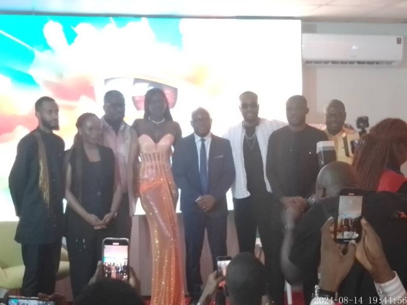 Image de Célébrités. La première saison de "Secret Story" a pris fin dans une ambiance de célébration à Abidjan-Cocody, marquant ainsi l'aboutissement d'une aventure télévisuelle riche en émotions et en talents. L'émission, lancée par Canal+ Côte d'Ivoire, a non seulement diverti le public, mais a également mis en lumière des jeunes talents venus de divers horizons africains. Le mercredi 14 août 2024 restera gravé dans les mémoires comme le jour où l'Ivoirienne Sanoko Awa a triomphé et a remporté le grand prix de cette première saison. Une Saison Charnière pour "Secret Story" Lancée avec l'ambition de devenir un tremplin pour les talents africains, la première saison de "Secret Story" a réussi à captiver l'attention d'un large public à travers le continent. Ce programme, fruit d'une collaboration entre Canal+ et des producteurs locaux, a offert une plateforme inédite pour des candidats venus de divers pays tels que le Sénégal, le Togo, le Gabon, la République Démocratique du Congo, et naturellement, la Côte d'Ivoire. Les deux mois de compétition ont été marqués par des défis stimulants, des révélations personnelles et des confrontations passionnées. La diversité des candidats a enrichi les échanges et les interactions, mettant en valeur les talents uniques de chacun. Cette saison inaugurale a ainsi servi de vitrine pour des compétences variées, allant du chant à la danse, en passant par des performances artistiques et des démonstrations de créativité. Parmi les dix-sept candidats, c’est Sanoko Awa, originaire de Côte d'Ivoire, qui a su se démarquer par son charisme, sa résilience et ses talents indéniables. La finale, qui a eu lieu à Abidjan-Cocody, a été l'occasion pour les téléspectateurs de découvrir les performances exceptionnelles de la jeune femme, ainsi que sa capacité à se connecter avec le public et les membres du jury. Sanoko Awa a remporté un montant impressionnant de 22,925 millions de FCFA, une somme qui témoigne de la reconnaissance du groupe Canal+ envers ses talents. Cette victoire est non seulement une récompense personnelle mais également une affirmation du potentiel créatif de la Côte d'Ivoire sur la scène internationale. Le Rôle de Canal+ dans la Promotion des Talents Locaux Djamilath Mamah, directrice de la communication de Canal+, a exprimé la satisfaction de sa structure quant à la réussite de cette première saison. Selon elle, l'objectif de "Secret Story" va bien au-delà du simple divertissement. Il s'agit également de fournir aux jeunes talents des opportunités concrètes au sein du groupe Canal+, contribuant ainsi à l'amélioration des conditions de vie et au développement économique du pays. « Notre engagement est de soutenir les jeunes talents et de les accompagner dans leur parcours professionnel. Nous souhaitons également promouvoir l'innovation et le développement culturel en Côte d'Ivoire et au-delà », a-t-elle déclaré. Cette vision s'inscrit dans une dynamique plus large, alignée avec les objectifs de développement du pays et les aspirations du Président de la République. La victoire de Sanoko Awa est symbolique d'un changement de paradigme dans la manière dont les talents africains sont reconnus et soutenus. En mettant en avant des créateurs et des artistes locaux, Canal+ joue un rôle crucial dans la construction d'une industrie du divertissement plus inclusive et représentative. Cette première saison de "Secret Story" pourrait ainsi servir de modèle pour d'autres initiatives similaires, stimulant la créativité et l'innovation dans le domaine du divertissement. La visibilité accordée aux talents régionaux ouvre la voie à une reconnaissance accrue sur la scène internationale, tout en renforçant le tissu culturel local. Alors que la première saison de "Secret Story" se clôt avec succès, il est pertinent de se demander quelles seront les prochaines étapes pour le programme et pour les talents qu'il a révélés. Quels seront les impacts à long terme de cette initiative sur la carrière des participants ? Canal+ continuera-t-il à investir dans des projets similaires ? Et comment d'autres pays africains pourraient-ils s'inspirer de ce modèle pour encourager leurs propres talents ? La question reste ouverte : dans quelle mesure les succès de "Secret Story" peuvent-ils influencer l'avenir des talents africains sur la scène internationale ? Le programme a-t-il ouvert la voie à une nouvelle ère de reconnaissance et de soutien pour les créateurs du continent, ou sera-t-il un événement isolé dans le paysage du divertissement africain ?