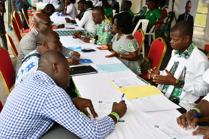 Image de Politique. Le siège du Parti Démocratique de Côte d'Ivoire - Rassemblement Démocratique Africain (PDCI-RDA) à Abidjan-Cocody a été le théâtre d'un engouement exceptionnel ce jeudi 15 août 2024, à l'occasion de la première Journée d'orientation des nouveaux militants. Cet événement marque une étape significative dans le renouveau d'un parti historique qui prépare activement les échéances électorales de 2025. Ce regain d'intérêt, symbolisé par l'afflux massif de militants, semble redonner au PDCI-RDA la vigueur nécessaire pour aborder sereinement l'avenir politique du pays. Un afflux massif pour une première Journée d'orientation Le jeudi 15 août 2024 restera gravé dans l'histoire récente du PDCI-RDA comme une journée de forte mobilisation. Dès les premières lueurs du jour, des centaines de militants ont pris d'assaut la Maison du Parti, siège emblématique du PDCI-RDA à Abidjan-Cocody. L'ambiance y était festive, marquée par un véritable enthousiasme populaire. Cette affluence inattendue témoigne d'un regain d'intérêt pour ce parti historique, qui, au fil des années, avait perdu une partie de sa superbe, mais qui semble aujourd'hui regagner en popularité et en dynamisme. Divers stands avaient été dressés pour accueillir ces nouveaux adhérents. Les structures affiliées au PDCI-RDA, telles que l'Union des Femmes du PDCI (UFPDCI) et la Jeunesse du PDCI (JPDCI), étaient présentes en nombre pour guider les nouveaux militants dans leurs premiers pas au sein du parti. L'accueil chaleureux et les conseils prodigués ont permis à chacun de trouver sa place dans cette grande famille politique. Cette première Journée d'orientation s'inscrit dans le cadre du programme de redynamisation du PDCI-RDA, initié par le président du parti, Tidjane Thiam. Depuis sa prise de fonction, Thiam a mis en œuvre un plan en sept points visant à préparer le parti pour la conquête du pouvoir d'État en 2025. Selon Alexis N'Guessan, conseiller du président en charge des nouvelles technologies, cette stratégie rencontre un succès grandissant, non seulement auprès des anciens militants, mais aussi auprès de nombreux Ivoiriens qui voient en Tidjane Thiam un leader capable de redonner au PDCI-RDA son lustre d'antan. « L'offre du président Tidjane Thiam est perçue comme une promesse de renouveau, non seulement pour notre parti, mais aussi pour l'ensemble du pays », a déclaré Alexis N'Guessan. « Depuis le lancement de la plateforme d'adhésion en ligne EPDCI, nous avons enregistré des milliers de nouvelles adhésions. Cette affluence massive témoigne de l'attractivité renouvelée du PDCI-RDA. » Le programme de Thiam mise sur une modernisation des structures du parti, une meilleure utilisation des technologies numériques et un recrutement massif de nouveaux militants pour élargir la base du PDCI-RDA. Cette démarche a déjà porté ses fruits, avec plus de 25 000 nouveaux adhérents recensés en quelques mois. La Journée d'orientation du 15 août avait pour objectif principal d'intégrer ces nouveaux militants dans la structure du parti. À travers diverses activités, les participants ont été guidés pour découvrir les rouages du PDCI-RDA, depuis leur comité de base jusqu'à leur délégation. Chaque militant a ainsi pu s'immerger dans la vie du parti, découvrir son histoire, ses idéaux et ses valeurs. Le mot d'ordre de la journée était clair : accueillir ces nouveaux adhérents avec le plus grand soin. « Les journées d'orientation du nouveau militant sont notre façon de dire “Akwaba” à toutes ces personnes qui rejoignent la grande famille du PDCI-RDA », a expliqué Alexis N'Guessan. Cet accueil chaleureux est un élément essentiel de la stratégie du parti, qui vise à fidéliser ces nouveaux militants et à les intégrer pleinement dans les activités du PDCI-RDA. Préparation des élections de 2025 : un enjeu de taille Au-delà de l'accueil des nouveaux militants, la Journée d'orientation a également été l'occasion de les préparer aux défis à venir, notamment les élections présidentielles de 2025. Lors de la conférence intitulée « Le PDCI-RDA : origines, évolutions et perspectives », animée par le Dr Gnamiem Yao, ancien ministre et vice-président chargé des grandes conférences du PDCI-RDA, les participants ont pu se familiariser avec l'histoire du parti et ses ambitions pour l'avenir. « Le PDCI-RDA est le socle sur lequel repose la Côte d'Ivoire moderne. Depuis sa création, il a joué un rôle central dans la consolidation de notre démocratie. Nos nouveaux militants doivent comprendre cette histoire pour mieux s'engager », a insisté Dr Gnamiem Yao. Ce rappel historique a permis de renforcer l'engagement des militants, en les ancrant dans les valeurs et les idéaux du parti. La conférence a également mis en lumière les stratégies du parti pour les prochaines élections. « Nous avons toujours été un phare de la démocratie en Afrique de l'Ouest, et nous devons continuer à éclairer le chemin pour les générations futures », a ajouté le Dr Gnamiem Yao. Cette ambition de maintenir le PDCI-RDA au centre de la scène politique ivoirienne est au cœur des préoccupations du parti, qui mise sur une stratégie de recrutement active et sur l'implication de ses militants dans la campagne électorale. Un dialogue direct et constructif La Journée d'orientation a également permis de favoriser le dialogue entre les nouveaux militants et les instances du parti. Les rencontres avec les élus et les dirigeants du PDCI-RDA ont offert une plateforme pour des échanges directs et constructifs, permettant aux militants de poser leurs questions, de partager leurs préoccupations et de proposer leurs idées. Ces échanges ont été particulièrement appréciés par les militants, qui y ont vu une occasion unique de s'impliquer activement dans la vie du parti. « Cette journée est une véritable opportunité pour nous de comprendre les enjeux politiques et de nous préparer à y participer pleinement », a témoigné un jeune militant, visiblement enthousiasmé par l'événement. Parallèlement aux rencontres et aux échanges, une formation politique a été dispensée aux nouveaux militants. Cette formation visait à leur transmettre les connaissances nécessaires pour s'engager efficacement dans la vie du parti. L'histoire riche du PDCI-RDA, ses grandes victoires démocratiques et ses défis actuels ont été au cœur des discussions. Les participants ont également été initiés aux idéaux et aux valeurs du parti, afin de les préparer à devenir des acteurs à part entière de la vie politique ivoirienne. « Il est essentiel que nos militants comprennent l'importance de notre histoire et de nos valeurs pour pouvoir les défendre et les promouvoir dans leurs actions futures », a souligné un formateur. Cette formation politique est un élément clé de la stratégie du PDCI-RDA, qui entend faire de ses militants des ambassadeurs des idéaux du parti dans leurs communautés. L'objectif est clair : préparer le PDCI-RDA à la conquête du pouvoir en 2025, en misant sur une base militante solide et bien formée. La Journée d'orientation, qui a débuté le 15 août, se poursuivra jusqu'au 17 août 2024, offrant ainsi une opportunité continue pour les nouveaux adhérents de s'immerger pleinement dans la vie du PDCI-RDA. Ce format prolongé permet de renforcer l'intégration des militants et de les préparer à s'engager activement dans les prochaines échéances électorales. La mobilisation observée lors de cette première journée laisse présager un succès continu pour les jours à venir. Le PDCI-RDA semble bel et bien en marche pour reconquérir une place centrale sur l'échiquier politique ivoirien, fort de ses nouveaux militants et de ses stratégies de renouveau. En conclusion, la Journée d'orientation des nouveaux militants du PDCI-RDA marque un tournant important pour ce parti historique. Le succès de cet événement témoigne d'une volonté renouvelée de conquérir le pouvoir en 2025, en s'appuyant sur une base militante élargie et renforcée. Mais au-delà de cette mobilisation, une question demeure : quelle place le PDCI-RDA occupera-t-il dans la Côte d'Ivoire de demain, face aux défis politiques, économiques et sociaux qui se profilent à l'horizon ?