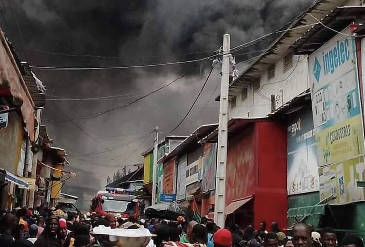 Image de Faits Divers. Le Black Market d’Adjamé, épicentre du commerce informel à Abidjan, a été le théâtre d’un incendie d'une rare intensité depuis le 15 août 2024. Malgré les efforts déployés par les sapeurs-pompiers, le feu continue de ravager ce marché emblématique, mettant en péril des milliers de moyens de subsistance. Selon les autorités, il faudra encore plusieurs jours pour maîtriser définitivement les flammes. Cet article examine les défis auxquels font face les équipes de secours, les conséquences pour les commerçants, et les leçons à tirer de cette tragédie pour la gestion des risques d’incendie dans les zones urbaines densément peuplées. Un Feu Incessant : Chronique d’un Désastre Annoncé Le 15 août 2024, une date désormais gravée dans la mémoire des commerçants du Black Market, un incendie d'une violence inouïe s’est déclaré, plongeant ce quartier vibrant d'Adjamé dans le chaos. Les flammes, initialement confinées à quelques étals, se sont rapidement propagées, embrasant une grande partie du marché en quelques heures seulement. Le lendemain, malgré les efforts ininterrompus des équipes de secours, le feu continuait de dévorer le marché, rendant la tâche des pompiers particulièrement ardue. « C’est une véritable bataille », a confié le commandant Tapily, chargé des opérations de secours au Groupement des Sapeurs-Pompiers Militaire (GSPM). « Nous sommes face à un feu tenace, alimenté par les matériaux inflammables qui se trouvent en abondance sur le site. » En effet, le Black Market, connu pour ses étals bondés de marchandises variées, constitue un terrain fertile pour la propagation rapide des flammes. Alors que les pompiers luttent jour et nuit pour contenir l’incendie, les commerçants, quant à eux, tentent désespérément de sauver ce qui peut l’être. Des scènes de désolation se succèdent alors que des hommes et des femmes, visiblement épuisés, s’efforcent de récupérer leurs biens avant que les flammes ne les engloutissent définitivement. Le bilan provisoire dressé par le commandant Tapily est à la fois rassurant et préoccupant : « Heureusement, aucune perte en vie humaine n’a été enregistrée. Cependant, un bloc de bâtiment de 2000 mètres carrés est gravement menacé. Certains bâtiments sont déjà perdus, d’autres ont pu être sauvés in extremis. » Ce bilan illustre la gravité de la situation et l’ampleur des dégâts matériels déjà subis par les commerçants, dont beaucoup risquent de perdre leurs moyens de subsistance. Les Défis des Équipes de Secours : Une Course Contre la Montre L’intervention des pompiers a été marquée par des défis majeurs, qui ont considérablement ralenti les opérations de secours. Le principal obstacle rencontré par les équipes est l’effondrement partiel d’un bloc de bâtiment, qui a compliqué l’accès aux zones les plus touchées par l’incendie. « Un des bâtiments s’est effondré sous l’effet de la chaleur, rendant l’intervention encore plus complexe », a expliqué le commandant Tapily. Mais ce n’est pas le seul problème auquel les secours doivent faire face. L’absence de points d’eau à proximité du marché a forcé les pompiers à effectuer des allers-retours incessants pour ravitailler leurs engins, ralentissant ainsi les efforts de maîtrise des flammes. « Nous sommes contraints de faire des allers-retours pour nous approvisionner en eau, ce qui ralentit considérablement nos opérations », a-t-il ajouté. Le Black Market est plus qu’un simple lieu de commerce ; il représente le cœur battant de l’économie informelle d’Adjamé. Pour des milliers de commerçants, c’est le lieu où ils gagnent leur vie, souvent dans des conditions difficiles. L’incendie qui ravage actuellement ce marché pourrait avoir des répercussions dévastatrices sur l’économie locale. Les pertes matérielles sont déjà considérables, et pour beaucoup de commerçants, l’avenir s’annonce incertain. « Nous avons tout perdu », se lamente une commerçante, dont l’étal a été réduit en cendres. « Comment allons-nous nous relever de ça ? » Cette question hante de nombreux commerçants qui se retrouvent aujourd’hui sans ressources et sans perspectives claires de reprise. Gestion des Risques d’Incendie : Un Système à Revoir Cet incendie met en lumière les lacunes criantes en matière de gestion des risques d’incendie dans les zones urbaines densément peuplées comme Adjamé. La prolifération des marchés informels, souvent installés sans planification adéquate, crée des conditions propices à des catastrophes de ce genre. L’absence de points d’eau à proximité du Black Market en est un exemple frappant, révélant un manque de préparation évident face à de telles urgences. Les autorités locales et nationales doivent tirer des leçons de cet événement tragique pour repenser la gestion des marchés urbains. Une meilleure planification, incluant l’installation de systèmes de prévention des incendies et la mise en place de mesures d’urgence adaptées, est essentielle pour prévenir de telles catastrophes à l’avenir. Face à cette tragédie, les appels à la solidarité se multiplient. Des initiatives locales commencent à voir le jour pour venir en aide aux commerçants touchés par l’incendie. « Nous devons nous soutenir mutuellement », affirme un membre de la communauté locale. « Il est essentiel de mobiliser des ressources pour aider ceux qui ont tout perdu à reconstruire leur vie. » La solidarité entre les habitants d’Adjamé et au-delà sera cruciale pour permettre aux victimes de cet incendie de surmonter cette épreuve. Des campagnes de collecte de fonds et de dons de matériel sont en cours, mais il est évident que les besoins dépassent largement les ressources actuellement disponibles. Alors que les flammes continuent de ravager le Black Market, il est impératif de réfléchir aux mesures à prendre pour éviter que de telles tragédies ne se reproduisent. Les autorités doivent non seulement renforcer les capacités des équipes de secours, mais aussi repenser la structure et l’organisation des marchés urbains pour mieux protéger les populations vulnérables. Cet incendie pose également la question de la résilience des infrastructures urbaines en Afrique, souvent insuffisamment préparées à faire face à des catastrophes de grande ampleur. Quelles stratégies doivent être mises en place pour garantir la sécurité des marchés urbains, tout en préservant l’activité économique vitale qu’ils représentent ?