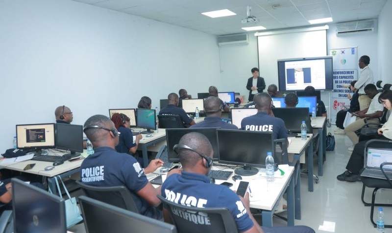 Image de Société. La Côte d'Ivoire franchit une nouvelle étape dans la lutte contre les crimes sexuels facilités par la technologie. Grâce à un programme de formation intensive, soutenu par l'Agence Nationale de la Police Coréenne (KNPA) et le Programme des Nations Unies pour le Développement (PNUD), la Police nationale ivoirienne se dote des compétences nécessaires pour répondre efficacement aux défis croissants de la cybercriminalité. Ce programme marque un tournant décisif dans la modernisation des forces de l'ordre et leur capacité à protéger les citoyens, en particulier les femmes et les enfants, contre les violences en ligne. Une Formation Essentielle pour une Réponse Adaptée La cybercriminalité, et plus spécifiquement les crimes sexuels en ligne, est une menace croissante en Côte d'Ivoire, comme dans de nombreux pays du monde. Avec la généralisation de l'accès à internet et l'explosion de l'utilisation des smartphones, les dangers liés aux abus et aux violences sexuelles en ligne se sont multipliés, touchant particulièrement les groupes vulnérables tels que les adolescents. Dans ce contexte, la formation des forces de l'ordre est devenue une priorité pour le gouvernement ivoirien. Le programme de formation, qui vient de s'achever, a été spécialement conçu pour doter les vingt agents de la police ivoirienne des compétences essentielles à la prévention et à la répression des crimes sexuels en ligne. Les participants ont reçu une formation avancée en cyber-enquête, en gestion des preuves numériques et en mise en place de systèmes de signalement centrés sur les victimes. Cette formation a été appuyée par des experts de la Direction de l'Informatique et des Traces Technologiques (DITT), garantissant ainsi une transmission continue des compétences au sein des unités locales. Le Directeur Général de la Police Nationale a exprimé sa satisfaction face à cette initiative, soulignant l'importance d'une telle formation dans un monde où "tous les Ivoiriens disposent désormais d'un portable, qui est devenu une arme potentielle". Cette déclaration met en lumière la prise de conscience croissante des autorités ivoiriennes quant à la nécessité de moderniser les forces de l'ordre pour faire face aux défis de la sécurité numérique. Le succès de ce programme de formation ne serait pas possible sans le soutien précieux de partenaires internationaux. L'Agence Nationale de la Police Coréenne (KNPA), en collaboration avec le PNUD, a joué un rôle crucial dans le financement et l'organisation de cette initiative. M. Mujin Lee, Coordonnateur de projet du PNUD à Séoul, a souligné l'importance de cette collaboration, affirmant que "ce programme illustre comment les partenariats internationaux peuvent renforcer les capacités locales". Ce partenariat avec la Corée s'inscrit dans une stratégie plus large de renforcement des capacités des forces de sécurité en Côte d'Ivoire, visant à améliorer la protection des citoyens dans un environnement numérique de plus en plus complexe. Le soutien de la Corée et d'autres partenaires, tels que le Japon, témoigne de l'engagement de la communauté internationale à accompagner la Côte d'Ivoire dans ses efforts pour moderniser ses services de police et renforcer la sécurité intérieure. Gaël Ollivier, Représentant Résident par intérim du PNUD en Côte d'Ivoire, a également salué ce partenariat stratégique, affirmant que "ce programme témoigne de notre engagement commun à moderniser les services de police en Côte d'Ivoire". Il a réitéré le soutien du PNUD et de l'ensemble du système des Nations Unies pour accompagner les autorités ivoiriennes dans la lutte contre les crimes sexuels en ligne et autres formes de cybercriminalité. Les Défis de la Cybercriminalité en Côte d'Ivoire La cybercriminalité en Côte d'Ivoire, notamment les crimes sexuels en ligne, représente un défi de taille pour les forces de l'ordre. Depuis 2020, les pertes financières liées à la cybercriminalité ont dépassé les 6 milliards de francs CFA par an, un chiffre alarmant qui illustre l'ampleur du problème. Les criminels exploitent les failles technologiques pour cibler des victimes vulnérables, notamment les femmes et les jeunes filles, souvent avec des conséquences psychologiques et sociales dévastatrices. La lutte contre ces formes de criminalité nécessite une approche holistique, combinant répression, prévention et éducation. Les forces de l'ordre doivent être en mesure de réagir rapidement aux signalements de crimes sexuels en ligne, d'identifier et de poursuivre les auteurs, tout en offrant un soutien adéquat aux victimes. C'est dans cette optique que le programme de formation a mis l'accent sur la mise en place de systèmes de signalement centrés sur les victimes, afin de garantir que chaque signalement soit traité avec la sensibilité et le sérieux qu'il mérite. Le renforcement des capacités des forces de l'ordre est un investissement crucial pour l'avenir de la sécurité en Côte d'Ivoire. Grâce à cette formation, la Police nationale est désormais mieux équipée pour faire face aux défis posés par la cybercriminalité. Les agents formés pourront non seulement mener des enquêtes plus efficaces, mais aussi former leurs collègues, créant ainsi un effet multiplicateur au sein des forces de l'ordre. Cette initiative s'inscrit dans une vision à long terme de la modernisation de la police ivoirienne. En dotant les forces de l'ordre des compétences nécessaires pour répondre aux défis contemporains, la Côte d'Ivoire se positionne comme un leader en matière de sécurité numérique en Afrique de l'Ouest. Le soutien continu des partenaires internationaux sera essentiel pour maintenir cet élan et garantir que les progrès réalisés soient pérennes. Vers une Réforme Globale de la Sécurité Numérique en Côte d'Ivoire ? Si cette formation constitue une avancée significative, elle soulève également la question plus large de la réforme de la sécurité numérique en Côte d'Ivoire. Les crimes sexuels en ligne ne sont qu'une facette de la cybercriminalité, et il est crucial de mettre en place une stratégie globale pour protéger les citoyens contre toutes les formes de criminalité numérique. Cela inclut le renforcement des capacités des forces de l'ordre, mais aussi la sensibilisation du public aux dangers en ligne, le développement de cadres juridiques adaptés, et la coopération internationale pour lutter contre les réseaux criminels transnationaux. Le gouvernement ivoirien, en partenariat avec des organisations internationales comme le PNUD, doit continuer à investir dans la sécurité numérique, en s'assurant que les forces de l'ordre disposent des outils et des ressources nécessaires pour faire face à ces menaces évolutives. Les citoyens, quant à eux, doivent être éduqués sur les comportements sûrs en ligne et encouragés à signaler les incidents de cybercriminalité. Alors que la Côte d'Ivoire renforce ses capacités pour lutter contre les crimes sexuels en ligne, une question demeure : comment le pays peut-il continuer à progresser dans la sécurisation de l'espace numérique tout en s'adaptant aux évolutions rapides des technologies et des méthodes criminelles ? La réponse à cette question déterminera en grande partie l'efficacité des efforts déployés pour protéger les citoyens contre les nouvelles formes de criminalité numérique. En conclusion, la formation récemment achevée des agents de la Police nationale de Côte d'Ivoire est un pas important vers une meilleure protection des citoyens contre les crimes sexuels en ligne. Cependant, il reste beaucoup à faire pour garantir que la sécurité numérique devienne une réalité tangible pour tous les Ivoiriens. La lutte contre la cybercriminalité nécessite une approche globale et continue, intégrant non seulement des formations, mais aussi des réformes structurelles, des innovations technologiques, et une coopération internationale renforcée. Le défi est immense, mais il est essentiel pour assurer un avenir plus sûr dans un monde de plus en plus connecté. Alors, comment la Côte d'Ivoire continuera-t-elle à innover et à s'adapter pour relever ces défis dans les années à venir ?