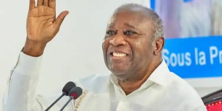 Image de Politique. Le Parti des peuples africains – Côte d’Ivoire (PPA-CI), dirigé par l’ancien président Laurent Gbagbo, a récemment pris position contre un mouvement qui prétend agir en son nom. Le parti a clairement exprimé son désaveu à l’égard de l’organisation dénommée « 3 millions de disciples pour Laurent Gbagbo », soulignant son intention de saisir la justice pour faire la lumière sur les motivations de ce groupe. Cet épisode met en lumière les tensions internes et les luttes d’influence qui marquent la scène politique ivoirienne, alors que le pays se prépare à des échéances électorales cruciales. Un Mouvement Controversé : Une Infiltration ou une Initiative Spontanée ? L’émergence soudaine du mouvement « 3 millions de disciples pour Laurent Gbagbo » a suscité de vives réactions au sein du Parti des peuples africains – Côte d’Ivoire (PPA-CI). Ce groupe, qui se réclame de la ligne de conduite de Laurent Gbagbo, prétend rassembler une vaste base de soutien pour l’ancien président. Cependant, son existence même est mise en question par le PPA-CI, qui a fermement déclaré ne pas reconnaître cette organisation. Dans un communiqué daté du 18 août, le PPA-CI a pris ses distances avec ce mouvement, affirmant qu’il ignore les intentions réelles de ses membres. « Il nous revient de façon récurrente que des individus se présentant comme faisant partie d’un mouvement dénommé Trois millions de disciples pour Laurent Gbagbo et se réclamant du service d’ordre du PPA-CI invitent leurs membres à se faire confectionner des tenues dans un objectif dont seuls les auteurs maîtrisent les tenants et les aboutissants », indique le parti dans son communiqué. L’apparition de ce mouvement pourrait-elle être perçue comme une tentative de manipulation politique ou d’usurpation d’identité par des individus ou groupes externes ? Les dirigeants du PPA-CI semblent le croire. Le rejet catégorique exprimé par le parti à l’égard de cette initiative souligne une volonté claire de préserver l’intégrité de son image et de ses actions. Le parti a ainsi annoncé son intention de porter cette affaire devant les autorités judiciaires afin de faire toute la lumière sur les agissements du mouvement. Le PPA-CI a également tenu à rappeler à ses partisans et à l’opinion publique que ses véritables actions et intentions sont communiquées par des voies officielles. Toute tentative d’usurpation de son nom ou de ses symboles sera fermement combattue. Cette prise de position s’inscrit dans un contexte politique où les partis cherchent à affirmer leur légitimité et à éviter toute confusion qui pourrait nuire à leur image. Le Contexte Politique : Entre Tensions et Réalignements Le désaveu du PPA-CI à l’égard du mouvement « 3 millions de disciples pour Laurent Gbagbo » intervient dans un contexte politique particulièrement tendu en Côte d’Ivoire. Depuis le retour de Laurent Gbagbo sur la scène politique, son parti a dû faire face à des défis majeurs, notamment la réorganisation interne et la reconquête de son électorat traditionnel. Le PPA-CI, en tant que principale force d’opposition, est confronté à la nécessité de se positionner face aux multiples enjeux électoraux à venir. Dans ce cadre, toute initiative qui pourrait être perçue comme une division ou une fragmentation du soutien à Laurent Gbagbo est perçue comme une menace directe à la cohésion du parti. La situation est d’autant plus complexe que d’autres figures politiques, autrefois proches de Gbagbo, ont également entrepris de fédérer des soutiens autour de leur propre personne ou de leur vision politique. Cette multiplication des initiatives autonomes ou concurrentes au sein de la mouvance Gbagbo constitue un défi majeur pour le PPA-CI, qui doit naviguer entre unité et diversité des soutiens. L’émergence de mouvements spontanés ou de groupes de soutien non officiels est un phénomène courant dans les démocraties africaines, où les dynamiques politiques sont souvent fluides et imprévisibles. Ces groupes, qui se forment généralement autour de figures charismatiques, peuvent rapidement gagner en popularité et en influence. Cependant, ils sont aussi susceptibles de devenir des outils de manipulation pour des acteurs politiques cherchant à semer la confusion ou à affaiblir leurs adversaires. Dans le cas du mouvement « 3 millions de disciples pour Laurent Gbagbo », la question se pose de savoir s’il s’agit réellement d’un élan populaire en faveur de l’ancien président ou d’une initiative orchestrée par des acteurs cherchant à perturber la stratégie du PPA-CI. Cette ambiguïté est au cœur des préoccupations du parti, qui cherche à protéger son image et à éviter toute confusion dans l’esprit de ses partisans. Le PPA-CI a ainsi adopté une posture de vigilance face à ce qu’il perçoit comme une tentative de déstabilisation. En prenant ses distances avec ce mouvement, le parti envoie un message clair : il ne tolérera aucune initiative qui ne soit pas en ligne avec sa vision et ses objectifs politiques. Cette fermeté est nécessaire pour maintenir l’unité du parti et éviter les divisions internes qui pourraient affaiblir sa position dans le paysage politique ivoirien. L’annonce par le PPA-CI de son intention de saisir la justice marque une étape importante dans cette affaire. En choisissant de porter cette question devant les tribunaux, le parti montre sa détermination à aller au fond des choses et à obtenir des réponses claires sur les motivations et les intentions réelles du mouvement « 3 millions de disciples pour Laurent Gbagbo ». Ce recours à la justice pourrait également permettre d’établir un précédent juridique en matière de protection des noms et symboles politiques en Côte d’Ivoire. Dans un contexte où les mouvements politiques non officiels prolifèrent, il devient crucial de définir des cadres clairs pour éviter les abus et les dérives. La démarche du PPA-CI pourrait ainsi contribuer à renforcer la réglementation en matière de création et de fonctionnement des groupes de soutien politique. Les Répercussions Sur La Scène Politique Ivoirienne Au-delà de l’affaire elle-même, cette situation pourrait avoir des répercussions significatives sur la scène politique ivoirienne. La clarification juridique que le PPA-CI cherche à obtenir pourrait servir de modèle pour d’autres partis confrontés à des initiatives similaires. De plus, cette affaire met en lumière les défis auxquels sont confrontés les partis politiques en Côte d’Ivoire, notamment en ce qui concerne le contrôle et la gestion de leur image publique. Dans un pays où les allégeances politiques sont souvent mouvantes et où les stratégies électorales évoluent rapidement, la capacité d’un parti à maintenir une cohérence interne et à protéger son image est essentielle. Le PPA-CI, en prenant une position ferme contre le mouvement « 3 millions de disciples pour Laurent Gbagbo », envoie un signal fort à ses partisans et à l’ensemble de la classe politique ivoirienne : l’unité et la discipline sont des priorités absolues. La manière dont le PPA-CI gérera cette crise pourrait avoir un impact direct sur sa performance lors des prochaines échéances électorales. Si le parti parvient à clarifier la situation et à éviter toute confusion parmi ses partisans, il pourrait sortir renforcé de cette épreuve. En revanche, si cette affaire venait à s’éterniser ou à susciter des divisions internes, elle pourrait fragiliser le PPA-CI à un moment crucial. Les prochaines élections en Côte d’Ivoire s’annoncent déterminantes pour l’avenir du pays, et chaque parti politique se prépare à y jouer un rôle clé. Pour le PPA-CI, l’enjeu est de taille : il s’agit non seulement de reconquérir l’électorat fidèle à Laurent Gbagbo, mais aussi de s’affirmer comme une force incontournable sur la scène politique nationale. Toute initiative qui pourrait compromettre cette stratégie sera donc vigoureusement combattue. Malgré les défis auxquels il est confronté, Laurent Gbagbo demeure une figure centrale de la politique ivoirienne. Son retour sur la scène politique a ravivé les espoirs de nombreux partisans, qui voient en lui un leader capable de rassembler et de conduire la Côte d’Ivoire vers un avenir meilleur. Cependant, cette popularité s’accompagne également de responsabilités et de défis, notamment en ce qui concerne la gestion des mouvements de soutien non officiels. Le rôle de Laurent Gbagbo dans cette affaire sera scruté de près. Comment réagira-t-il face à ce mouvement qui prétend agir en son nom ? Sa réponse pourrait influencer non seulement la trajectoire du PPA-CI, mais aussi l’ensemble du paysage politique ivoirien. En prenant ses distances avec le mouvement « 3 millions de disciples pour Laurent Gbagbo », le P