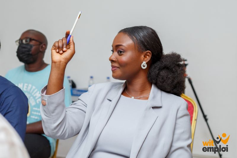 Image de Célébrités. Le mariage de la journaliste et chroniqueuse ivoirienne Eunice Loïs N’da, figure emblématique de Life TV, a marqué les esprits ce week-end à Abidjan. Réputée pour son engagement religieux et son influence médiatique, Eunice a exprimé une profonde gratitude envers son époux, couronnant ainsi une cérémonie riche en émotions. Entre tendresse, reconnaissance et foi, cette union illustre les valeurs qui guident la jeune femme dans sa vie personnelle et professionnelle. Un Mariage Somptueux Célébré à Abidjan Eunice Loïs N’da, journaliste et chroniqueuse renommée, a célébré son mariage le week-end dernier dans la capitale ivoirienne. Cet événement, qui a captivé l'attention du public, a été marqué par une cérémonie somptueuse où traditions et modernité se sont harmonieusement entremêlées. La cérémonie traditionnelle, empreinte de symbolisme, a été suivie d’une célébration religieuse qui reflétait la foi profonde de la jeune femme. Le mariage de Eunice Loïs N’da a été l’occasion pour elle de témoigner de son bonheur et de son amour pour son époux. « Merci de m’avoir honorée, mon ami, mon chef, mon serviteur, mon héritage selon le Seigneur, l’homme de ma vie. Je ne me suis pas trompée en te choisissant », a-t-elle déclaré, visiblement émue, lors de cette journée mémorable. Ces paroles, empreintes de respect et de reconnaissance, illustrent la profondeur du lien qui unit les deux époux. En plus de l'union célébrée avec faste, Eunice Loïs N’da a reçu un cadeau de mariage d’une grande valeur symbolique : une voiture offerte par son mari. Ce geste, qui va bien au-delà de la simple matérialité, traduit l’affection et l’engagement de son époux à ses côtés. La réaction de Eunice, partagée sur les réseaux sociaux, témoigne de la reconnaissance et de l’amour qu’elle porte à son partenaire. « Tu es beau au dedans comme en dehors. Tu es précieux. Merci pour l’honneur, grand homme », a-t-elle ajouté, soulignant à quel point ce geste avait touché son cœur. Ces mots, publiés sur sa page Facebook, ont rapidement suscité de nombreuses réactions de la part de ses abonnés, qui ont partagé avec elle leur joie et leurs félicitations. Eunice Loïs N’da n’est pas seulement une figure médiatique ; elle est également connue pour sa foi inébranlable. Chrétienne pratiquante, elle ne manque jamais une occasion d’exhorter ses milliers de followers à la foi et à l’espérance. Son mariage n’a pas échappé à cette règle, étant célébré dans un cadre où la spiritualité occupait une place centrale. Pour Eunice, ce mariage est non seulement l’union de deux âmes, mais aussi un engagement devant Dieu, qu’elle considère comme le fondement de sa vie. Ses publications régulières sur les réseaux sociaux, empreintes de messages bibliques et de réflexions spirituelles, témoignent de l’importance qu’elle accorde à sa foi. « Mon mariage est un témoignage de la grâce divine dans ma vie », a-t-elle confié à ses proches. L’Influence de Eunice Loïs N’da : Une Icône pour la Jeunesse Ivoirienne Au-delà de son rôle de journaliste et de chroniqueuse, Eunice Loïs N’da est devenue une véritable icône pour la jeunesse ivoirienne. Par son parcours, elle incarne un modèle de réussite qui allie professionnalisme, spiritualité et engagement social. Sa capacité à jongler entre sa carrière médiatique et sa vie personnelle a fait d’elle une figure respectée et admirée. Son mariage a également mis en lumière la manière dont elle utilise sa plateforme pour inspirer et guider les jeunes. Les messages de félicitations qui ont afflué après l’annonce de son mariage montrent à quel point elle est suivie et appréciée. En s’adressant à son mari avec des mots d’une grande profondeur, elle a également envoyé un message fort sur l’importance de l’amour, du respect mutuel et de la gratitude dans une relation. Le mariage de Eunice Loïs N’da n’a pas seulement marqué un tournant dans sa vie personnelle, mais il a également illustré sa capacité à concilier sa carrière publique avec ses engagements privés. Cette dualité, souvent difficile à gérer, est pour elle une source d’épanouissement. Dans un monde où les personnalités publiques sont souvent exposées à des pressions énormes, Eunice a su garder un équilibre entre ses différentes responsabilités. L’exemple de Eunice montre que, malgré les défis, il est possible de réussir dans les deux sphères. Sa gestion de l’événement a été saluée non seulement pour son organisation impeccable, mais aussi pour la manière dont elle a su intégrer ses valeurs personnelles dans cette célébration publique. Pour de nombreux jeunes, elle est la preuve que le succès n’est pas uniquement une question de carrière, mais aussi de la qualité des relations que l’on construit. Dans le monde hyperconnecté d'aujourd'hui, les réseaux sociaux jouent un rôle crucial dans la manière dont les individus partagent leur vie privée et professionnelle. Eunice Loïs N’da a parfaitement compris ce levier, utilisant sa page Facebook pour non seulement partager les moments marquants de son mariage, mais aussi pour transmettre des messages de foi et d'encouragement. Sa publication post-mariage, où elle remercie son époux avec des mots d'une grande tendresse, a immédiatement capté l'attention de ses nombreux abonnés. Cette utilisation des réseaux sociaux pour véhiculer des valeurs positives renforce son image publique en tant que modèle de vertu et de dévouement. Pour Eunice, ces plateformes sont plus qu'un simple moyen de communication ; elles sont un outil puissant pour influencer et inspirer. Un Exemple Inspirant : La Place de la Foi dans la Vie Moderne Le mariage de Eunice Loïs N’da n’est pas seulement un événement personnel ; il est aussi un exemple inspirant pour ceux qui cherchent à concilier vie moderne et spiritualité. Dans une société où les valeurs traditionnelles et religieuses sont parfois mises à mal par les exigences du monde contemporain, Eunice se démarque par son attachement à des principes solides. Son engagement religieux, loin d'être un frein, est perçu comme une force qui la guide dans toutes les sphères de sa vie. Pour ses abonnés et ceux qui la suivent, elle représente un modèle de foi en action, montrant qu'il est possible de réussir tout en restant fidèle à ses convictions spirituelles. Son mariage en est une illustration éclatante, où chaque geste et chaque parole sont imprégnés de cette dimension sacrée. Le mariage de Eunice Loïs N’da s’inscrit dans un contexte où les valeurs matrimoniales en Côte d'Ivoire évoluent, oscillant entre respect des traditions et ouverture à la modernité. Les cérémonies traditionnelles, encore très présentes, sont aujourd'hui souvent complétées par des célébrations modernes, plus en phase avec les aspirations des jeunes générations. Eunice, à travers son union, symbolise cette dualité. Tout en respectant les rites et coutumes ancestrales, elle a su apporter une touche de modernité à son mariage, en phase avec son époque. Cette approche hybride, qui marie tradition et innovation, est de plus en plus courante en Côte d'Ivoire, où les jeunes couples cherchent à honorer leur héritage tout en affirmant leur individualité. Ce phénomène soulève des questions sur l'avenir des coutumes matrimoniales dans le pays. Comment les jeunes générations continueront-elles à concilier ces deux mondes ? Eunice Loïs N’da, par son mariage, offre une réponse possible, montrant que tradition et modernité peuvent coexister harmonieusement. L’Amour et la Foi Comme Piliers : Un Message pour les Jeunes Couples En partageant son expérience, Eunice Loïs N’da envoie un message fort aux jeunes couples ivoiriens : l’amour et la foi sont les piliers d’une relation réussie. Dans un monde où les relations sont souvent mises à l’épreuve par diverses pressions, internes comme externes, elle rappelle l’importance de se soutenir mutuellement et de rester ancrés dans des valeurs communes. Son témoignage, à la fois personnel et universel, résonne particulièrement dans une société en quête de repères. Les mots qu’elle a adressés à son mari, pleins de respect et d’admiration, montrent que l’amour véritable ne se mesure pas seulement à travers les biens matériels, mais aussi à travers la reconnaissance de l’autre et l’engagement à ses côtés. En tant que figure médiatique, Eunice Loïs N’da utilise son influence pour diffuser un message d’amour et de foi. Contrairement à certaines personnalités publiques qui préfèrent garder leur vie privée à l’écart des projecteurs, Eunice a choisi de partager son bonheur avec son public, tout en restant fidèle à ses convictions. Ce choix de transparence et d’ouverture lui permet de toucher un large auditoire, en particulier les jeunes qui cherchent des modèles de vie équilibrée. Eunice montre qu'il est possible de concilier une carrière médiatique exigeante avec une vie personnelle riche en valeurs. Cette approche lui a valu non seulement le respect de ses pairs, mais aussi l’affection de ses followers, qui voient en elle une source d’inspiration. L’histoire de Eunice Loïs N’da est celle d’une femme qui a su allier amour, foi et réussite professionnelle. Elle pose également une question plus large sur l’évolution des valeurs familiales en Côte d’Ivoire. À l’heure où la modernité bouleverse les structures traditionnelles, comment les jeunes couples pourront-ils préserver l’essence des traditions tout en s’ouvrant aux nouvelles réalités ? Les jeunes générations sauront-elles maintenir cet équilibre entre tradition et modernité dans leurs relations, à l'image de ce qu'a montré Eunice à travers son mariage ? Ou bien les valeurs familiales seront-elles redéfinies pour répondre aux nouvelles attentes de la société ivoirienne ?