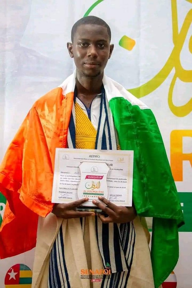 Image de L'islam pour les musulmans. Le samedi 17 août 2024 restera une date mémorable pour la Côte d’Ivoire, qui a remporté avec éclat la finale du Concours international de Qur’an, connu sous le nom d’Al Fourquane. Organisée lors de la 35ème édition du Séminaire national de formation islamique et managérial (SENAFOI) à l’université de Man, cette victoire a couronné les efforts de l’Ivoirien Ano Mohamed, dont la performance exceptionnelle a surpassé celles des concurrents venus de 11 pays africains. Ce triomphe, salué par une nation fière, marque une nouvelle étape dans l’affirmation de la Côte d’Ivoire sur la scène internationale des compétitions religieuses et culturelles. Une Compétition de Haut Niveau : L'Excellence Ivoirienne S'impose C’est dans une atmosphère empreinte de solennité et de recueillement que la finale du Concours international de Qur’an s’est déroulée à l’université de Man. Onze pays africains étaient en lice, chacun représenté par ses meilleurs psalmodieurs, prêts à démontrer leur maîtrise du Livre Saint. Parmi eux, le Nigeria, le Mali, le Maroc, le Togo, la Guinée, le Sénégal, les Comores, la Mauritanie, le Bénin, le Ghana, et bien sûr, la Côte d’Ivoire. Ano Mohamed, représentant ivoirien, a su se distinguer par une performance éblouissante, obtenant une note impressionnante de 19,76 sur 20 au classement général. Ce résultat, fruit de nombreuses heures de dévouement et d’étude, a permis à la Côte d’Ivoire de décrocher le titre tant convoité, devant des nations réputées pour leur tradition et leur excellence dans la récitation du Qur’an. Le choix de l’université de Man pour accueillir cette compétition internationale n’est pas anodin. Située dans une région riche en histoire et en culture, cette institution est depuis longtemps un lieu de rassemblement pour les intellectuels et les spirituels de tout le pays. Le Séminaire national de formation islamique et managérial (SENAFOI), qui en est à sa 35ème édition, s’est imposé comme un événement phare, attirant chaque année des participants de toute l’Afrique. Le cadre paisible de l’université de Man, combiné à l’organisation rigoureuse du comité exécutif de l’Association des élèves et étudiants musulmans de Côte d’Ivoire (AEEMCI), a créé les conditions idéales pour que les compétiteurs puissent exprimer tout leur talent. Cette édition du SENAFOI, marquée par la victoire d’Ano Mohamed, restera gravée dans les annales comme un moment de grande spiritualité et de fraternité entre les nations africaines. Le parcours d’Ano Mohamed est un exemple inspirant de persévérance et de foi. Originaire de Côte d’Ivoire, ce jeune homme s’est formé dès son plus jeune âge à la récitation du Qur’an, s’imprégnant des enseignements de ses maîtres et développant une technique qui allie rigueur et émotion. Ses années de préparation ont culminé dans cette performance remarquable à Man, où il a su captiver le jury et le public par la précision de sa récitation et la profondeur de son interprétation. La note de 19,76 sur 20, qui lui a été attribuée, est le reflet de cette maîtrise exceptionnelle. Ce score, presque parfait, n’est pas seulement le résultat d’un talent inné, mais aussi d’un travail acharné et d’une discipline de fer. Ano Mohamed a su représenter dignement son pays, en montrant que la Côte d’Ivoire possède des talents de classe mondiale dans le domaine de la psalmodie du Qur’an. Une Victoire qui Résonne : L’Impact au-delà des Frontières Ivoiriennes La victoire d’Ano Mohamed ne s’arrête pas aux frontières de la Côte d’Ivoire. Elle résonne à travers toute l’Afrique, envoyant un message fort sur l’importance de la culture, de la foi, et de l’éducation dans le renforcement des liens entre les nations. Les internautes n’ont pas tardé à exprimer leur fierté et leur admiration pour cette performance, certains allant même jusqu’à comparer ce succès à la victoire de la Côte d’Ivoire à la CAN 2023. « C’est une victoire qui va au-delà de la compétition. C’est le triomphe de la foi, de la persévérance et de l’unité africaine », a commenté un internaute, ajoutant que ce genre de succès renforce l’image de la Côte d’Ivoire comme un pays de paix et de progrès. Cette comparaison avec la CAN n’est pas anodine. Elle témoigne de l’importance accordée à ce type de compétition dans la construction de l’identité nationale et de la fierté collective. À l’instar du football, la psalmodie du Qur’an est perçue comme un domaine où l’excellence peut et doit être atteinte, pour le plus grand honneur de la nation. L’organisation d’un événement de cette envergure n’est pas une tâche facile. Elle requiert une planification minutieuse, une coordination efficace et une équipe dédiée. L’AEEMCI, sous la direction de l’Amir Mamadou Saliou Diallo, a su relever ce défi avec brio, en offrant aux participants et au public une expérience mémorable. « La qualité de l’organisation est à saluer », a déclaré un observateur présent à Man. « Chaque détail a été pensé pour que les compétiteurs puissent se concentrer sur leur performance. C’est ce genre d’excellence organisationnelle qui permet à ces événements de se dérouler sans accroc et de laisser une impression durable. » L’engagement de l’AEEMCI à promouvoir l’éducation et la formation islamique en Côte d’Ivoire est une des clés du succès de ce concours. En offrant une plateforme où les jeunes talents peuvent s’exprimer et se mesurer à leurs pairs d’autres pays, l’association contribue à renforcer la culture et l’identité islamique tout en favorisant les échanges et la fraternité entre les nations africaines. Un Tremplin pour la Jeunesse : Les Enjeux de la Formation Islamique en Afrique Le Concours international de Qur’an Al Fourquane est bien plus qu’une simple compétition. Il représente un tremplin pour les jeunes musulmans d’Afrique, en leur offrant une opportunité unique de se former, de se perfectionner et de partager leur savoir avec d’autres. Cet événement met en lumière l’importance de l’éducation islamique dans le développement personnel et spirituel des jeunes, et son rôle dans la promotion des valeurs de paix, de tolérance et de solidarité. En encourageant la participation de jeunes issus de divers horizons, le concours contribue à renforcer l’unité au sein de la communauté musulmane africaine. Il offre également une occasion précieuse de célébrer la diversité des traditions islamiques à travers le continent, tout en soulignant les points communs qui unissent ces différentes cultures. La victoire d’Ano Mohamed s’inscrit dans une tendance plus large où la Côte d’Ivoire joue un rôle de plus en plus important dans les compétitions religieuses internationales. Au fil des années, le pays a su s’imposer comme un acteur majeur dans ce domaine, en produisant des champions qui brillent sur la scène internationale. Ce succès reflète non seulement la qualité de la formation offerte en Côte d’Ivoire, mais aussi l’importance accordée à la religion dans la vie quotidienne des Ivoiriens. La reconnaissance internationale dont bénéficie la Côte d’Ivoire aujourd’hui est le résultat de décennies d’efforts pour promouvoir l’éducation religieuse, soutenir les jeunes talents et valoriser la culture islamique. Cette victoire au Concours international de Qur’an Al Fourquane est donc à la fois un aboutissement et un point de départ pour de nouvelles réussites. Alors que la Côte d’Ivoire célèbre cette victoire, il est essentiel de réfléchir aux défis qui se profilent à l’horizon. Comment le pays peut-il capitaliser sur ce succès pour continuer à promouvoir l’éducation religieuse et à soutenir les jeunes talents ? Quels mécanismes peuvent être mis en place pour s’assurer que cette victoire inspire une nouvelle génération de psalmodieurs et de leaders spirituels ? Le défi principal réside dans la capacité à maintenir et à développer les infrastructures nécessaires à la formation des jeunes musulmans. Il est crucial de continuer à investir dans les écoles coraniques, les centres de formation et les programmes de soutien, afin de permettre à tous les jeunes Ivoiriens d’avoir accès à une éducation de qualité, centrée sur les valeurs de l’Islam.