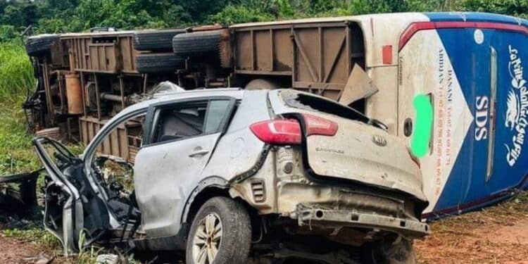 Image de Faits Divers. En ce matin du 19 août 2024, la Côte d'Ivoire s'est réveillée sous le choc d'un grave accident sur l'axe Man-Duékoué, un axe routier tristement célèbre pour ses nombreux incidents. Le bilan provisoire de cet événement tragique fait état de 25 victimes, dont un décès et six blessés graves. Ce drame, au-delà de son aspect immédiat, soulève des questions profondes sur la sécurité routière dans le pays. Un accident aux conséquences dévastatrices Le lundi 19 août 2024, aux premières heures de l’aube, une tragédie s’est déroulée sur l'axe routier reliant Man à Duékoué, une voie déjà bien connue pour ses dangers. Un car de transport, bondé de passagers, est entré en collision frontale avec un véhicule personnel. L'impact d'une violence inouïe a projeté les deux véhicules hors de la chaussée, les envoyant s'échouer dans la broussaille adjacente. Les témoins de l'accident parlent d'une scène apocalyptique. "C'était comme si le car avait été littéralement écrasé par une force invisible," raconte un passant encore sous le choc. Les premiers secours, composés de pompiers civils des régions du Tonkpi et du Guémon, sont rapidement arrivés sur les lieux. Ils ont dû faire face à une scène d'horreur : 25 victimes, parmi lesquelles une personne déjà sans vie et six autres grièvement blessées, dont le pronostic vital est engagé. Cet accident n'est malheureusement pas un cas isolé. L'axe Man-Duékoué, ainsi que de nombreuses autres routes en Côte d'Ivoire, sont devenues le théâtre d'incidents récurrents, souvent dus à des excès de vitesse, à l'état déplorable des infrastructures, ou encore à des manquements humains. Ce dernier drame remet une fois de plus sur la table la question cruciale de la sécurité routière dans le pays. Selon un rapport de l'Organisation mondiale de la santé (OMS), la Côte d'Ivoire figure parmi les pays ayant un taux élevé d'accidents de la route, avec des chiffres qui donnent froid dans le dos. L’absence de campagnes de sensibilisation robustes, la non-application stricte des lois, et l'état souvent précaire des véhicules en circulation sont autant de facteurs qui contribuent à ces statistiques alarmantes. "Nous ne pouvons plus fermer les yeux sur cette hécatombe routière," déclare un responsable local de la sécurité routière. "Il est impératif de prendre des mesures draconiennes pour enrayer cette situation avant qu'elle ne devienne incontrôlable." L'efficacité des secours dépêchés sur place est à saluer. Les pompiers civils, bien que confrontés à une situation critique, ont rapidement pris en charge les blessés, les transportant vers les établissements hospitaliers les plus proches. Cependant, cette promptitude a mis en lumière les faiblesses du système de santé local, souvent dépassé par l'ampleur de telles catastrophes. Les hôpitaux régionaux, malgré leurs efforts, peinent à répondre aux besoins croissants en soins d'urgence. Le manque d'équipements adéquats et de personnel qualifié représente un défi de taille. "Nous faisons tout ce qui est en notre pouvoir, mais les ressources manquent cruellement," confie un médecin de l'hôpital de Man. Cet état de fait soulève une question pressante : comment améliorer les infrastructures de santé pour une prise en charge plus efficace des victimes d'accidents de la route ? Au-delà des secours immédiats, l'état des infrastructures routières demeure un problème majeur. L'axe Man-Duékoué, comme beaucoup d'autres routes du pays, est souvent laissé à l'abandon, avec des chaussées dégradées qui augmentent considérablement le risque d'accidents. Les autorités locales, conscientes de la gravité de la situation, ont annoncé la mise en place d'une enquête pour déterminer les causes exactes de cet accident. Néanmoins, les enquêtes ne suffisent plus. "Il est urgent d'investir massivement dans la réhabilitation des routes," a déclaré un représentant du ministère des Transports. Mais ces promesses, déjà maintes fois répétées, peinent à se concrétiser sur le terrain. Le facteur humain : entre responsabilité et imprudence Si les infrastructures défaillantes sont souvent pointées du doigt, il ne faut pas sous-estimer la part de responsabilité des conducteurs. L'excès de vitesse, le non-respect du code de la route, et parfois même la conduite sous l'influence de substances, sont des comportements malheureusement fréquents. Ces attitudes imprudentes contribuent grandement au triste bilan des accidents de la route. "Il faut sensibiliser les conducteurs à la gravité de leurs actes," martèle un expert en sécurité routière. "La route n'est pas un terrain de jeu, et chaque manquement peut coûter des vies." La nécessité de formations rigoureuses et de contrôles plus stricts s'impose comme une évidence. Face à la recrudescence des accidents, les campagnes de prévention doivent devenir une priorité. Informer, éduquer et sensibiliser sont des armes efficaces pour lutter contre ce fléau. Des initiatives telles que la diffusion de spots publicitaires, l'organisation d'ateliers dans les écoles et les communautés, ainsi que l'introduction de cours obligatoires sur la sécurité routière dans les auto-écoles, peuvent contribuer à un changement des mentalités. Les expériences d'autres pays montrent que des campagnes bien menées peuvent avoir un impact significatif. "Il est temps que la Côte d'Ivoire s'inspire de ces exemples et mette en place une véritable politique de prévention," suggère un responsable d'une ONG spécialisée dans la sécurité routière. La sécurité routière ne relève pas seulement de la responsabilité des autorités. Chaque citoyen, en tant que conducteur, passager ou piéton, a un rôle à jouer. Le respect des règles, la vigilance et la prudence sur les routes peuvent sauver des vies. "La route appartient à tout le monde, et chacun doit en être le gardien," rappelle un membre de la société civile. Cet appel à la responsabilité collective est crucial pour espérer voir une diminution du nombre d'accidents. La tragédie sur l'axe Man-Duékoué est un rappel douloureux des défis que la Côte d'Ivoire doit encore relever en matière de sécurité routière. Les autorités, les professionnels de la santé, les conducteurs et la société civile doivent œuvrer ensemble pour inverser la tendance et faire des routes ivoiriennes des espaces sûrs pour tous. Mais alors que les promesses de réformes et les appels à la prudence se multiplient, une question demeure : la Côte d'Ivoire saura-t-elle enfin rompre avec la spirale des accidents mortels, ou restera-t-elle prisonnière de ses défaillances structurelles et comportementales ?