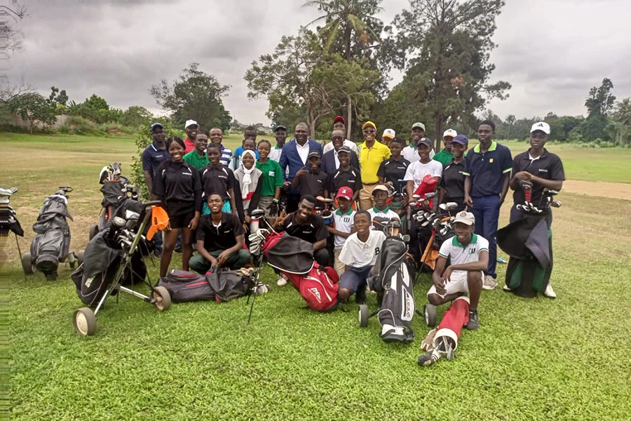 Image de Sport. En Côte d'Ivoire, la Fédération de Golf a lancé en grande pompe la saison 2023-2024, marquée par une série d'innovations majeures, dont la plus notable est l'introduction du Championnat scolaire et universitaire. Cette initiative, présentée comme un pilier central de la nouvelle saison, vise à démocratiser la pratique du golf dans le pays et à forger une nouvelle génération de champions capables de rivaliser sur la scène internationale. Un coup d’envoi ambitieux pour la nouvelle saison Le samedi 17 août dernier, l'Ivoire Golf Club à Abidjan-Cocody a été le théâtre du lancement officiel de la saison 2023-2024 de la Fédération de Golf de Côte d'Ivoire (F.golf CI). Cet événement a marqué le début d'une saison riche en innovations, avec en tête de liste le Junior Golf Tour, première édition du Championnat scolaire et universitaire. Basile Ebah, président de la Fédération, a exprimé sa vision pour cette nouvelle saison : "L'objectif est de vulgariser et démocratiser le golf en Côte d'Ivoire, en créant un vivier d'athlètes capables de ramener des médailles et des trophées au pays." Cette ambition s'inscrit dans un cadre plus large de promotion du golf, en particulier parmi les jeunes, afin de préparer la relève pour les futures compétitions internationales. L'une des initiatives phares de cette saison est le Junior Golf Tour, une compétition qui réunit plus de 100 jeunes golfeurs, filles et garçons, répartis en différentes catégories d'âge (U12, U14, U16, U18, U21). Ces jeunes talents, issus de diverses régions du pays, auront l'opportunité de s'affronter lors de cinq manches organisées sur plusieurs parcours emblématiques de la Côte d'Ivoire, notamment à Abidjan, Assinie et Yamoussoukro. Le Junior Golf Tour ne se contente pas d'être une simple compétition sportive. Selon Serge Kouabenan, directeur du comité exécutif de la Fédération, ce championnat offre aux jeunes une expérience formatrice en plein air, où ils développent des qualités telles que la stratégie, la précision et l'efficacité, essentielles pour devenir des champions. "C'est une initiative qui vise à détecter et encadrer les talents dès le plus jeune âge, pour les préparer à représenter fièrement la Côte d'Ivoire sur la scène internationale," a-t-il déclaré. Le Championnat scolaire et universitaire : Une innovation déterminante La création du Championnat scolaire et universitaire représente une autre innovation majeure de cette saison. Prévu pour se dérouler le 27 août à Yamoussoukro, ce championnat unique en son genre rassemblera les jeunes talents des catégories U12, U14, U16, U18, U21. Il s'agit d'une seule manche décisive, destinée à repérer les futurs champions du golf ivoirien. Serge Kouabenan a souligné l'importance de cette compétition dans le cadre du nouveau projet de la Fédération, visant à démocratiser la pratique du golf en Côte d'Ivoire. "Le championnat scolaire et universitaire fait partie des innovations incluses dans notre nouveau projet. Il permet de repérer très tôt des talents, qui bénéficieront de tout l'encadrement nécessaire pour exceller dans les grandes compétitions et ramener des titres à la Côte d'Ivoire," a-t-il expliqué. Cette démarche s'inscrit dans une volonté plus large de la Fédération de Golf de Côte d'Ivoire de transformer l'image de ce sport, traditionnellement perçu comme élitiste, en une discipline accessible à tous, en particulier aux jeunes. Au-delà des initiatives destinées aux jeunes, la Fédération ivoirienne de golf a également annoncé des innovations pour les golfeurs professionnels et amateurs. Les responsables ont promis des championnats plus longs et plus compétitifs que par le passé, offrant ainsi aux athlètes de nouvelles opportunités de se mesurer à leurs pairs sur une durée prolongée. Ces compétitions, qui débuteront dans les semaines à venir, visent à renforcer le niveau de jeu des golfeurs ivoiriens, tout en augmentant la visibilité du golf en Côte d'Ivoire. "Nous souhaitons que chaque golfeur, qu'il soit professionnel ou amateur, puisse bénéficier d'une saison riche en compétitions, où il pourra améliorer son jeu et se préparer pour des tournois internationaux," a déclaré Basile Ebah. L'ambition de la Fédération de Golf de Côte d'Ivoire pour cette nouvelle saison est claire : transformer le paysage du golf ivoirien en démocratisant sa pratique, en formant les jeunes talents et en offrant aux golfeurs de tous niveaux des compétitions de haut niveau. Cette stratégie s'inscrit dans un contexte global où le sport, en particulier le golf, est de plus en plus reconnu comme un vecteur de développement et de rayonnement international. Cependant, cette transformation pose aussi des défis. La démocratisation du golf nécessite non seulement des investissements en infrastructures et en formation, mais aussi une sensibilisation accrue pour attirer de nouveaux pratiquants, en particulier parmi les jeunes et les femmes. De plus, la Fédération devra relever le défi de la continuité, en s'assurant que les innovations introduites cette saison se poursuivent et se développent dans les années à venir. Alors que la saison 2023-2024 s'ouvre avec de grandes promesses, une question demeure : la Côte d'Ivoire réussira-t-elle à faire du golf un sport véritablement populaire, capable de produire des champions de classe mondiale, tout en restant accessible à tous ?