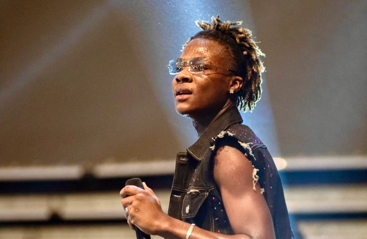 Image de Musique/Radio. Le 18 août dernier, lors du concert "Remontada" organisé au Palais de la Culture d'Abidjan, Ste Milano, l'une des figures montantes de la scène musicale ivoirienne, a fait une annonce majeure concernant l'avenir de sa collaboration avec la Team Paiya. Malgré les critiques et les appels à se dissocier du groupe, Ste Milano a réaffirmé son engagement à poursuivre cette collaboration, qu'il considère comme essentielle à son parcours artistique. Un parcours marqué par une collaboration fructueuse Ste Milano, artiste talentueux et prometteur, a vu sa carrière prendre un tournant décisif grâce à sa collaboration avec la Team Paiya, un groupe d'ambianceurs bien connu en Côte d'Ivoire. Cependant, cette alliance n'a pas été sans controverse. Après le concert du 3 août dernier à l'Espace Laguna, marqué par des ratées organisationnelles, de nombreux fans ont exprimé leur déception et ont exhorté Ste Milano à prendre ses distances avec la Team Paiya. Selon ces mélomanes, bien que Ste Milano ait livré une performance appréciée, son talent n'était pas pleinement mis en valeur au sein du groupe. Ces critiques ont soulevé une question centrale : Ste Milano devrait-il continuer à s'associer avec la Team Paiya, ou chercher à se démarquer pour mieux exprimer son potentiel artistique ? Face à cette interrogation, l'artiste a pris le temps de réfléchir avant de se prononcer lors du concert "Remontada". Le concert "Remontada", organisé le 18 août au Palais de la Culture d'Abidjan, avait pour but de redresser la barre après le spectacle en demi-teinte du 3 août. Ce concert, symboliquement intitulé "Remontada", a été l'occasion pour la Team Paiya de prouver qu'elle avait tiré les leçons de ses erreurs. Pour Ste Milano, cet événement était également une opportunité de répondre aux attentes de ses fans et de clarifier sa position. Sur scène, devant un public enthousiaste, Ste Milano a pris la parole pour faire une déclaration qui a résonné comme une prise de position claire et assumée : "Je voudrais que vous applaudissiez très fort pour la Team Paiya, car c'est grâce à eux que je suis l'artiste que je suis devenu aujourd'hui. La route est encore longue et nous avons besoin de votre soutien." Par ces mots, Ste Milano a non seulement exprimé sa gratitude envers le groupe qui l'a soutenu et permis de se développer, mais il a aussi réitéré sa volonté de continuer cette collaboration. Une alliance stratégique et artistique La décision de Ste Milano de poursuivre sa collaboration avec la Team Paiya n'est pas seulement un choix de loyauté, mais aussi une stratégie artistique. La Team Paiya, dirigée par Samo Samo et Zagba le Requin, a joué un rôle clé dans la carrière de Ste Milano. En le prenant sous leur aile au sein de Ziguenshor Prod, ces deux figures du showbiz ivoirien ont offert à Ste Milano une plateforme pour s'exprimer et se faire un nom dans l'industrie musicale. Zagba le Requin, en partageant la scène avec Ste Milano, a souligné l'importance de cette alliance. "C'est une manière pour nous d'accompagner notre artiste," a-t-il déclaré, en appelant le public à adopter et soutenir Ste Milano dans sa carrière. Cette collaboration, qui mêle l'expérience et l'influence de la Team Paiya avec le talent brut de Ste Milano, semble prometteuse pour l'avenir. La déclaration de Ste Milano lors du concert "Remontada" montre que l'artiste est déterminé à rester fidèle à ceux qui l'ont aidé à se hisser sur le devant de la scène. Cependant, cette fidélité ne signifie pas pour autant une stagnation artistique. Au contraire, Ste Milano semble prêt à évoluer tout en restant ancré dans les valeurs et les soutiens qui ont façonné son parcours. Cette décision pourrait être perçue comme risquée par certains, qui craignent que Ste Milano ne puisse jamais pleinement s'épanouir tant qu'il reste associé à un groupe d'ambianceurs. Néanmoins, l'artiste semble confiant dans la voie qu'il a choisie, croyant fermement que la Team Paiya continuera à lui offrir les opportunités nécessaires pour grandir en tant qu'artiste. Alors que Ste Milano continue de tracer sa route aux côtés de la Team Paiya, une question demeure : cette collaboration lui permettra-t-elle de réaliser pleinement son potentiel, ou finira-t-elle par limiter ses ambitions artistiques ? Ste Milano saura-t-il concilier fidélité et épanouissement personnel dans une industrie musicale en constante évolution ? Seul l'avenir nous le dira, mais pour l'heure, l'artiste semble résolu à poursuivre sur la voie qu'il a choisie, avec l'espoir de conquérir de nouveaux sommets.