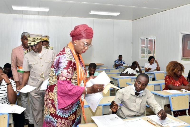 Image de Carrière. Le 17 août 2024 a marqué le coup d'envoi des compositions des concours administratifs de la Fonction publique en Côte d'Ivoire. Cet événement, qui s'est tenu au lycée mixte 1 de Yamoussoukro, symbolise non seulement le début d'un processus crucial pour le renouvellement des ressources humaines au sein de l'administration publique, mais aussi l'engagement du gouvernement ivoirien à renforcer la crédibilité et la transparence des concours administratifs. Un lancement sous le signe de l'innovation et de la transparence Le lancement des compositions des concours administratifs a été supervisé par Mme Kaba Nasséré, directeur de cabinet au ministère de la Fonction publique et de la Modernisation de l'administration, représentant le ministre d’État. Lors de son allocution, elle a souligné les nombreuses mesures et innovations mises en place pour garantir la crédibilité des concours et assurer un recrutement qualitatif des ressources humaines. Parmi les innovations notables, Mme Kaba Nasséré a insisté sur l'importance des dispositifs de sécurité et de bien-être mis en place dans les centres de composition. Chaque centre est doté d'une sécurité renforcée par la gendarmerie nationale, d'un pool médical pour une prise en charge rapide des urgences, et même d'une garderie pour les candidats ayant des enfants en bas âge. Ces mesures visent à créer un environnement propice à la concentration et à la performance des candidats, tout en réduisant au maximum les risques de fraude ou de corruption. Elle a également rappelé l'importance de l'éthique et de la discipline, invitant les candidats à se concentrer sur le travail et à éviter toute forme de fraude. "Nous voulons des concours qui reflètent la compétence et le mérite, des concours où chaque candidat a une chance égale de réussir, basée uniquement sur ses capacités et son travail," a-t-elle déclaré. Selon les informations fournies par le service de communication du ministère de la Fonction publique, 375 concours ont été ouverts cette année, répartis en 147 concours pour les nouveaux recrutements et 228 pour les promotions internes. Sur ces 375 concours, 320 se déroulent sous forme de composition sur table, tandis que 55 reposent sur l'étude de dossiers. Ces chiffres témoignent de l'ampleur de l'opération et de l'engagement du gouvernement à moderniser l'administration publique ivoirienne. En recrutant de nouveaux talents et en offrant des opportunités de promotion aux fonctionnaires actuels, le ministère vise à renforcer les capacités de l'administration et à améliorer la qualité des services publics. Vers une administration publique plus performante Le renforcement des concours administratifs fait partie d'une stratégie plus large de modernisation de l'administration publique ivoirienne. En s'assurant que seuls les candidats les plus qualifiés sont recrutés, le ministère espère accroître l'efficacité et la performance des services publics, répondant ainsi aux besoins croissants de la population ivoirienne. L'amélioration de la transparence et de la crédibilité des concours administratifs est également un élément clé de cette stratégie. En éliminant les pratiques de corruption et en instaurant des procédures rigoureuses, le gouvernement envoie un message fort : l'administration publique doit être un modèle d'intégrité et de professionnalisme. Cette approche pourrait bien transformer la perception du public vis-à-vis de la fonction publique, la rendant plus attractive pour les jeunes diplômés et renforçant la confiance des citoyens dans les institutions publiques. Malgré les efforts déployés, plusieurs défis demeurent pour assurer le succès de cette réforme. Le premier est de maintenir la rigueur et la transparence tout au long du processus de sélection. Les autorités doivent veiller à ce que les mesures de sécurité et les innovations introduites soient effectivement appliquées dans tous les centres de composition, afin de garantir l'équité pour tous les candidats. Un autre défi majeur est la gestion du grand nombre de candidats. Avec 375 concours ouverts, la logistique et l'organisation deviennent des facteurs critiques. Le ministère devra s'assurer que chaque candidat dispose des conditions optimales pour passer les épreuves, sans surcharger les infrastructures existantes. Enfin, la lutte contre la fraude et la corruption reste un enjeu de taille. Malgré les avertissements et les dispositifs de surveillance, certains pourraient être tentés de contourner les règles. Il est donc essentiel que les autorités restent vigilantes et qu'elles sanctionnent sévèrement toute tentative de triche. Alors que les compositions des concours administratifs pour l'année 2024 viennent de commencer, une question se pose : ces nouvelles mesures et innovations seront-elles suffisantes pour garantir un recrutement transparent et équitable, et pour renforcer la performance de l'administration publique ivoirienne ? Les résultats de cette édition des concours administratifs seront scrutés de près, car ils détermineront non seulement l'avenir de nombreux candidats, mais aussi la direction que prendra la modernisation de l'administration publique dans les années à venir.