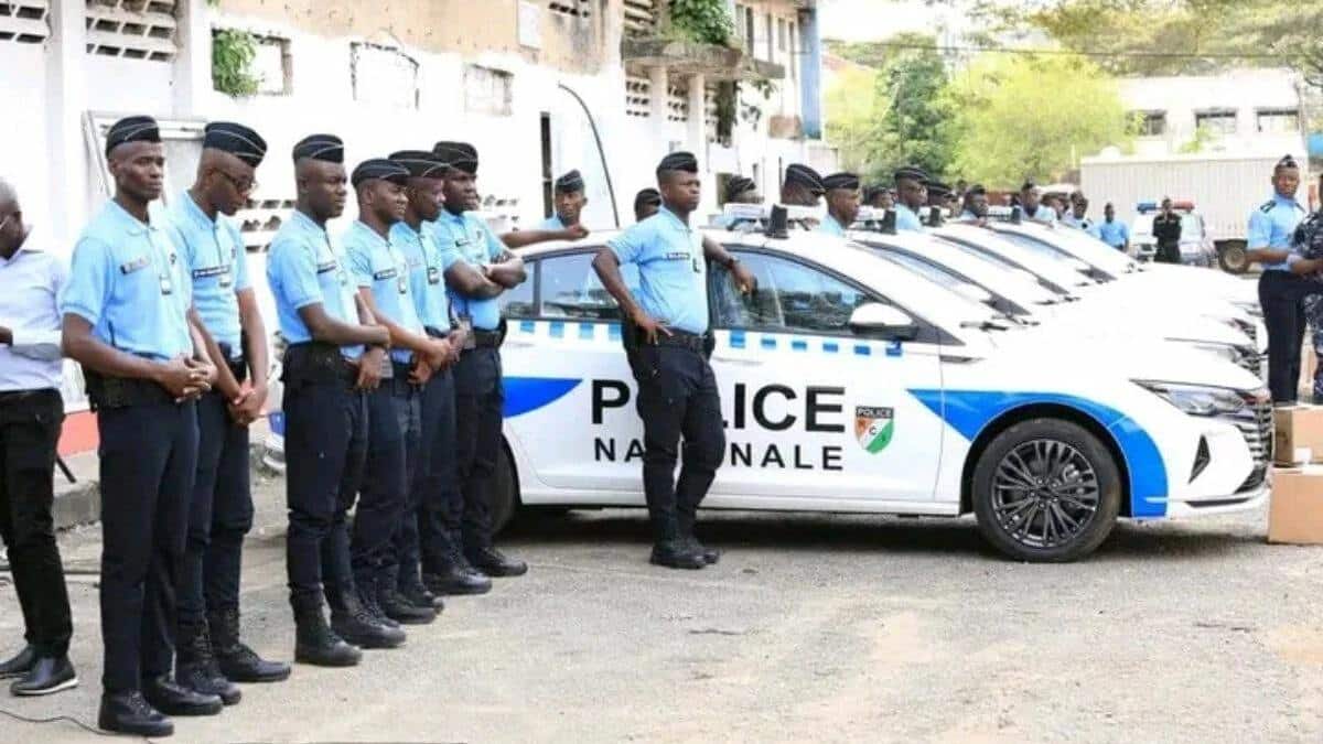 Image de Société. À partir de ce mardi 20 août 2024, la police nationale de Côte d'Ivoire entame une vaste opération spéciale de contrôle des véhicules à travers le pays. Cette initiative vise à renforcer la sécurité routière en ciblant plusieurs types de véhicules non conformes aux réglementations en vigueur. L'opération, qui mobilisera l'ensemble des forces de l'ordre, s'inscrit dans une démarche plus large de régulation du trafic et de lutte contre les infractions routières. Un contrôle rigoureux pour une meilleure sécurité routière Ce mardi marque le début d'une opération d'envergure menée par la police nationale ivoirienne, avec pour objectif de contrôler et réguler les véhicules circulant sur le territoire national. Cette initiative, qui s'annonce particulièrement rigoureuse, concerne divers types de véhicules, notamment ceux à plaques d'immatriculation banalisées, les véhicules administratifs portant la mention « WWW », les véhicules aux vitres teintées, ainsi que ceux dont les plaques d'immatriculation sont illisibles ou non conformes. En outre, les véhicules neufs qui circulent hors du délai légal d'immatriculation seront également dans le viseur des forces de l'ordre. Pour ces derniers, le non-respect des délais d'immatriculation est souvent synonyme de fraudes ou de tentatives d'échapper aux taxes, une situation que les autorités entendent corriger de manière stricte. La décision de lancer cette opération spéciale s'inscrit dans le cadre des efforts continus du gouvernement ivoirien pour améliorer la sécurité routière et lutter contre les comportements irresponsables au volant. Ces dernières années, la Côte d'Ivoire a été confrontée à une augmentation des accidents de la route, souvent dus à des infractions telles que la conduite sans immatriculation valide, l'utilisation de véhicules non conformes ou la circulation de véhicules mal entretenus. La police nationale, en coordination avec les préfectures et les districts de police, a donc décidé de sévir pour remettre de l'ordre sur les routes. Cette opération est également une réponse aux préoccupations croissantes des citoyens concernant la prolifération de véhicules non conformes, souvent utilisés pour des activités illégales ou dangereuses. Durant toute la durée de l'opération, les forces de l'ordre seront particulièrement vigilantes. Les véhicules interceptés et jugés non conformes seront immédiatement saisis et conduits dans les lieux de fourrière désignés, qui incluent les commissariats, les districts de police, les préfectures de police, ainsi que la brigade anti-émeute. Ces mesures visent non seulement à dissuader les conducteurs de contrevenir aux lois en vigueur, mais aussi à sensibiliser l'opinion publique sur l'importance de la conformité réglementaire en matière de circulation. Les contrevenants s'exposent à des sanctions sévères, allant de l'amende à la suspension de permis, voire à des poursuites judiciaires en cas de récidive ou d'infractions graves. Ces sanctions sont prévues par le code de la route ivoirien et visent à garantir un maximum de sécurité pour tous les usagers de la route. Les impacts attendus de l'opération sur la sécurité routière Les autorités espèrent que cette opération spéciale aura un impact significatif sur la sécurité routière en Côte d'Ivoire. En s'attaquant aux véhicules non conformes, la police vise à réduire le nombre d'accidents, souvent causés par des conducteurs irresponsables ou par des véhicules en mauvais état. De plus, en imposant des règles strictes, les autorités entendent renforcer la discipline sur les routes et rappeler aux usagers l'importance du respect des lois en matière de circulation. Cette opération pourrait également avoir des effets bénéfiques sur la lutte contre la criminalité. En effet, les véhicules banalisés ou aux plaques illisibles sont parfois utilisés pour des activités illégales, telles que le transport de marchandises illicites ou la fuite après des délits. En ciblant ces véhicules, la police renforce ses capacités de contrôle et de prévention contre diverses formes de criminalité. L'annonce de cette opération spéciale a suscité des réactions diverses au sein de la population. Si certains saluent l'initiative comme un pas nécessaire vers une meilleure sécurité routière, d'autres expriment des inquiétudes quant à la rigueur des contrôles et aux risques de corruption ou d'abus de pouvoir de la part des forces de l'ordre. Toutefois, la majorité des citoyens semble comprendre et soutenir les objectifs de l'opération, en espérant que celle-ci contribuera effectivement à réduire le nombre d'accidents et à améliorer la sécurité sur les routes ivoiriennes. De nombreuses voix appellent également à une transparence totale dans le déroulement de l'opération, afin de garantir que les contrôles soient effectués de manière juste et équitable. Une opération inscrite dans une stratégie de long terme L'opération spéciale de contrôle des véhicules ne se veut pas un simple coup d'éclat, mais plutôt une étape dans une stratégie de long terme visant à renforcer la sécurité routière en Côte d'Ivoire. Le gouvernement, en collaboration avec la police nationale, envisage de multiplier ce type d'opérations pour s'assurer que les routes ivoiriennes respectent les standards de sécurité requis. Au-delà des contrôles ponctuels, les autorités planifient également de mener des campagnes de sensibilisation pour informer les conducteurs sur leurs obligations légales et sur les dangers liés à la non-conformité des véhicules. Ces efforts combinés devraient contribuer à une amélioration durable de la situation sur les routes, au bénéfice de tous les usagers. Pour accompagner ces efforts, des discussions sont en cours concernant la modernisation des moyens de contrôle et de surveillance routière en Côte d'Ivoire. L'introduction de nouvelles technologies, telles que les caméras de surveillance, les radars automatiques, et les bases de données électroniques, pourrait grandement améliorer l'efficacité des contrôles et réduire les marges de manœuvre pour les contrevenants. Cette modernisation pourrait également permettre une meilleure gestion des données relatives aux infractions routières, facilitant ainsi le suivi des contrevenants et l'application des sanctions appropriées. Un tel système contribuerait à la mise en place d'un environnement routier plus sûr et plus réglementé, aligné sur les standards internationaux. Alors que l'opération spéciale de contrôle des véhicules se déploie sur l'ensemble du territoire, une question demeure : cette initiative marquera-t-elle un véritable tournant dans la lutte pour la sécurité routière en Côte d'Ivoire, ou sera-t-elle perçue comme une mesure ponctuelle sans effet durable ? Le gouvernement et les forces de l'ordre sauront-ils capitaliser sur cette opération pour instaurer un climat de discipline et de respect des lois sur les routes ivoiriennes, ou faudra-t-il encore d'autres initiatives pour parvenir à cet objectif ? L'avenir de la sécurité routière en Côte d'Ivoire dépendra en grande partie de la capacité des autorités à maintenir le cap et à transformer ces initiatives en actions durables et systématiques, au service de la protection de tous les usagers de la route.