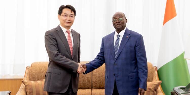 Image de Politique. Le mercredi 21 août 2024, le vice-président de la République de Côte d'Ivoire, Tiemoko Meyliet Koné, a accueilli à son bureau l'ambassadeur de la République Populaire de Chine en Côte d'Ivoire, Wu Jie. Cette rencontre s'inscrit dans le cadre d'une série de consultations visant à renforcer les relations diplomatiques et économiques entre les deux nations. Les discussions ont porté sur les dynamiques actuelles de la coopération bilatérale ainsi que sur les préparatifs du prochain Sommet Chine-Afrique. Cet échange est un témoignage de l'engagement croissant de la Côte d'Ivoire et de la Chine à approfondir leurs liens dans un contexte mondial en pleine évolution. Une Rencontre Stratégiquement Significative La rencontre entre Tiemoko Meyliet Koné et Wu Jie au Palais de la République de Côte d'Ivoire a marqué un moment clé dans le renforcement des relations entre Abidjan et Beijing. Le vice-président Koné et l’ambassadeur Wu Jie ont abordé divers sujets d'intérêt commun, mettant en lumière l’importance de la coopération entre les deux pays. Wu Jie a souligné que cette rencontre était une opportunité pour discuter en profondeur des relations bilatérales, en mettant l'accent sur la façon dont les deux nations peuvent continuer à développer leur partenariat stratégique. Le diplomate chinois a expliqué que les échanges ont permis de passer en revue les initiatives en cours et d’évaluer les moyens de renforcer encore plus les liens entre la Côte d'Ivoire et la Chine. Les discussions ont également inclus un regard sur les projets en cours et les opportunités futures pour les deux pays. Cette réunion illustre le niveau de confiance et d'engagement mutuel entre la Côte d'Ivoire et la Chine, alors que les deux nations cherchent à consolider leur collaboration dans divers domaines. Un point central de la rencontre a été la préparation du prochain Sommet Chine-Afrique, prévu du 4 au 6 septembre 2024 à Beijing. Ce sommet, qui rassemble des chefs d’État africains et des responsables chinois, est un événement majeur pour les relations entre les deux continents. Le sommet vise à renforcer la coopération en matière de développement, d’infrastructure, et de commerce, tout en abordant des questions géopolitiques d'importance. Wu Jie a exprimé son enthousiasme pour cet événement, déclarant : « Nous avons échangé des points de vue sur les relations bilatérales entre nos deux pays et avons convenu de la conduite stratégique des deux chefs d’États de nos pays respectifs. » La participation de la Côte d'Ivoire à ce sommet est un signe fort de l’engagement du pays à jouer un rôle actif dans le partenariat Chine-Afrique. Le sommet sera également une plateforme pour discuter de nouvelles initiatives et projets de coopération, notamment dans les secteurs de l’infrastructure, de l’énergie, et de la technologie. La Côte d'Ivoire, avec ses besoins croissants en développement infrastructurel et industriel, est bien positionnée pour bénéficier des opportunités offertes par cette collaboration accrue avec la Chine. Une Coopération en Expansion : Les Domaines d’Intervention Les relations entre la Côte d'Ivoire et la Chine se sont étendues à de nombreux secteurs, allant au-delà de la simple coopération économique. Wu Jie a souligné que les relations bilatérales avaient connu un « bond important » et que la coopération entre les deux nations est « très forte dans tous les domaines ». Cela inclut des projets dans les infrastructures, les télécommunications, l’éducation et la santé. La Chine est un partenaire clé pour la Côte d'Ivoire dans le développement de ses infrastructures. De nombreux projets d’infrastructure, tels que la construction de routes, de ponts, et de bâtiments publics, ont été réalisés avec l’aide chinoise. La collaboration en matière d’énergie, notamment à travers les investissements dans les énergies renouvelables et les projets hydroélectriques, est également un domaine crucial pour soutenir la croissance économique de la Côte d'Ivoire. En outre, les échanges culturels et éducatifs ont été renforcés par des programmes de bourses et de formation qui permettent aux étudiants ivoiriens de poursuivre leurs études en Chine. Ces initiatives visent à promouvoir une meilleure compréhension mutuelle et à développer les capacités locales pour soutenir le développement durable en Côte d'Ivoire. Bien que les relations entre la Côte d'Ivoire et la Chine soient marquées par une coopération croissante et des projets ambitieux, plusieurs défis restent à surmonter. La gestion des investissements chinois, les impacts environnementaux des projets d'infrastructure, et les préoccupations concernant la dépendance économique sont des questions importantes qui méritent une attention continue. Le développement des infrastructures et la croissance économique doivent être équilibrés avec des considérations environnementales et sociales. Les autorités ivoiriennes et chinoises devront travailler ensemble pour s'assurer que les projets sont réalisés de manière durable et bénéficient pleinement aux communautés locales. Le partenariat entre la Côte d'Ivoire et la Chine est également sujet à des évolutions géopolitiques. Alors que la Chine continue d’étendre son influence en Afrique, les pays africains doivent naviguer entre les avantages de cette coopération et les risques potentiels de dépendance excessive. À mesure que les deux pays avancent dans leur partenariat, il est pertinent de se demander comment ils vont gérer ces défis tout en maximisant les bénéfices de leur collaboration. Quels seront les prochains grands projets conjoints et comment la Côte d'Ivoire peut-elle équilibrer ses intérêts nationaux avec ses engagements internationaux dans le cadre de cette coopération en expansion avec la Chine ?