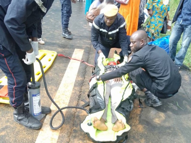 Image de Faits Divers. La localité de Man, située dans l’ouest de la Côte d'Ivoire, a été le théâtre d'un tragique accident de la route ce lundi, qui a plongé la région dans une profonde tristesse. Ce drame, survenu sur l'axe Man-Duékoué, a entraîné la mort d'une personne et blessé gravement de nombreuses autres. Cet événement tragique soulève des questions urgentes sur la sécurité routière et l’état des infrastructures dans la région. Un Accident Mortel : Les Détails du Drame L'accident s’est produit dans la ville de Logoualé, à environ 40 kilomètres de Man, lorsqu'un véhicule de transport en commun a percuté un véhicule personnel. Selon les premiers rapports, la collision a eu lieu dans des circonstances encore floues, mais les conséquences ont été immédiates et dévastatrices. Le bilan initial fait état d’un décès sur le coup et de plusieurs blessés graves. L’impact de la collision a été particulièrement violent, laissant le véhicule de transport en commun dévasté et les passagers en état de choc. Les secours ont été rapidement dépêchés sur les lieux pour gérer cette situation d’urgence. Les pompiers civils de Duékoué ont effectué des opérations de sauvetage complexes dans un environnement difficile, évacuant 18 personnes dont l’état de santé nécessitait une prise en charge immédiate au Centre hospitalier régional de Man. Cette évacuation a été cruciale, car ces victimes ont reçu des soins d’urgence adaptés à leurs blessures graves. L’arrivée des secours a été saluée comme une intervention rapide et efficace dans un contexte de crise. Les pompiers, confrontés à un nombre élevé de victimes, ont dû faire preuve d’une grande capacité d’organisation pour évacuer les blessés tout en gérant la scène de l’accident. Leur intervention a permis de sauver des vies, mais a également révélé les limites des infrastructures de transport et de secours dans la région. Paradoxalement, un certain nombre de victimes ont choisi de ne pas se rendre à l’hôpital, signant des décharges de responsabilité pour refuser le transfert médical. Cette décision a suscité des inquiétudes parmi les autorités locales et les équipes médicales, qui ont tenté de comprendre les raisons de cette décision et de garantir que toutes les personnes blessées reçoivent les soins nécessaires. L’évacuation partielle des blessés et la réticence de certains à accepter les soins médicaux posent la question de l’efficacité du système de santé et des infrastructures d’urgence dans la région. Les autorités locales devront probablement mener une enquête pour évaluer les raisons de ces choix et améliorer la gestion des urgences à l'avenir. Impact sur la Communauté : Une Tragédie qui Soulève des Questions Ce drame routier a provoqué une onde de choc dans la communauté de Man et au-delà. Les familles des victimes sont plongées dans la douleur et l’incompréhension face à cette tragédie. Le décès d’un passager et les blessures graves de nombreux autres mettent en lumière les dangers constants auxquels les usagers de la route sont confrontés en Côte d'Ivoire. L'accident a également soulevé des questions sur les conditions des routes et les normes de sécurité en vigueur. Dans une région où les infrastructures routières sont souvent jugées insuffisantes, cet incident rappelle les défis importants en matière de sécurité routière. Les routes de la Côte d'Ivoire, en particulier celles reliant les zones urbaines aux zones rurales, nécessitent une attention particulière pour garantir la sécurité des passagers et des conducteurs. Les autorités locales et nationales devront répondre à ces préoccupations en améliorant les conditions de transport et en mettant en œuvre des mesures de sécurité routière plus strictes. Les appels à une meilleure gestion des infrastructures et à des réformes dans le secteur des transports se feront probablement plus pressants à la lumière de cet accident tragique. Ce drame met en évidence l’importance cruciale de la sécurité routière et de l’état des infrastructures en Côte d'Ivoire. Les accidents de la route, souvent causés par des conditions routières inadéquates, des véhicules en mauvais état ou des comportements imprudents, représentent un problème majeur de santé publique et de sécurité. Les répercussions de cet accident vont au-delà de la tragédie immédiate et soulignent la nécessité d’une réflexion approfondie sur les politiques de transport et les investissements dans les infrastructures. Les responsables politiques, les urbanistes et les experts en sécurité routière devront collaborer pour élaborer des stratégies visant à prévenir de futurs accidents et à améliorer les conditions de vie des populations. La gestion des urgences, l’entretien des routes et la formation des conducteurs sont autant de domaines qui nécessitent des interventions efficaces pour garantir une amélioration substantielle de la sécurité routière. Alors que la Côte d'Ivoire se prépare à aborder ces défis, il est essentiel de poser la question suivante : quelles seront les mesures concrètes mises en place pour éviter de telles tragédies à l'avenir et comment la communauté et les autorités locales peuvent-elles collaborer pour renforcer la sécurité routière dans le pays ?