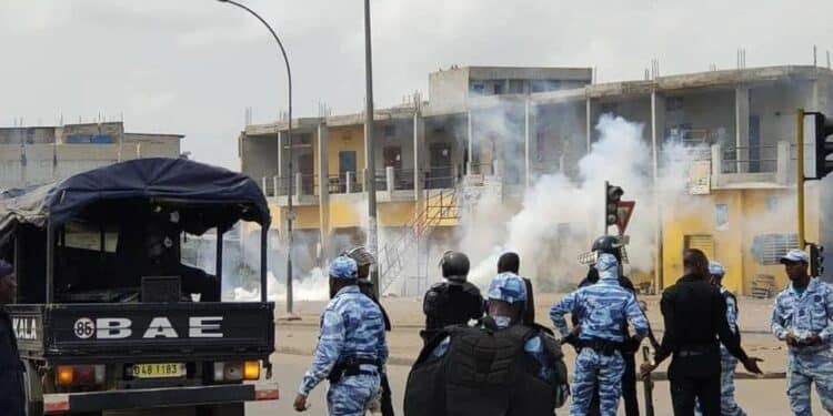 Image de Société. À Abobo, un quartier emblématique d’Abidjan, la casse d’Abobo Anador ferme définitivement ses portes. Ce site, autrefois vibrant centre d’activité pour ferrailleurs et garagistes, avait été le théâtre de tensions et de violents affrontements qui ont conduit à la décision radicale des autorités locales. En ce début de rentrée 2024, la municipalité d’Abobo a décidé de mettre un terme à une longue série de conflits liés à la gestion de cet espace. Ce changement radical dans la gestion urbaine soulève des questions sur les impacts sociaux et économiques pour les habitants et les travailleurs de la zone. Une Décision Contestée : Les Répercussions des Affrontements Le 13 août 2024, la casse d’Abobo Anador a été le théâtre de violents affrontements entre les occupants du site et les forces de l'ordre, aggravant une situation déjà tendue. Ces incidents ont précipité la décision des autorités locales de fermer définitivement le site. L’intervention des forces de défense et de sécurité, ainsi que du préfet de police d’Abidjan, a marqué une intensification des mesures de sécurité et une volonté claire de rétablir l’ordre dans ce secteur. Les affrontements ont révélé la profondeur des divisions entre les autorités locales et les travailleurs informels qui occupaient la casse. Les ferrailleurs et garagistes, qui avaient été prévenus à plusieurs reprises de l’imminence des opérations de déguerpissement, se sont trouvés en conflit direct avec les forces de l'ordre, entraînant des violences qui ont secoué le quartier. Les autorités, par l'intermédiaire d'une note d'information officielle, ont confirmé la fermeture en présence des parties prenantes, soulignant la volonté de maintenir la sécurité et de restaurer l’ordre public. Depuis 2022, les autorités d’Abidjan avaient déjà interdit les activités de ferrailleurs et de garagistes sur le site de la casse d’Abobo Anador. La décision de 2022 s’inscrivait dans un cadre plus large de réaménagement urbain visant à moderniser les infrastructures et à améliorer la qualité de vie dans les quartiers populaires. Cependant, la mise en œuvre de ces mesures s'est heurtée à une forte résistance de la part des travailleurs informels, qui voyaient en ce site leur principale source de revenus. Le site d’Abobo Anador, situé dans une zone stratégique d’Abidjan, a toujours été un centre névralgique pour le recyclage et la vente de pièces détachées de véhicules. La décision de le fermer s’inscrit dans une démarche de régulation des espaces urbains, en réponse aux préoccupations croissantes concernant la sécurité et l’ordre public. Les autorités locales avaient envisagé plusieurs solutions pour déplacer ces activités sans créer de désordre social, mais les efforts ont souvent échoué face à l’entêtement des occupants. Impacts Sociaux et Économiques : Vers une Réorganisation des Activités La fermeture de la casse d’Abobo Anador engendre des conséquences importantes pour les travailleurs et les familles qui dépendaient de cette activité. Des centaines de ferrailleurs et garagistes, ainsi que leurs employés, se retrouvent désormais sans emploi ou sans espace de travail. Cette situation crée une incertitude économique considérable pour de nombreuses familles qui ont basé leur existence sur cette activité informelle. Les autorités locales, conscientes de l'impact social de leur décision, ont affirmé qu’elles mettraient en place des mesures d’accompagnement pour aider les travailleurs à se réorienter vers d’autres activités. Cependant, les détails de ces mesures restent flous. Les programmes de reconversion professionnelle, l’accès à des prêts pour créer des micro-entreprises, ou encore la facilitation de l’accès à des zones d’activités régionales sont autant de pistes envisagées pour minimiser les répercussions de la fermeture. La fermeture de la casse d’Abobo Anador suscite des réactions diverses parmi les habitants et les acteurs locaux. D’un côté, certains soutiennent la décision des autorités, estimant qu’elle est nécessaire pour améliorer la sécurité et l’organisation urbaine. De l’autre côté, de nombreux travailleurs et leurs familles expriment leur désespoir face à la perte soudaine de leur source de revenus et aux perspectives incertaines pour l’avenir. Des organisations de la société civile et des syndicats de travailleurs ont appelé à un dialogue ouvert entre les autorités et les acteurs concernés pour trouver des solutions viables. Le débat se concentre désormais sur la manière dont les autorités vont gérer cette transition et sur les mesures concrètes mises en place pour éviter une crise sociale plus profonde. La fermeture de la casse d’Abobo Anador est le reflet d’une tension entre les besoins d’une modernisation urbaine et les réalités économiques des quartiers populaires d’Abidjan. Alors que les autorités s’efforcent de réorganiser et de réguler les espaces urbains, la question demeure : comment concilier développement urbain et soutien aux populations vulnérables affectées par ces changements? Les prochaines semaines seront déterminantes pour évaluer l’impact réel de cette décision et pour ajuster les politiques publiques en conséquence.