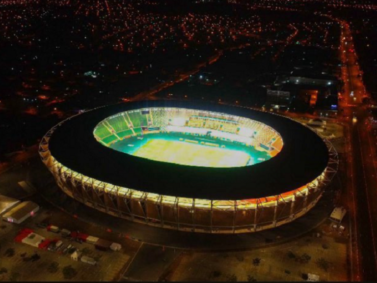 Image de Football. La Côte d'Ivoire, forte de son récent succès avec la CAN 2023, continue de se positionner comme un centre névralgique du football africain et international. Le pays s'apprête à accueillir une nouvelle compétition de grande envergure : le Tournoi du Programme de Développement des Talents (TDS) de la FIFA. Cette décision a été officialisée par la Fédération Ivoirienne de Football le 21 août 2024, marquant ainsi un nouveau jalon dans l'histoire footballistique de la Côte d'Ivoire. Un Nouveau Défi pour la Côte d'Ivoire Après l'organisation couronnée de succès de la Coupe d'Afrique des Nations (CAN) 2023, la Côte d'Ivoire se voit désormais attribuer l'honneur d'accueillir le Tournoi du Programme de Développement des Talents de la FIFA. Cette compétition, qui se tiendra pour la deuxième fois, représente un tournant significatif dans le soutien et le développement des jeunes talents du football sur le continent africain. Le Tournoi du Programme de Développement des Talents, inauguré en 2023 au Maroc, a été un événement marquant. L’édition de cette année a permis aux jeunes joueurs de démontrer leur potentiel, avec une attention particulière portée sur la performance des Éléphanteaux cadets U16, qui ont réussi à faire briller leur pays sur la scène internationale. Le succès de cet événement au Maroc a jeté les bases pour une expansion et une amélioration continue du programme. Le Programme de Développement des Talents de la FIFA a été conçu pour adresser les disparités régionales en matière de football et pour offrir un soutien ciblé aux associations membres. Ce programme vise à renforcer les capacités des nations en matière de formation et à créer des opportunités de développement pour les jeunes joueurs à travers le monde. Selon la FIFA, l’objectif principal est d’identifier et de cultiver les talents émergents, tout en offrant des infrastructures et un encadrement adéquats pour favoriser leur épanouissement. Ce tournoi, organisé dans chacune des cinq confédérations membres de la FIFA, est une plateforme pour les jeunes talents de démontrer leurs compétences et de se faire remarquer par des recruteurs et des entraîneurs de haut niveau. La deuxième édition du tournoi, qui se déroulera en Côte d’Ivoire, verra la participation de six nations : la Côte d'Ivoire, le Maroc, l'Afrique du Sud, l'Algérie, la Tanzanie, et la Zambie. Ces équipes représenteront une diversité de styles et de niveaux de jeu, offrant ainsi un spectacle riche et varié pour les passionnés de football. L’organisation de cette compétition en Côte d’Ivoire s’inscrit dans une dynamique plus large où le pays, après avoir accueilli la CAN 2023, continue de démontrer son aptitude à organiser des événements sportifs majeurs. Le succès de la CAN 2023 a renforcé la réputation de la Côte d’Ivoire comme un lieu privilégié pour des événements de grande envergure. Le pays a également été choisi pour accueillir des matchs des éliminatoires du Mondial 2026, ainsi que pour les préparations et les matchs de qualification de la Guinée Conakry pour la CAN 2025. Ces événements témoignent de la confiance croissante de la communauté internationale dans les capacités organisationnelles de la Côte d’Ivoire. Défis et Perspectives pour l’Accueil du Tournoi TDS L’accueil du Tournoi du Programme de Développement des Talents représente un défi logistique et organisationnel important pour la Côte d’Ivoire. Les autorités locales, en collaboration avec la Fédération Ivoirienne de Football, devront garantir que toutes les infrastructures nécessaires sont en place pour assurer le bon déroulement de la compétition. Les attentes sont élevées, et la réussite de ce tournoi pourrait non seulement renforcer la position de la Côte d’Ivoire dans le monde du football, mais aussi offrir une opportunité unique aux jeunes joueurs africains de se faire remarquer sur la scène internationale. En outre, cet événement pourrait stimuler l’intérêt pour le football à tous les niveaux et encourager davantage de jeunes à s’engager dans ce sport. Au-delà de la compétition elle-même, le Tournoi du Programme de Développement des Talents est une occasion pour l’Afrique de mettre en avant ses talents et ses capacités. En offrant une plateforme pour les jeunes joueurs, la FIFA et les pays hôtes contribuent à la construction d’un avenir footballistique plus prometteur pour le continent. La Côte d'Ivoire, en accueillant ce tournoi, renforce son rôle en tant que leader dans le développement du football en Afrique. Cette initiative s'inscrit dans une série d'efforts pour promouvoir le sport comme un vecteur de cohésion sociale et de développement économique. Les retombées de cet événement pourraient avoir un impact significatif sur les jeunes joueurs, les communautés locales, et sur l'économie du pays. Alors que la Côte d'Ivoire se prépare à accueillir le Tournoi du Programme de Développement des Talents de la FIFA, il est pertinent de se demander quelles seront les répercussions de cet événement sur le paysage footballistique africain. La réussite de ce tournoi pourrait-elle marquer le début d'une nouvelle ère pour le football sur le continent ? Comment les jeunes talents africains sauront-ils tirer parti de cette opportunité pour se faire un nom sur la scène internationale ? Le soutien aux jeunes joueurs et le développement des infrastructures footballistiques continueront-ils à progresser pour répondre aux défis futurs ? L’avenir du football en Afrique semble prometteur, mais il reste à voir comment ces nouvelles initiatives influenceront le sport et la société dans les années à venir.