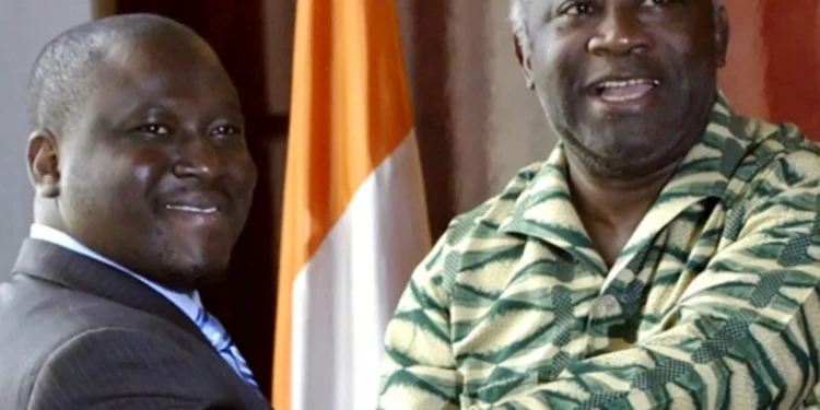 Image de Politique. En Côte d'Ivoire, les récentes condamnations de Mamadou Traoré et Kando Soumahoro, deux figures emblématiques de Générations et Peuples Solidaires (GPS), ont suscité une vive réaction au sein du Parti des Peuples Africains – Côte d'Ivoire (PPA-CI), dirigé par l'ancien président Laurent Gbagbo. Le parti n'a pas tardé à fustiger ce qu'il considère comme une "instrumentalisation honteuse" de la justice par le régime du président Alassane Ouattara. Ce contexte tendu intervient à quelques mois de l'élection présidentielle de 2025, et les enjeux politiques n'ont jamais été aussi cruciaux. Cet article propose de décrypter les implications de ces condamnations et de comprendre comment elles s'inscrivent dans une dynamique plus large de la scène politique ivoirienne. Les Condamnations : Des Peines qui Interpellent Le 22 août 2024, les tribunaux ivoiriens ont condamné Mamadou Traoré et Kando Soumahoro, deux membres influents du GPS, à des peines de prison lourdes. Mamadou Traoré, un cadre respecté du mouvement, a écopé de deux ans de prison. Quant à Kando Soumahoro, ancien député, il a été condamné à trois ans de prison, dont deux ans ferme, pour des accusations de troubles à l’ordre public. Ces sanctions font suite à leur participation à une réunion de l'opposition, organisée pour discuter de la réforme du système électoral ivoirien, un sujet particulièrement sensible à l'approche des élections de 2025. Pour les autorités ivoiriennes, ces condamnations s'inscrivent dans le cadre de la lutte contre toute forme de désordre public, mais pour le PPA-CI, elles traduisent une volonté délibérée de museler l'opposition. "Ces peines sont avant tout une atteinte flagrante aux libertés d’opinion et d’expression", a déclaré un porte-parole du parti. Le PPA-CI y voit une tentative du régime d’Alassane Ouattara de réduire au silence toute voix dissidente en amont des échéances électorales. Les condamnations de Traoré et Soumahoro ne sont pas des cas isolés dans l'histoire récente de la Côte d'Ivoire. Elles interviennent dans un contexte où la scène politique est marquée par une polarisation croissante et un durcissement du pouvoir en place. Depuis la dissolution du GPS par la justice en 2021, les membres de ce mouvement, fondé par l'ancien Premier ministre Guillaume Soro, font face à une répression continue. Le GPS, bien que dissous, continue de susciter la méfiance du gouvernement, qui perçoit ce mouvement comme une menace potentielle à sa stabilité. Cette méfiance est accentuée par le fait que les membres de GPS, tout comme ceux du PPA-CI, incarnent une opposition déterminée à remettre en cause l'hégémonie du Rassemblement des Houphouëtistes pour la Démocratie et la Paix (RHDP), le parti au pouvoir. Dans ce climat de suspicion généralisée, toute tentative de regroupement ou de revendication par l'opposition est perçue comme une provocation, justifiant ainsi une réponse judiciaire sévère. Le PPA-CI : Gardien des Libertés et Fer de Lance de l’Opposition Le Parti des Peuples Africains – Côte d'Ivoire (PPA-CI) a rapidement réagi aux condamnations de Traoré et Soumahoro. Dans un communiqué incisif, le parti a dénoncé une "instrumentalisation outrancière et honteuse de la justice" par le régime Ouattara. Le PPA-CI accuse le gouvernement d'utiliser le système judiciaire comme un outil de répression politique, visant à intimider et à brimer l'opposition. Pour le PPA-CI, cette situation révèle des pratiques dictatoriales inacceptables dans un pays qui se veut démocratique. Le parti a appelé le gouvernement à "mettre fin à ces méthodes rétrogrades de musellement" et a exigé la libération immédiate des deux cadres du GPS. Cette réaction du PPA-CI souligne non seulement son rôle de défenseur des droits et des libertés en Côte d'Ivoire, mais aussi sa position stratégique en tant que principal parti d'opposition face à un régime qu'il juge de plus en plus autoritaire. La question de l'indépendance de la justice en Côte d'Ivoire est au cœur des débats depuis plusieurs années. Pour le PPA-CI, les condamnations de Traoré et Soumahoro sont le reflet d'une justice sous contrôle, utilisée pour éliminer les opposants politiques. Le parti de Laurent Gbagbo n'est pas le seul à s'en inquiéter. Des organisations de défense des droits de l'homme, tant au niveau national qu'international, ont souvent pointé du doigt l'utilisation sélective des poursuites judiciaires contre les figures de l'opposition. Cette instrumentalisation de la justice, si elle est avérée, pose de graves questions sur l'état de la démocratie en Côte d'Ivoire. La confiance des citoyens dans les institutions judiciaires est essentielle pour la stabilité d’un État de droit. Or, lorsque ces institutions sont perçues comme des instruments au service d'un pouvoir politique, c'est toute la légitimité de ces institutions qui est remise en cause. Le risque est alors de voir se développer un climat de défiance généralisée, où la justice n'est plus vue comme impartiale, mais comme un bras armé du régime en place. Les élections présidentielles de 2025 en Côte d'Ivoire s'annoncent comme un moment crucial pour l'avenir du pays. Dans ce contexte, les condamnations de Traoré et Soumahoro prennent une dimension particulière. Elles envoient un message fort à tous ceux qui pourraient être tentés de s'opposer au régime : la contestation ne sera pas tolérée, et ceux qui oseront défier le pouvoir devront en payer le prix fort. Cette stratégie pourrait cependant se révéler contre-productive. En cherchant à neutraliser l'opposition par la voie judiciaire, le régime risque de radicaliser davantage ses adversaires et de renforcer leur détermination. De plus, ces condamnations pourraient susciter l'indignation au sein de la population, qui pourrait y voir une tentative de bafouer les droits fondamentaux. L'effet boomerang est donc à craindre : loin de dissuader l'opposition, ces actions pourraient au contraire galvaniser ses partisans et accroître leur mobilisation en vue des élections. Les Réactions de la Communauté Internationale La communauté internationale suit de près l'évolution de la situation en Côte d'Ivoire. Les condamnations de figures de l'opposition, particulièrement à l'approche d'échéances électorales, sont scrutées avec attention par les partenaires internationaux du pays. Les organisations de défense des droits de l'homme, ainsi que plusieurs chancelleries occidentales, ont déjà exprimé leur inquiétude quant à l'usage de la justice à des fins politiques. Si la Côte d'Ivoire continue sur cette voie, elle pourrait voir ses relations internationales se détériorer, en particulier avec les pays qui prônent le respect des droits de l'homme et de l'État de droit. De telles condamnations risquent d'éroder l'image du pays sur la scène internationale, le présentant non pas comme une démocratie en marche, mais comme un État où la répression politique est monnaie courante. Dans ce climat de tension, la société civile ivoirienne et les médias jouent un rôle crucial. Ils sont les gardiens des libertés publiques et doivent continuer à dénoncer les dérives autoritaires, même au risque de subir des représailles. Le PPA-CI n'a pas manqué de saluer le courage de ces acteurs qui, malgré les pressions, continuent de défendre la démocratie et les droits humains. Cependant, la répression ne se limite pas aux seuls acteurs politiques. Les médias indépendants, lorsqu'ils critiquent le pouvoir, sont eux aussi souvent ciblés. Les journalistes qui osent dénoncer l'instrumentalisation de la justice ou les atteintes aux libertés fondamentales font face à des menaces, des arrestations, et parfois des procès. Dans un tel contexte, il est impératif que la société civile et les médias restent unis et déterminés à défendre les principes démocratiques. Alors que la Côte d'Ivoire se dirige vers une nouvelle élection présidentielle, les tensions politiques ne cessent de croître. Les condamnations de Traoré et Soumahoro illustrent une volonté manifeste du régime de contrôler le processus électoral en éliminant toute opposition significative. Mais cette stratégie pourrait se retourner contre lui, en exacerbant les divisions et en alimentant la défiance envers les institutions. L'avenir politique du pays dépendra en grande partie de la capacité du gouvernement à garantir un processus électoral transparent et équitable. La question de l'indépendance de la justice sera également centrale : pourra-t-elle se détacher de l'influence politique et redevenir un pilier impartial de la démocratie ivoirienne ? En somme, à mesure que l'échéance électorale de 2025 approche, il est crucial de se demander : la Côte d'Ivoire saura-t-elle surmonter ces tensions pour offrir à ses citoyens une véritable démocratie, ou sombrera-t-elle dans une spirale de répression et d'instabilité ?