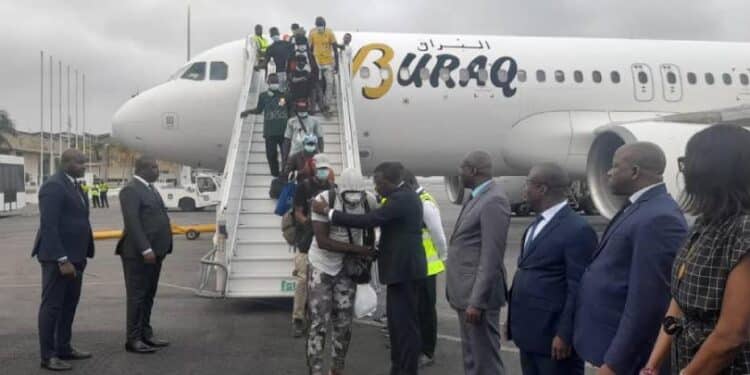 Image de Société. L'aéroport international Félix Houphouët-Boigny d’Abidjan a récemment accueilli un groupe de 113 Ivoiriens rapatriés de Libye, marquant un retour chargé d'émotions et de défis. Ces citoyens, ayant quitté leur pays en quête d'un avenir meilleur, se retrouvent confrontés à une réalité complexe, tant sur le plan personnel que national. Leur retour soulève des questions importantes sur les dynamiques de migration, les responsabilités des gouvernements et le rôle des organisations internationales dans la gestion de telles crises. Le Retour de 113 Ivoiriens : Un Voyage Vers l’Inconnu Le retour en Côte d'Ivoire de ces 113 ressortissants, initialement partis en Libye avec l'espoir d'un avenir meilleur, s’inscrit dans un contexte de crise humanitaire qui touche de nombreux migrants en Afrique du Nord. Ce rapatriement, orchestré par le ministère délégué aux Affaires étrangères chargé de l’Intégration africaine et des Ivoiriens de l’Extérieur ainsi que par l’Organisation Internationale pour les Migrations (OIM), marque un tournant crucial dans la vie de ces personnes qui ont dû affronter des conditions de vie précaires en Libye. Le groupe de rapatriés se compose principalement de jeunes hommes, de jeunes femmes, de mères et de leurs enfants, chacun portant le poids d'une expérience difficile et souvent traumatisante. Le processus de rapatriement a été facilité par une collaboration étroite entre les autorités ivoiriennes et l'OIM, qui ont pris des mesures pour assurer un retour en toute sécurité de ces citoyens. La Libye, bien que souvent perçue comme une terre d’opportunités pour de nombreux migrants en quête d'un avenir meilleur, a été le théâtre de conditions de vie extrêmement dures pour beaucoup. Les conflits internes, les crises politiques et l’instabilité économique ont exacerbé les difficultés rencontrées par les migrants. Les témoignages recueillis parmi les rapatriés révèlent des histoires de détresse et de désillusion. Beaucoup sont partis dans l'espoir de trouver des opportunités économiques ou de fuir des situations insoutenables dans leur pays d'origine, seulement pour se retrouver confrontés à une réalité bien plus difficile que prévue. La dureté des conditions de vie en Libye, les abus auxquels sont confrontés les migrants et la difficulté d’obtenir un statut légal ou des opportunités de travail ont poussé ces Ivoiriens à demander un retour dans leur pays d’origine. Le Rôle de l’Organisation Internationale pour les Migrations (OIM) L’Organisation Internationale pour les Migrations (OIM) joue un rôle crucial dans le rapatriement des migrants en détresse. Pour ceux qui se trouvent en situation précaire en Libye, l’OIM propose une assistance structurée pour faciliter leur retour en toute sécurité. Le processus commence par une demande de rapatriement, généralement faite par téléphone ou en ligne, suivie d'entretiens visant à évaluer la situation de chaque individu et les risques potentiels liés au retour. Une fois la demande acceptée, l’OIM organise le rapatriement en collaboration avec les ambassades et les représentations diplomatiques. Ce processus est souvent financé par des fonds fournis par l’organisation, visant à garantir que les rapatriés puissent rentrer chez eux sans avoir à supporter des coûts financiers importants. Le soutien de l’OIM est essentiel pour assurer un retour ordonné et sécurisé, bien que des défis subsistent même après l'arrivée dans le pays d'origine. Le retour des migrants pose de nombreux défis, non seulement pour les individus concernés, mais aussi pour les communautés d'accueil. Pour les 113 Ivoiriens rentrés récemment, la réintégration dans leur pays d’origine sera un processus complexe. Ils devront faire face à des défis d’ordre économique, social et émotionnel alors qu’ils tentent de reconstruire leur vie après une expérience difficile. L'intégration des rapatriés nécessite un soutien structuré, comprenant des programmes de réinsertion professionnelle, des services de santé et des aides psychologiques pour les aider à surmonter les traumatismes liés à leur séjour à l’étranger. Les autorités ivoiriennes, en collaboration avec des organisations non gouvernementales et des acteurs locaux, devront mettre en place des mécanismes efficaces pour faciliter cette transition et aider les rapatriés à retrouver leur stabilité. Réflexions sur la Migration et la Responsabilité des Gouvernements La situation des Ivoiriens rapatriés de Libye soulève des questions plus larges sur la migration en Afrique et la responsabilité des gouvernements. Les migrations, qu’elles soient volontaires ou forcées, sont souvent le résultat de conditions économiques, politiques et sociales défavorables dans les pays d’origine. Les individus qui partent en quête d’un avenir meilleur font face à des défis considérables tout au long de leur parcours. Les gouvernements africains ont la responsabilité de créer des conditions de vie améliorées pour leurs citoyens afin de réduire la nécessité de migration. Cela inclut des politiques efficaces pour lutter contre le chômage, améliorer l’éducation, et renforcer la sécurité sociale. En même temps, la communauté internationale, incluant des organisations comme l’OIM, joue un rôle crucial dans l’assistance aux migrants en difficulté et dans la gestion des crises humanitaires. L’expérience des 113 Ivoiriens rapatriés de Libye offre des leçons importantes pour l’avenir. Elle met en lumière la nécessité d’une coopération renforcée entre les pays d’origine et de destination des migrants, ainsi qu'une meilleure gestion des flux migratoires et des situations de crise. Il est impératif que les gouvernements et les organisations internationales travaillent ensemble pour fournir un soutien complet aux migrants, tant avant qu'après leur retour. À mesure que le phénomène migratoire continue d’évoluer, il est crucial de développer des stratégies à long terme pour aborder les causes profondes de la migration forcée. Comment les gouvernements africains peuvent-ils créer des environnements économiques et politiques plus stables pour réduire les départs massifs de leurs citoyens ? Quels rôles peuvent jouer les organisations internationales pour améliorer la sécurité et les conditions de vie des migrants tout au long de leur parcours ? À l’heure où les défis migratoires se font de plus en plus pressants, la question se pose : comment les communautés internationales et les gouvernements peuvent-ils collaborer de manière plus efficace pour répondre aux besoins des migrants et assurer une gestion humaine et équitable des crises migratoires ?