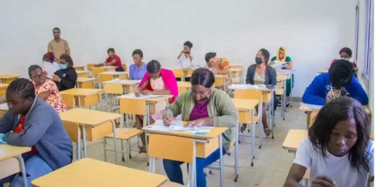 Image de Études/Devoirs. En Côte d’Ivoire, les résultats de la session de juillet 2024 de l’examen du Brevet de Technicien Supérieur (BTS) ont été annoncés, révélant que 20 338 candidats ont été déclarés admissibles. Avec un taux de réussite de 38,39 %, ce chiffre marque une légère baisse par rapport à l’année précédente. Alors que les candidats ont quelques jours pour déposer leurs réclamations, cette session soulève des questions sur la qualité de l’enseignement technique et professionnel dans le pays. Quels sont les défis actuels et les perspectives pour les étudiants et les institutions ivoiriennes ? Un taux de réussite en baisse : un indicateur inquiétant ? Les résultats du BTS 2024 en Côte d’Ivoire révèlent que seulement 38,39 % des candidats ont réussi l’examen cette année, contre 40,97 % en 2023. Cette légère baisse de 2,58 % du taux de réussite interpelle sur plusieurs aspects du système éducatif ivoirien, notamment la qualité de l’enseignement dispensé et la préparation des étudiants aux exigences de cet examen national. Selon Djama Adam Mory Koné, directeur des examens et concours (DEXCO), « cette diminution du taux de réussite peut être attribuée à plusieurs facteurs, notamment les variations dans les niveaux de difficulté des examens, la préparation des candidats, ainsi que les conditions de passation des épreuves ». Une analyse plus approfondie est nécessaire pour comprendre les raisons sous-jacentes de cette régression et pour déterminer les mesures à prendre pour améliorer ces résultats à l'avenir. L'enseignement technique et professionnel en Côte d'Ivoire, tout comme dans de nombreux pays en développement, fait face à de nombreux défis. Le manque de ressources, d'infrastructures adéquates, et de personnel qualifié sont souvent cités comme les principaux obstacles à la qualité de l'éducation. Ces problèmes se reflètent dans les résultats des examens tels que le BTS, où un taux d'admissibilité inférieur à 50 % met en lumière les difficultés persistantes dans la préparation des étudiants aux exigences du marché du travail. Les établissements de formation technique et professionnelle doivent donc relever des défis importants pour répondre aux besoins du secteur industriel en pleine croissance du pays. En effet, la Côte d'Ivoire est en plein essor économique, avec des secteurs comme la construction, l’agriculture, et les nouvelles technologies nécessitant des travailleurs qualifiés. Il est donc essentiel que le système éducatif s'adapte pour fournir une main-d'œuvre qualifiée capable de soutenir ce développement. Un examen sous tension : la logistique et l'organisation en question L’organisation des examens du BTS est une entreprise logistique massive qui implique la coordination de 132 centres de composition à travers le pays. Selon les rapports, les épreuves écrites de la session 2024 se sont déroulées du 22 au 27 juillet. « Malgré les efforts déployés pour assurer le bon déroulement des épreuves, il y a eu des retards et des problèmes logistiques dans certains centres, ce qui a pu affecter les performances des candidats », a noté un membre du personnel du ministère de l’Enseignement Supérieur et de la Recherche Scientifique, sous couvert d'anonymat. Ces difficultés logistiques ne sont pas nouvelles et soulignent la nécessité de moderniser et de numériser davantage le processus d’organisation des examens en Côte d’Ivoire. L'utilisation accrue des technologies numériques pourrait non seulement améliorer l'efficacité de l'organisation mais aussi réduire les erreurs humaines et les fraudes, qui sont souvent signalées lors de ces examens. Après l'annonce des résultats, les candidats ont trois jours pour soumettre leurs réclamations, un processus crucial pour garantir l'équité et la transparence des examens. Le cadre du ministère a précisé que les candidats doivent éditer leur relevé de notes en ligne sur le site officiel et soumettre leurs réclamations via la même plateforme. Cette démarche numérique vise à simplifier le processus et à rendre les résultats accessibles à tous, indépendamment de leur localisation. Cependant, malgré ces efforts pour améliorer la transparence, certains candidats et parents expriment des préoccupations concernant la fiabilité des notes et la gestion des réclamations. « Nous espérons que toutes les réclamations seront traitées de manière juste et équitable, sans favoritisme », a déclaré un parent de candidat, soulignant la nécessité de maintenir la confiance du public dans le système éducatif. Vers une réforme du BTS et des examens nationaux ? Les résultats de cette année relancent également le débat sur la nécessité de réformer le BTS et, plus largement, le système des examens nationaux en Côte d’Ivoire. Plusieurs experts plaident pour une refonte du programme d’études afin de le rendre plus en phase avec les besoins actuels du marché du travail. « Il est impératif d’adapter le contenu des cours et des examens aux réalités du marché », a suggéré un enseignant de formation technique. Une réforme pourrait inclure une évaluation plus régulière des compétences pratiques et techniques des étudiants, plutôt que de se concentrer principalement sur les évaluations théoriques. Cette approche pourrait non seulement améliorer la préparation des étudiants aux défis professionnels, mais aussi augmenter les taux de réussite et réduire les disparités entre les différents établissements d'enseignement. Pour améliorer la qualité de l'enseignement technique et professionnel, il est essentiel que le gouvernement continue d'investir dans ce secteur crucial. Les initiatives récentes, telles que l'amélioration des infrastructures scolaires et l'augmentation des budgets pour l'éducation, sont des pas dans la bonne direction. Toutefois, ces efforts doivent être intensifiés pour avoir un impact significatif sur la qualité de l’éducation. En outre, les partenariats public-privé peuvent jouer un rôle clé dans l'amélioration des résultats du BTS. Les entreprises locales et internationales peuvent apporter leur expertise, leurs ressources et leur soutien à la formation des enseignants, au développement de programmes adaptés et à la fourniture d'équipements modernes. De tels partenariats pourraient également faciliter des stages pour les étudiants, leur offrant une expérience pratique précieuse avant d'entrer sur le marché du travail. La situation en Côte d'Ivoire n'est pas unique. De nombreux pays d'Afrique de l'Ouest font face à des défis similaires en matière d'éducation technique et professionnelle. La comparaison des résultats et des politiques éducatives dans la région pourrait fournir des informations précieuses sur les meilleures pratiques et les stratégies efficaces pour améliorer la qualité de l'éducation. L'expérience de la Côte d'Ivoire avec le BTS pourrait servir de modèle ou de leçon pour d'autres pays cherchant à renforcer leur système éducatif technique et professionnel. Une collaboration régionale accrue pourrait également faciliter l'échange de connaissances et de ressources, contribuant ainsi à une amélioration globale de l’éducation dans la région. Alors que les résultats du BTS 2024 sont désormais publics, ils soulèvent d'importantes questions sur l'état actuel de l'éducation technique en Côte d'Ivoire. À mesure que le pays continue de se développer économiquement, il est essentiel que son système éducatif s'adapte et évolue pour répondre aux besoins du marché du travail. Les récents résultats du BTS montrent que des défis subsistent, mais ils mettent également en lumière les opportunités d'amélioration et de croissance. Comment les autorités éducatives, les enseignants, les étudiants et les partenaires du secteur privé peuvent-ils collaborer pour surmonter ces obstacles et préparer les futurs diplômés à réussir dans un monde en constante évolution ?