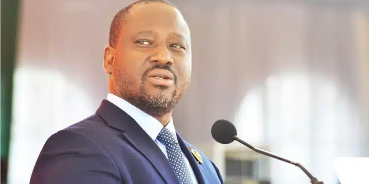 Image de Politique. En Côte d'Ivoire, la récente condamnation du député Kando Soumahoro, membre influent de Générations et Peuples Solidaires (GPS), le mouvement politique fondé par Guillaume Soro, suscite une vague d'indignation et de critiques. L'accusation de troubles à l'ordre public et de résurgence d'une association dissoute par la justice a conduit à une sentence de trois ans de prison, dont deux ans ferme, une décision qui a été immédiatement contestée par GPS. Ce jugement est perçu par le parti de Soro comme un signe alarmant de l'autoritarisme croissant du régime actuel et de la politisation de l'appareil judiciaire en Côte d'Ivoire. Une condamnation controversée La condamnation de Kando Soumahoro a rapidement enflammé le paysage politique ivoirien. Pour beaucoup, cette sentence symbolise l’escalade des tensions politiques dans le pays, où la justice est de plus en plus perçue comme un instrument de répression au service du pouvoir en place. Guillaume Soro et son mouvement Générations et Peuples Solidaires n'ont pas tardé à réagir, dénonçant ce qu'ils qualifient de « procès politique » et de « manœuvre pour étouffer toute opposition ». Dans un communiqué cinglant, le GPS a qualifié le procès de Kando Soumahoro de « simulacre digne d'une république bananière », accusant le régime de M. Ouattara d'avoir transformé le système judiciaire en une « arme de répression politique ». Pour Guillaume Soro, cette condamnation n'est que la dernière d'une série d'attaques contre son mouvement, visant à affaiblir son influence et à décourager ses partisans. Les réactions à cette condamnation ne se sont pas limitées au seul camp de Soro. Plusieurs organisations de la société civile et défenseurs des droits humains ont exprimé leur préoccupation quant à l'usage de la justice à des fins politiques. « Il est inquiétant de voir comment des décisions judiciaires peuvent être influencées par des considérations politiques », a déclaré un représentant d'une organisation de défense des droits de l'homme basée à Abidjan, sous couvert d'anonymat. Cette condamnation intervient dans un contexte de tensions accrues entre le gouvernement ivoirien et l'opposition. Les dernières années ont été marquées par une série d'arrestations et de condamnations de figures politiques opposées au régime, ce qui a conduit à des accusations de dérive autoritaire et d'atteintes aux droits fondamentaux. Les précédents : une répression ciblée ? Kando Soumahoro n'est pas le premier membre de Générations et Peuples Solidaires à tomber sous le coup de la justice ivoirienne. Quelques jours avant sa condamnation, Mamadou Traoré, un autre cadre de GPS, avait également été condamné. Ces décisions semblent s'inscrire dans une stratégie plus large visant à affaiblir le mouvement de Guillaume Soro, qui reste l'un des opposants les plus virulents au président Alassane Ouattara. Pour beaucoup d'observateurs, ces condamnations successives ne sont pas le fruit du hasard. Elles s'inscrivent dans une politique délibérée de répression ciblée contre les opposants les plus bruyants et influents. « Il est clair que le pouvoir cherche à réduire au silence toute forme de contestation », analyse un politologue ivoirien. « Les condamnations de Kando Soumahoro et de Mamadou Traoré s'inscrivent dans une logique de contrôle de l'opposition, surtout à l'approche des prochaines échéances électorales ». Cette nouvelle condamnation risque d'accentuer les divisions au sein du paysage politique ivoirien. En plus de radicaliser l'opposition, elle pourrait aussi contribuer à un climat de méfiance et de tension généralisée. Les partisans de Soro, tout comme ceux d'autres figures de l'opposition, pourraient être tentés de répondre par des manifestations ou d'autres formes de contestation, risquant de plonger le pays dans une nouvelle vague de troubles. Le climat politique ivoirien reste fragile, marqué par des antécédents de violences électorales et de conflits politiques. Dans ce contexte, chaque nouvelle décision judiciaire contre des figures de l'opposition est perçue comme une tentative d'affaiblir la concurrence et de consolider le pouvoir en place. Guillaume Soro : une épine dans le pied du régime Guillaume Soro, ancien Premier ministre et ancien président de l'Assemblée nationale, est depuis longtemps une figure controversée de la politique ivoirienne. Son mouvement, Générations et Peuples Solidaires, a attiré une base importante de jeunes et d'intellectuels désillusionnés par le régime actuel. En dépit des efforts du gouvernement pour le marginaliser, Soro continue de jouir d'une popularité considérable, notamment grâce à ses discours enflammés contre la corruption et la mauvaise gouvernance. Loin de se laisser intimider par les condamnations de ses alliés, Soro a renforcé son discours, appelant à une mobilisation accrue contre ce qu'il appelle le « régime autocratique » de Ouattara. « Nous ne nous laisserons pas réduire au silence », a-t-il récemment déclaré lors d'une intervention sur les réseaux sociaux, appelant ses partisans à résister pacifiquement à l'oppression. Face à une telle situation, l'opposition ivoirienne se trouve à un carrefour critique. D'un côté, elle doit continuer à dénoncer ce qu'elle perçoit comme des abus de pouvoir et des atteintes aux libertés fondamentales. De l'autre, elle doit éviter de tomber dans le piège de la radicalisation, qui pourrait lui aliéner une partie de la population et servir de prétexte au gouvernement pour intensifier la répression. L'enjeu pour l'opposition est de taille : réussir à canaliser la colère et la frustration de ses partisans dans une dynamique constructive, capable de proposer une alternative crédible et de mobiliser un large soutien populaire. Cela nécessitera non seulement de la détermination, mais aussi une stratégie bien pensée et un leadership capable de rassembler au-delà des clivages politiques traditionnels. À l'approche des prochaines élections, la situation en Côte d'Ivoire reste incertaine. Les condamnations de figures de l'opposition telles que Kando Soumahoro et Mamadou Traoré soulèvent des questions sur l'avenir de la démocratie dans le pays. Alors que le gouvernement semble déterminé à maintenir une mainmise sur le pouvoir, l'opposition doit naviguer dans un environnement de plus en plus hostile et répressif. Face à ces défis, la question qui se pose est de savoir comment la Côte d'Ivoire peut trouver un équilibre entre la stabilité politique et le respect des principes démocratiques. Quel rôle la communauté internationale peut-elle jouer pour aider à préserver les acquis démocratiques du pays et encourager un dialogue inclusif entre le gouvernement et l'opposition ?