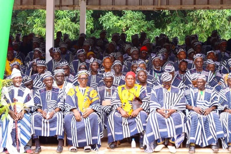 Image de Culture. Le 24 août 2024, la Place de l’Indépendance de Korhogo a été le théâtre d’une cérémonie mémorable qui a réuni tradition et modernité dans une ambiance festive et solennelle. Cet événement, marqué par un échange constructif entre les autorités locales et les chefs traditionnels de la région du Poro, a mis en lumière la volonté de renforcer les liens entre les structures administratives modernes et les traditions ancestrales. Point d'orgue de cette journée : la remise de tenues d'apparat à 1201 chefs, symbolisant la reconnaissance de leur rôle central dans la préservation du patrimoine culturel et l’administration locale. Une Cérémonie au Cœur de la Culture et de l'Identité Ivoirienne L’événement, organisé par Monsieur Fidèle Gboroton Sarassoro, Président du Conseil Régional du Poro et Ministre Directeur de Cabinet du Président de la République, a souligné l'importance de conjuguer les valeurs traditionnelles avec les exigences modernes de la gouvernance. Dans une atmosphère empreinte de respect et de célébration, les autorités locales ont échangé avec les chefs traditionnels sur les récentes innovations introduites dans les services d'état civil, visant à améliorer l'efficacité et la transparence administrative dans la région. Cette cérémonie n’était pas seulement une célébration de la tradition, mais aussi un rappel de l’importance de l’intégration des chefs traditionnels dans les processus décisionnels locaux. « Il est essentiel de reconnaître le rôle clé que jouent les chefs traditionnels dans notre société », a déclaré Monsieur Sarassoro. « Ils sont les gardiens de nos traditions, et il est de notre devoir de les associer étroitement aux dynamiques de développement local. » Mme Françoise Remarck, Ministre de la Culture et de la Francophonie, a pris la parole lors de cette cérémonie pour exprimer son profond respect envers les chefs traditionnels présents. Elle a salué leur engagement à préserver les traditions et les coutumes ivoiriennes, soulignant leur rôle central dans la construction d’une identité culturelle forte et unifiée. Elle a également rappelé l’article 98 de la loi de 2014, qui reconnaît explicitement le pouvoir traditionnel comme un élément fondamental de l'identité culturelle de la Côte d'Ivoire. « La culture est le socle sur lequel repose notre identité nationale », a affirmé Mme Remarck. « Nous devons continuer à valoriser notre patrimoine culturel tout en nous adaptant aux exigences de la modernité. Les chefs traditionnels, en tant que dépositaires de notre histoire et de nos coutumes, ont un rôle essentiel à jouer dans ce processus. » Le moment le plus attendu de la cérémonie a été la remise solennelle de tenues d’apparat à 1201 chefs représentant les 19 cantons de la région du Poro. Ces tenues, symboles de respect et de dignité, ont été remises pour honorer le rôle des chefs dans la préservation des traditions et la gestion communautaire. La distribution de ces tenues n'est pas seulement un geste de reconnaissance, mais aussi une affirmation de l'importance des valeurs traditionnelles dans la vie quotidienne et administrative de la région. « Les tenues que nous remettons aujourd'hui ne sont pas seulement des vêtements, elles sont le reflet de notre respect pour l'autorité traditionnelle », a déclaré Monsieur Sarassoro. « Elles symbolisent l'engagement des chefs à maintenir l'ordre, la paix et la cohésion sociale dans nos communautés. » La Fusion de la Tradition et de la Modernité : Un Défi pour l'Avenir Cette cérémonie a également été l'occasion de discuter des défis et des opportunités liés à la fusion de la tradition et de la modernité dans la gouvernance locale. Les discours des officiels ont mis en lumière la nécessité de respecter les traditions ancestrales tout en adoptant des pratiques administratives modernes. Cette harmonisation est essentielle pour garantir une gouvernance efficace et inclusive qui répond aux besoins de tous les citoyens. « Il est crucial de trouver un équilibre entre notre héritage culturel et les besoins modernes de l’administration », a ajouté Mme Remarck. « Nous devons veiller à ce que nos traditions ne soient pas perçues comme des obstacles au progrès, mais comme des fondations sur lesquelles nous pouvons construire un avenir prospère. » La cérémonie a attiré un large public, comprenant des personnalités d'institutions, des ministres, des dignitaires locaux et de nombreux citoyens. Leur présence a témoigné de l'importance de cet événement pour la communauté locale et pour la nation tout entière. Les chefs traditionnels ont été chaleureusement applaudis, et leur rôle dans la préservation de la culture et la promotion de la cohésion sociale a été unanimement salué. L’enthousiasme du public a également mis en évidence le soutien populaire à l'intégration des chefs traditionnels dans les processus décisionnels locaux. Cette cérémonie a renforcé l'idée que la collaboration entre les structures modernes de gouvernance et les autorités traditionnelles est cruciale pour le développement harmonieux de la région. Alors que la Côte d'Ivoire continue de se développer et de moderniser ses structures administratives, une question demeure : comment le pays peut-il mieux intégrer ses traditions ancestrales avec les exigences de la modernité pour créer une société plus harmonieuse et équitable ? La cérémonie de Korhogo n'est-elle que le début d'un dialogue plus profond sur le rôle des chefs traditionnels dans une Côte d'Ivoire en pleine mutation ?