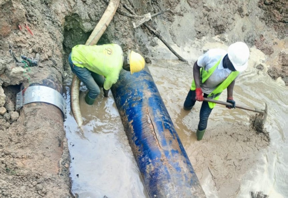 Image de Société. La Société de Distribution d’Eau de Côte d’Ivoire (SODECI) a récemment annoncé une nouvelle rupture dans son réseau de distribution d'eau potable, entraînant des perturbations significatives dans plusieurs communes d'Abidjan. Cet incident s'inscrit dans une série de coupures et de restrictions d'eau qui affectent les habitants de la capitale économique ivoirienne depuis le début du mois d'août 2024. Les causes, les impacts et les solutions possibles font l'objet d'une attention croissante tant de la part des autorités que des populations concernées. Des ruptures d'eau récurrentes : un défi pour les habitants d'Abidjan Le 26 août 2024, la SODECI a émis un communiqué confirmant la rupture d'une conduite d'eau potable, qui a provoqué des interruptions d’approvisionnement dans les communes de Koumassi, Marcory et Port-Bouët. Cet incident a été attribué aux travaux d'aménagement en cours au carrefour Akwaba, menés par la société China Harbour Engineering Co. Les autorités ont précisé que la conduite endommagée fait partie d'un réseau crucial pour la distribution d'eau potable à plusieurs quartiers densément peuplés d'Abidjan. Cette annonce intervient dans un contexte déjà tendu pour les résidents d'Abidjan, qui subissent des coupures d'eau à répétition depuis le début du mois. En effet, la SODECI avait déjà signalé une série de perturbations sur le réseau, notamment à Sassandra, où une panne a provoqué une coupure d'eau de cinq jours. Ces interruptions, bien qu'attribuées à des travaux d'entretien ou à des incidents techniques, soulèvent des questions sur la résilience du réseau d'approvisionnement en eau du pays. Les récentes perturbations mettent en lumière plusieurs facteurs qui contribuent aux défis actuels en matière d'approvisionnement en eau. Tout d'abord, les travaux d'infrastructure, comme ceux effectués au carrefour Akwaba, sont souvent nécessaires pour moderniser et améliorer les réseaux existants. Toutefois, ces interventions peuvent également fragiliser temporairement les infrastructures et provoquer des incidents comme la rupture d'une conduite. De plus, l'accroissement démographique rapide d'Abidjan exerce une pression croissante sur le réseau de distribution d'eau. La demande en eau potable dépasse souvent la capacité de production et de distribution, ce qui conduit à des pénuries fréquentes et à des rationnements dans certaines zones. Les experts estiment que sans investissements significatifs dans les infrastructures, la situation pourrait encore se détériorer. Enfin, la vétusté des installations dans certaines parties du réseau d'eau d'Abidjan représente un défi majeur. De nombreux tuyaux et équipements datent de plusieurs décennies et n'ont pas été correctement entretenus ou remplacés. Cette obsolescence augmente la probabilité de pannes et de fuites, compromettant davantage la fiabilité du service. Face à cette crise récurrente, la SODECI et les autorités locales ont mis en place plusieurs mesures pour atténuer l’impact sur la population. Des camions-citernes ont été déployés dans les quartiers les plus touchés pour distribuer de l'eau potable aux résidents. De plus, des points de distribution temporaires ont été installés dans certaines zones pour permettre aux habitants d'accéder à l'eau potable en attendant la restauration complète du service. « Nous comprenons les frustrations des habitants, et nous travaillons d'arrache-pied pour rétablir l'approvisionnement en eau potable dans les plus brefs délais », a déclaré un représentant de la SODECI lors d'une conférence de presse. « Nos équipes sont mobilisées 24 heures sur 24 pour réparer les conduites endommagées et prévenir de futurs incidents. » Les autorités encouragent également la population à adopter des comportements plus économes en eau et à se préparer à d'éventuelles coupures en stockant de l'eau potable. Des campagnes de sensibilisation sont en cours pour informer les citoyens des meilleures pratiques à adopter en cas de perturbations prolongées. Les perturbations de l'approvisionnement en eau ont des répercussions importantes non seulement sur le quotidien des habitants, mais aussi sur l'économie locale. Les commerces, notamment les restaurants, les hôtels et les petites entreprises, sont particulièrement touchés par les coupures d'eau prolongées. « Nous avons dû fermer notre restaurant pendant trois jours à cause de la coupure d'eau, et cela a eu un impact significatif sur nos revenus », explique un restaurateur de Marcory. De plus, les écoles et les centres de santé, qui dépendent d'un approvisionnement constant en eau pour maintenir des conditions d'hygiène adéquates, sont également affectés. Certains établissements ont dû fermer temporairement, tandis que d'autres ont été contraints de restreindre leurs services. Ces interruptions perturbent la vie quotidienne et exacerbent les inégalités socio-économiques dans les zones les plus vulnérables. Comment les populations s'adaptent-elles à la crise ? Face aux défis posés par les coupures d'eau, les résidents d'Abidjan ont dû trouver des moyens innovants pour s'adapter à la situation. Beaucoup ont commencé à stocker de l'eau à l'avance, remplissant des réservoirs et des seaux en prévision de futures interruptions. D'autres ont investi dans des systèmes de collecte d'eau de pluie pour assurer un approvisionnement d'urgence. Les solutions de dépannage, telles que l'achat d'eau en bouteille ou le recours à des sources alternatives, se sont également multipliées. Dans les quartiers où les coupures sont fréquentes, des groupes communautaires se sont organisés pour partager les ressources et s'entraider. « Nous avons mis en place un système de rotation pour distribuer l'eau que nous stockons collectivement », raconte un habitant de Koumassi. « Cela nous aide à faire face aux pénuries et à nous soutenir mutuellement. » Pour résoudre de manière pérenne les problèmes d'approvisionnement en eau, il est nécessaire de mettre en œuvre des stratégies à long terme. La modernisation des infrastructures existantes, l'expansion du réseau de distribution et l'amélioration de la gestion des ressources en eau figurent parmi les priorités identifiées par les experts. Les autorités locales et la SODECI envisagent de collaborer avec des partenaires internationaux pour financer ces projets ambitieux. Cependant, la question demeure : ces mesures seront-elles suffisantes pour répondre à la demande croissante d'une population urbaine en expansion rapide ? L'émergence de nouvelles technologies de gestion de l'eau, telles que les systèmes de surveillance intelligente et les technologies de réduction des fuites, pourrait jouer un rôle crucial dans l'amélioration de l'efficacité et de la fiabilité du réseau. Les récents incidents ont mis en lumière la nécessité pour la SODECI de revoir sa stratégie de gestion de l'eau et de renforcer sa capacité à anticiper et à répondre aux crises. Les critiques à l'égard de la société de distribution ne cessent de croître, avec des appels de plus en plus nombreux pour une transparence accrue et une meilleure communication avec le public. Certains experts suggèrent même une refonte complète du cadre réglementaire et une ouverture à une concurrence accrue dans le secteur de la distribution d'eau. La question clé reste de savoir comment la SODECI, et plus largement la Côte d'Ivoire, peuvent améliorer la résilience de leur infrastructure face aux défis climatiques et urbains croissants. Les perturbations répétées sont-elles un symptôme d'une crise plus profonde de gestion des ressources, ou simplement le résultat d'un manque d'investissements et de planification à long terme ? Alors que la Côte d'Ivoire continue de faire face à des défis majeurs en matière d'approvisionnement en eau, il est clair que des actions concertées et des investissements stratégiques sont nécessaires pour garantir un avenir plus stable. Les récents incidents soulignent l'urgence d'une réforme profonde et d'une réflexion stratégique sur la gestion de l'eau dans le pays. Mais face à des perturbations qui semblent devenir la norme plutôt que l'exception, une question cruciale se pose : la Côte d'Ivoire est-elle prête à repenser fondamentalement sa politique de gestion de l'eau pour éviter de futures crises ?