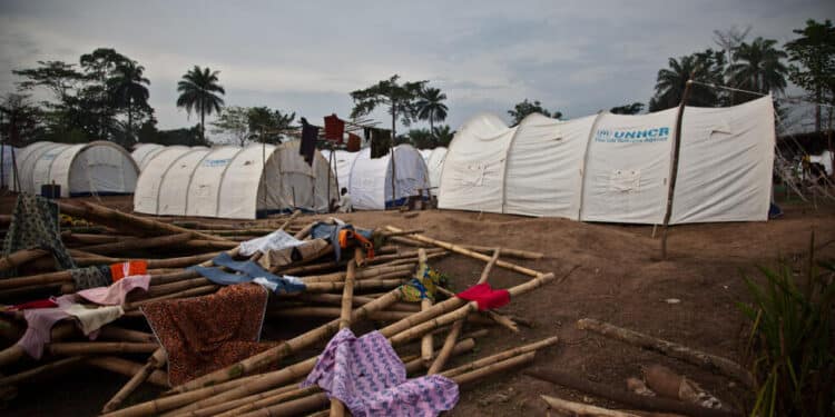 Image de Société. La Côte d'Ivoire, pays d'accueil, fait face à un afflux massif de réfugiés sahéliens, fuyant les violences et l'insécurité qui ravagent le Burkina Faso, le Mali, le Niger et la Mauritanie. Le dernier rapport du Haut Commissariat des Nations Unies pour les réfugiés (UNHCR) révèle une situation humanitaire critique avec plus de 65 000 demandeurs d'asile, principalement concentrés dans le nord du pays. Face à ce défi, la Côte d'Ivoire déploie des efforts considérables pour offrir un havre de paix à ces populations vulnérables, tout en sollicitant l'aide internationale pour renforcer son soutien. Quels sont les enjeux et les perspectives d'avenir pour ces réfugiés et leurs communautés d'accueil? Un afflux massif de réfugiés : comprendre les chiffres Le nord de la Côte d'Ivoire est devenu un point de convergence pour des milliers de réfugiés sahéliens. Selon le rapport du bureau local de l'UNHCR, 65 099 personnes ont fui leurs pays d'origine pour chercher refuge en Côte d'Ivoire. Parmi eux, les Burkinabè représentent le groupe le plus important avec 56 686 réfugiés, dont une majorité provient de la région frontalière des Cascades. Ce nombre élevé témoigne de l'ampleur de la crise au Burkina Faso, où les conflits armés et l'insécurité généralisée poussent les populations à fuir en masse. Le Mali suit avec 1 377 réfugiés, tandis que le Niger et la Mauritanie comptent chacun huit ressortissants réfugiés en Côte d'Ivoire. Ces chiffres, bien que modestes comparés à ceux du Burkina Faso, illustrent la gravité de la situation sécuritaire dans la région sahélienne. L'insécurité croissante due aux attaques de groupes armés non étatiques, aux menaces et aux intimidations contraint de nombreuses familles à tout abandonner pour chercher la sécurité au-delà des frontières. Pour faire face à cet afflux de réfugiés, la Côte d'Ivoire a identifié 16 chefs-lieux de sous-préfecture dans le nord du pays comme principaux sites d'accueil. Parmi ceux-ci, la localité de Tougbo, à la frontière avec le Burkina Faso, accueille le plus grand nombre de réfugiés avec 14 327 personnes. Vient ensuite Téhini, qui héberge actuellement 8 074 demandeurs d'asile, suivi d’Ouangolodougou avec 6 378 réfugiés. La région de Bounkani est également un site d'accueil majeur, abritant 33 913 réfugiés. Les régions de Tchologo, Hambol, Poro, et Folon, bien que moins peuplées, accueillent respectivement 22 120, 3 406, 2 517 et 798 réfugiés. Ces chiffres démontrent la capacité d'adaptation des autorités ivoiriennes, qui travaillent en étroite collaboration avec les organisations internationales pour gérer la crise. Défis logistiques et humanitaires : une réponse coordonnée Accueillir un nombre aussi important de réfugiés présente des défis considérables, notamment en termes de logistique, de sécurité et d'approvisionnement en ressources essentielles. Les autorités locales et les organisations humanitaires, dont l'UNHCR, déploient des efforts concertés pour fournir abris, nourriture, soins de santé et protection aux nouveaux arrivants. Toutefois, les infrastructures existantes sont mises à rude épreuve. "Nous faisons tout notre possible pour assurer la sécurité et le bien-être de ces populations vulnérables," déclare un responsable de l'UNHCR sur place. "Mais les besoins sont énormes, et les ressources limitées. Nous appelons la communauté internationale à intensifier son soutien pour éviter une catastrophe humanitaire." Cette situation met en lumière les limites des capacités locales et l'urgence d'une réponse internationale renforcée. Malgré les défis, la Côte d'Ivoire s'efforce de promouvoir l'intégration sociale et économique des réfugiés. Les communautés locales, souvent confrontées à leurs propres difficultés, font preuve d'une solidarité remarquable. Des initiatives sont mises en place pour faciliter l'accès des réfugiés aux services de base tels que l'éducation et la santé, tout en encourageant leur participation active à la vie communautaire. "Nous ne pouvons pas rester insensibles à leur sort," affirme un habitant de Tougbo, une localité particulièrement touchée par l'afflux de réfugiés. "Nous faisons tout notre possible pour les aider à reconstruire leur vie ici." Cependant, cette intégration ne va pas sans tensions. La pression sur les ressources locales et les différences culturelles peuvent parfois générer des frictions, soulignant la nécessité d'un dialogue constant et d'une gestion proactive des conflits potentiels. Vers une solution durable : le rôle de la communauté internationale Face à cette crise migratoire croissante, la question de la durabilité des efforts d'accueil se pose avec acuité. La Côte d'Ivoire, tout en maintenant une politique d'ouverture, reconnaît que ses capacités sont limitées. Le pays appelle ainsi à une solidarité internationale accrue pour soutenir non seulement les réfugiés, mais aussi les communautés d'accueil qui portent une part significative du fardeau. L'UNHCR et d'autres organisations internationales plaident pour une augmentation de l'aide humanitaire, le renforcement des infrastructures locales, et des initiatives de développement communautaire qui profitent à la fois aux réfugiés et aux Ivoiriens. Une approche intégrée est nécessaire pour éviter que la crise ne s'aggrave et pour envisager des solutions à long terme, telles que le retour volontaire des réfugiés dans leurs pays d'origine, lorsque la situation sécuritaire le permettra. Alors que la situation au Sahel reste volatile et que l'afflux de réfugiés vers la Côte d'Ivoire ne montre aucun signe de ralentissement, plusieurs questions demeurent sans réponse. La Côte d'Ivoire peut-elle continuer à absorber de tels flux migratoires sans compromettre sa propre stabilité? Quelle sera la réponse de la communauté internationale face à cette crise humanitaire? Et surtout, comment garantir la sécurité et la dignité de ces milliers de réfugiés, tout en préservant l'harmonie sociale dans les régions d'accueil? En fin de compte, la crise des réfugiés en Côte d'Ivoire n'est pas seulement une question de chiffres ou de statistiques. C'est une question profondément humaine, qui appelle à la compassion, à la solidarité et à une action concertée de toutes les parties prenantes. Quelle sera la prochaine étape dans cette lutte pour l'humanité et la justice sociale?