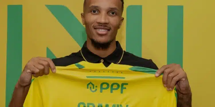 Image de Football. Le mercato estival continue d’animer la Ligue 1, et l’une des dernières signatures notables est celle de Jean-Philippe Gbamin. Le milieu de terrain ivoirien, après une saison prometteuse avec Dunkerque en Ligue 2, vient de s'engager avec le FC Nantes. À 28 ans, Gbamin voit dans ce transfert l’opportunité de relancer sa carrière au plus haut niveau du football français. Ce retour en Ligue 1 marque un tournant pour l’ancien joueur d’Everton, qui aspire à retrouver son meilleur niveau sous les couleurs des Canaris. Que signifie cette arrivée pour le FC Nantes, et quelles perspectives s’ouvrent à Jean-Philippe Gbamin dans cette nouvelle aventure ? Une signature stratégique pour le FC Nantes Le FC Nantes a officialisé l’arrivée de Jean-Philippe Gbamin ce mardi 27 août, annonçant une recrue de choix pour renforcer son milieu de terrain. Gbamin, âgé de 28 ans, a signé un contrat d’un an avec le club nantais. Le natif de San-Pédro en Côte d'Ivoire a fait ses preuves la saison dernière en Ligue 2 sous les couleurs de Dunkerque, ce qui a attiré l’attention du staff technique nantais. Antoine Kombouaré, l’entraîneur des Canaris, avait fait de Gbamin une priorité pour cette nouvelle saison, voyant en lui un atout essentiel pour solidifier son milieu de terrain. "Jean-Philippe est un joueur d’expérience qui a montré de belles choses à Dunkerque. Sa polyvalence et sa capacité à récupérer des ballons sont des qualités qui seront précieuses pour notre équipe", a confié Kombouaré lors de la conférence de presse de présentation du joueur. Pour Jean-Philippe Gbamin, ce transfert représente bien plus qu’un simple changement de club. Après avoir débuté sa carrière en France avec le RC Lens, Gbamin a connu une trajectoire variée, passant par la Bundesliga avec le FSV Mayence 05, puis la Premier League avec Everton. Cependant, son passage en Angleterre a été marqué par des blessures récurrentes qui ont freiné son élan et l’ont contraint à de longues périodes d’indisponibilité. En rejoignant le FC Nantes, Gbamin voit l’opportunité de relancer sa carrière et de montrer qu’il peut encore évoluer au plus haut niveau. "Je suis très fier de rejoindre ce grand club français", a-t-il déclaré. "Je suis reconnaissant de la chance qu’il me donne de pouvoir évoluer en Ligue 1, avec des personnes que j’ai côtoyées auparavant, le coach, son staff et quelques joueurs de l’effectif." Ses propos reflètent non seulement sa motivation, mais aussi son désir de contribuer activement aux succès futurs du club nantais. L’arrivée de Gbamin au FC Nantes n’est pas sans défis. Le milieu de terrain devra rapidement s’adapter aux exigences tactiques d’Antoine Kombouaré et trouver sa place au sein d’un effectif déjà bien fourni en milieux de terrain. Avec des concurrents tels que Ludovic Blas, Pedro Chirivella, et Moussa Sissoko, Gbamin devra prouver sa valeur et s'imposer comme un élément incontournable du dispositif nantais. De plus, après ses passages marqués par des blessures, notamment à Everton, Gbamin doit également démontrer qu’il est capable de maintenir une forme physique optimale tout au long de la saison. Son expérience internationale et sa connaissance de la Ligue 1 seront sans doute des atouts majeurs, mais c’est sur le terrain que l’Ivoirien devra faire la différence. "Je suis prêt à relever ce défi, à me battre pour ma place et à aider l’équipe à atteindre ses objectifs", a-t-il affirmé avec détermination. Un atout pour le FC Nantes dans la course au maintien ? Le FC Nantes, qui a connu des saisons récentes difficiles, voit en Jean-Philippe Gbamin un renfort stratégique dans sa quête de stabilité en Ligue 1. Les Canaris, qui ont frôlé la relégation à plusieurs reprises, espèrent que l’apport de Gbamin, combiné aux autres recrues estivales, permettra de consolider l’équipe et de viser une place plus confortable au classement. La capacité de Gbamin à jouer à la fois en tant que récupérateur et en tant que relanceur de jeu pourrait offrir plus de flexibilité à Kombouaré dans la gestion de son milieu de terrain. "Nous avons besoin de joueurs comme Jean-Philippe, capables de faire la transition entre la défense et l’attaque, et de dicter le rythme du jeu", a expliqué un membre du staff technique. Avec sa vision du jeu et son expérience, Gbamin pourrait être la clé de voûte dont Nantes a besoin pour se réinventer cette saison. L'intégration de Jean-Philippe Gbamin au sein du FC Nantes ouvre un nouveau chapitre tant pour le joueur que pour le club. Pour Gbamin, c’est une chance de se réinventer, de se débarrasser des stigmates de ses blessures passées et de montrer qu’il a encore beaucoup à offrir au football de haut niveau. Pour le FC Nantes, c’est l’opportunité de renforcer un secteur clé de l’équipe et de viser une saison plus sereine en Ligue 1. Alors que le coup d’envoi de la saison approche, une question se pose : Jean-Philippe Gbamin saura-t-il relever le défi et s’imposer comme l’un des leaders de l’entrejeu nantais, et le FC Nantes parviendra-t-il à retrouver la stabilité et la performance avec cette nouvelle recrue à ses côtés ?