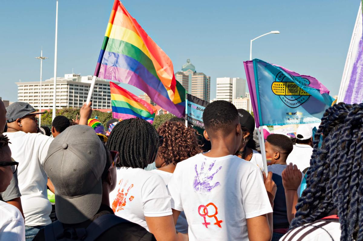 Image de Société. Depuis quelques jours, une campagne hostile contre les personnes LGBTQIA+ agite les réseaux sociaux en Côte d'Ivoire. Ce mouvement, sans précédent par son ampleur et sa virulence, a été déclenché suite à des rumeurs de violence sexuelle impliquant des personnes homosexuelles. En l'absence de cadre juridique clair sur la question des droits LGBTQIA+, cette campagne suscite des inquiétudes non seulement au sein de la communauté ciblée, mais aussi parmi les défenseurs des droits humains. Alors que le débat sur l'homosexualité reste un sujet délicat en Côte d'Ivoire, la montée des discours haineux et des appels à l'action contre les LGBTQIA+ pose la question de la protection des minorités dans un contexte social et légal complexe. Une campagne virulente alimentée par les réseaux sociaux En Côte d'Ivoire, les dernières semaines ont été marquées par une escalade de discours haineux contre les personnes LGBTQIA+, relayés principalement via Facebook, WhatsApp, TikTok et autres plateformes sociales. Ce mouvement, autoproclamé « anti-woubi » — un terme localement utilisé de manière péjorative pour désigner les personnes LGBTQIA+ — semble être né d'un incident tragique : la mort d'un jeune homme supposément victime d'abus sexuels commis par un groupe d'homosexuels. Rapidement, cette tragédie est devenue un prétexte pour certains internautes ivoiriens de mener une campagne visant à « purifier » leur société de ce qu'ils considèrent comme des pratiques immorales. « Nous voulons restaurer l'image de notre pays, ternie par l'expansion du phénomène LGBTQIA+ », déclarent les instigateurs du mouvement dans des publications virulentes. Pourtant, cette mobilisation s'effectue sans aucune caution officielle ni base légale, ce qui n'empêche pas sa prolifération en ligne. En Côte d'Ivoire, l'homosexualité n'est ni explicitement criminalisée ni pleinement acceptée. La loi relative au mariage stipule qu'il doit être contracté entre un homme et une femme, laissant un vide juridique autour des droits des personnes LGBTQIA+. Ce flou juridique a instauré une forme de tolérance tacite, poussant certains homosexuels de la sous-région à se réfugier à Abidjan, une ville perçue comme plus ouverte. Toutefois, cette « tolérance » est désormais remise en question par la montée en puissance de mouvements conservateurs sur les réseaux sociaux. Le manque d'une législation spécifique pour protéger les personnes LGBTQIA+ expose ces dernières à la violence et aux discriminations. « Sans lois claires, il est difficile pour les autorités de protéger ces communautés ou de poursuivre ceux qui incitent à la haine », explique un juriste basé à Abidjan. La campagne « anti-woubi » trouve également un écho dans certains milieux religieux et conservateurs. En 2023, après une déclaration du Pape François qui semblait montrer une certaine tolérance envers la bénédiction des couples homosexuels, l'Église catholique de Côte d'Ivoire a réaffirmé son opposition catégorique à toute reconnaissance de l'homosexualité. « Nous réaffirmons notre attachement aux valeurs de la famille et du mariage entre un homme et une femme », avait déclaré Mgr Marcellin Yao Kouadio, représentant de l'Église catholique en Côte d'Ivoire. Cette prise de position ferme de l'Église, tout comme celle d'autres leaders religieux influents, a renforcé la stigmatisation des personnes LGBTQIA+ et a sans doute alimenté la virulence des campagnes en ligne contre elles. Pour beaucoup, le silence ou le soutien tacite des institutions religieuses aux actions « anti-woubi » légitime une homophobie enracinée dans certaines couches de la société ivoirienne. Les risques d'une escalade vers la violence physique La montée des discours homophobes sur les réseaux sociaux en Côte d'Ivoire n'est pas sans rappeler les situations dans d'autres pays africains où des campagnes similaires ont dégénéré en violences physiques. Avec des menaces explicites de violence contenues dans de nombreuses publications, les défenseurs des droits humains craignent une escalade vers des attaques ciblées contre les personnes LGBTQIA+. « Nous avons déjà reçu des témoignages de personnes qui craignent pour leur vie et qui ont dû se cacher ou quitter leur domicile », témoigne un activiste des droits LGBTQIA+ à Abidjan. Le climat de peur et d'insécurité est palpable, et beaucoup se demandent comment les autorités ivoiriennes réagiront face à une telle menace. La campagne « anti-woubi » manque de toute base juridique et pourrait elle-même tomber sous le coup de la loi pour incitation à la haine et violation des droits humains. Pourtant, les autorités ivoiriennes ont jusqu'à présent gardé le silence, suscitant des inquiétudes quant à leur capacité ou leur volonté de protéger les minorités sexuelles. « Si les autorités ne prennent pas position, cela pourrait être interprété comme un signe d'approbation tacite », avertit un expert en droits humains. En attendant, la communauté LGBTQIA+ continue de vivre dans la peur, cherchant des moyens de se protéger face à cette menace croissante. La situation en Côte d'Ivoire n'est pas unique. En Afrique, au moins 31 pays répriment encore sévèrement l'homosexualité, certains allant jusqu'à appliquer la peine de mort, comme en Somalie, en Ouganda, en Mauritanie et au Nigéria. Ces pays rejettent catégoriquement toute reconnaissance des droits LGBTQIA+, invoquant souvent des raisons religieuses ou culturelles. Cependant, quelques pays africains commencent à évoluer lentement vers une plus grande tolérance. En Afrique du Sud, par exemple, les droits des personnes LGBTQIA+ sont largement protégés, et le mariage entre personnes du même sexe est légal depuis 2006. Cette situation contrastée montre les défis auxquels le continent est confronté en matière de droits humains et d'acceptation sociale. Alors que la campagne « anti-woubi » continue de gagner en ampleur sur les réseaux sociaux, la question demeure : comment la société ivoirienne, et plus largement l'Afrique, peut-elle concilier les valeurs culturelles et religieuses profondément enracinées avec le besoin croissant de protection des droits des minorités ? Les autorités ivoiriennes sauront-elles se positionner clairement pour assurer la sécurité et la dignité de toutes les personnes, indépendamment de leur orientation sexuelle ?