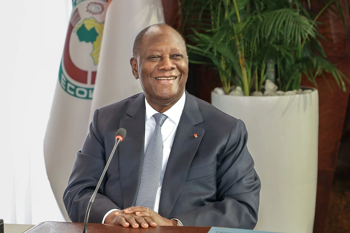 Image de Politique. Lors d'un dîner gala organisé à Abidjan le mercredi 28 août 2024, le Président de la République de Côte d'Ivoire, Alassane Ouattara, a été honoré de l'Étoile Super Diamant, la distinction la plus prestigieuse décernée par le magazine Les Valeurs de la République et l'association Les Amis de la République. Cette récompense vient saluer les efforts du chef de l'État pour le développement économique et social du pays, ainsi que la victoire éclatante des Éléphants de Côte d'Ivoire à la Coupe d'Afrique des Nations (CAN) 2023. En célébrant le premier anniversaire du magazine, cet événement a mis en lumière les valeurs de travail, d'engagement et de patriotisme qui caractérisent les leaders de la nation ivoirienne. Une distinction marquant l'engagement pour le développement et l'unité nationale L'Étoile Super Diamant attribuée à Alassane Ouattara n'est pas seulement un symbole de reconnaissance pour le développement économique sous sa présidence, mais aussi pour la victoire sportive historique des Éléphants à la CAN 2023. Ce trophée, considéré comme l'un des plus prestigieux de la soirée, reflète la dynamique insufflée par le Président Ouattara depuis son arrivée au pouvoir. "Depuis son accession à la magistrature suprême, le président Ouattara a insufflé une nouvelle dynamique au pays, plaçant la Côte d'Ivoire sur la voie du développement", a souligné Aimond William Oula, directeur de publication du magazine Les Valeurs de la République et organisateur de l'événement. Cette victoire sportive, largement célébrée par les Ivoiriens, a été vue comme un symbole d'unité et de résilience, des qualités renforcées sous la gouvernance de Ouattara. En honorant le chef de l'État, l'événement a mis en lumière non seulement ses réalisations politiques et économiques, mais aussi son rôle dans la consolidation de l'identité nationale à travers le sport. Le dîner gala n'était pas uniquement dédié au chef de l'État. Parmi les 32 lauréats distingués lors de cette soirée, des personnalités issues de divers secteurs ont été mises à l'honneur pour leurs contributions au développement et au rayonnement de la Côte d'Ivoire. Le Premier ministre Robert Beugré Mambé, par exemple, a reçu l'Étoile Super Or pour son efficacité dans l'exécution des missions confiées par le président. De même, Adama Toungara, Médiateur de la République, a été récompensé de l'Étoile d'Or de la Paix pour ses efforts en faveur de la cohésion sociale. Ces distinctions, attribuées à des leaders du monde diplomatique, culturel, sportif et entrepreneurial, visent à encourager les Ivoiriens à continuer de s'investir pour l'avenir de leur pays. "Ces prix sont une reconnaissance du travail accompli par ces figures dans leurs domaines respectifs", a expliqué Aimond William Oula. "Ils incarnent les valeurs de notre nation et montrent le chemin à suivre pour les générations futures." L'événement coïncidait avec le premier anniversaire de la création du magazine Les Valeurs de la République, une plateforme médiatique dédiée à la promotion des figures emblématiques de la nation ivoirienne. En mettant en avant les parcours inspirants de ces leaders, le magazine entend renforcer les valeurs de travail, d'engagement et de patriotisme parmi les citoyens ivoiriens. "Nous croyons fermement que ces valeurs sont essentielles pour le progrès de notre pays", a déclaré le directeur de publication. Cette mission de promotion de l'excellence nationale trouve un écho particulier dans le contexte actuel de la Côte d'Ivoire, où les défis économiques, sociaux et politiques exigent un leadership fort et inspirant. "En célébrant ces personnalités, nous montrons aux Ivoiriens que le succès et l'engagement sont possibles, même face à l'adversité", a ajouté Aimond William Oula. La victoire des Éléphants à la CAN 2023 : plus qu'un triomphe sportif La victoire des Éléphants à la CAN 2023 a été perçue comme un moment de grande fierté nationale, symbolisant non seulement un succès sportif, mais aussi l'unité et la résilience du peuple ivoirien. Sous la direction d'Alassane Ouattara, le pays a su capitaliser sur ce triomphe pour renforcer la cohésion nationale et inspirer un sentiment renouvelé de patriotisme. "Cette victoire n'est pas seulement celle de notre équipe nationale, mais celle de tout un peuple qui se tient debout, uni et résilient", a déclaré un supporter présent à la cérémonie. Ce succès sur le terrain a été vu comme un reflet des progrès réalisés sous la présidence de Ouattara, qui a su mobiliser les énergies autour d'objectifs communs de développement et de stabilité. En honorant le chef de l'État pour son leadership dans ces succès, la cérémonie a réaffirmé l'importance de la vision et de l'engagement dans la construction d'une nation forte et prospère. Malgré ces moments de fierté nationale et de célébration, la Côte d'Ivoire continue de faire face à de nombreux défis sur les plans économique, social et politique. Les distinctions décernées lors de cette soirée rappellent que, bien que des progrès significatifs aient été réalisés, il reste encore beaucoup à faire pour consolider ces acquis et répondre aux aspirations des citoyens. Le magazine Les Valeurs de la République, en mettant en avant les réussites et les figures exemplaires, entend également souligner les responsabilités qui incombent aux dirigeants pour maintenir le cap du développement. "Nous devons continuer à travailler dur et à nous engager pour le bien-être de notre pays", a rappelé Aimond William Oula. Alors que la Côte d'Ivoire célèbre ses succès et reconnaît les efforts de ses leaders, une question demeure : comment le pays peut-il continuer à bâtir sur ces fondations solides pour assurer un avenir de paix, de prospérité et d'unité ? Et surtout, quelles nouvelles stratégies doivent être adoptées pour surmonter les défis à venir et maintenir la dynamique de développement sous le leadership d'Alassane Ouattara ?