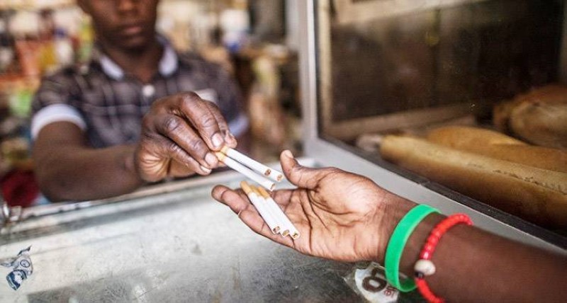 Image de Société. En Côte d'Ivoire, le tabagisme continue de faire des ravages avec environ 5 000 décès annuels attribués à la consommation de tabac. En dépit des efforts déployés par le gouvernement en matière de législation et de sensibilisation, le phénomène ne cesse de prendre de l'ampleur, notamment chez les jeunes. Le coût de la prise en charge des patients atteints de maladies liées au tabac s'élève à près de 28 milliards de FCfa par an, une somme colossale pour l'État ivoirien. Dans ce contexte préoccupant, la Côte d'Ivoire figure parmi les dix pays où les cigarettes sont les moins chères, selon un classement récent. Cette situation met en lumière les défis auxquels le pays est confronté dans sa lutte contre le tabagisme et soulève des questions sur l'efficacité des politiques de taxation du tabac. Des prix bas qui alimentent le fléau du tabagisme La Côte d'Ivoire se classe au sixième rang parmi les pays où les cigarettes sont les moins chères, avec des prix variant entre 745 et 890 FCfa par paquet, selon les marques. Ce classement, réalisé par nos confrères de cnews.fr, met en évidence la faiblesse des taxes sur le tabac en Côte d'Ivoire et dans d'autres pays africains. En tête du classement, le Malawi propose des paquets de cigarettes à partir de 580 FCfa, tandis que le Bénin et le Mali occupent respectivement les deuxième et troisième places avec des prix légèrement supérieurs. La Guinée, le Djibouti, et la Côte d'Ivoire suivent, offrant tous des cigarettes à des prix bien inférieurs à la moyenne mondiale. L'Organisation mondiale de la santé (OMS) considère les taxes sur le tabac comme l'un des moyens les plus efficaces pour réduire la consommation. Or, le dernier rapport de l'OMS sur le tabagisme montre que plusieurs pays africains, dont la Côte d'Ivoire, sont parmi les moins performants en matière de taxation du tabac. Les droits d'accise, qui sont des impôts indirects sur la vente ou l'utilisation de certains produits comme le tabac, représentent moins de 30% du prix des paquets de cigarettes les plus populaires en Côte d'Ivoire, bien en dessous de la moyenne européenne de 56%. La faiblesse de la taxation du tabac en Côte d'Ivoire a des conséquences directes sur la santé publique et l'économie nationale. Avec environ 5 000 décès liés au tabagisme chaque année, le pays fait face à une crise sanitaire qui pèse lourdement sur ses ressources. La prise en charge des patients souffrant de maladies liées au tabac coûte près de 28 milliards de FCfa par an à l'État. Ce coût englobe les traitements médicaux, les hospitalisations, et les soins à long terme, sans compter l'impact indirect sur la productivité nationale en raison de l'absentéisme et de la perte de force de travail. "La charge économique du tabagisme est énorme, non seulement en termes de coûts directs pour le système de santé, mais aussi en termes de pertes économiques dues à la morbidité et à la mortalité prématurée", explique un expert en santé publique basé à Abidjan. En outre, le tabagisme contribue à l'augmentation des maladies non transmissibles telles que les maladies cardiovasculaires, le cancer et les maladies respiratoires, qui sont en hausse constante en Côte d'Ivoire. Les jeunes, une cible vulnérable face à la montée du tabagisme Malgré les efforts du gouvernement pour lutter contre le tabagisme, la consommation de tabac chez les jeunes Ivoiriens est en augmentation, alimentée par des prix de cigarettes relativement bas et de nouveaux modes de consommation, notamment les cigarettes électroniques et les chichas. "Le faible coût des cigarettes les rend facilement accessibles aux jeunes, qui deviennent rapidement des consommateurs réguliers", déplore un représentant d'une ONG engagée dans la lutte contre le tabagisme. Les campagnes de sensibilisation, bien qu'importantes, peinent à atteindre leur cible, surtout dans un contexte où les influences sociales et médiatiques continuent de promouvoir une image "cool" du tabagisme. "Il est crucial de renforcer les campagnes de sensibilisation et d'éducation pour dissuader les jeunes de commencer à fumer", ajoute-t-il. Dans un effort pour freiner l'expansion du tabagisme, notamment chez les jeunes, le gouvernement ivoirien a annoncé la mise en place d'une nouvelle réglementation qui entrera en vigueur en novembre 2024. Cette législation imposera des paquets de tabac uniformes en couleur et en texture, éliminant toute référence publicitaire à l'univers de la marque. Cette mesure vise à réduire l'attrait du tabac pour les jeunes en rendant les paquets moins attrayants visuellement. "Nous espérons que cette nouvelle réglementation réduira l'influence du marketing sur les jeunes et contribuera à diminuer les taux de tabagisme", a déclaré un porte-parole du ministère de la Santé. Cependant, la mise en œuvre de cette mesure nécessitera une surveillance stricte et une collaboration étroite avec les acteurs du secteur du tabac pour éviter les contournements. Le tabagisme en Afrique : un défi régional Le problème du tabagisme en Côte d'Ivoire n'est pas isolé. En Afrique, plusieurs pays figurent parmi ceux où fumer coûte le moins cher, rendant la lutte contre le tabagisme particulièrement difficile sur le continent. Outre la Côte d'Ivoire, des pays comme le Malawi, le Bénin, le Mali, et la Guinée affichent également des prix de cigarettes très bas, facilitant l'accès au tabac pour les populations à faible revenu. La faiblesse des taxes sur le tabac dans ces pays est souvent due à une combinaison de facteurs, y compris un manque de volonté politique, la pression des lobbies du tabac, et une infrastructure fiscale inadéquate. "La taxation du tabac reste un outil sous-utilisé en Afrique, malgré les preuves de son efficacité dans la réduction de la consommation", note un analyste en santé publique. Alors que la Côte d'Ivoire s'efforce de renforcer ses mesures de lutte contre le tabagisme, de nombreuses questions demeurent. La nouvelle réglementation sur les paquets de cigarettes sera-t-elle suffisante pour inverser la tendance croissante du tabagisme, notamment chez les jeunes ? Et surtout, comment le gouvernement pourrait-il accroître l'efficacité de ses politiques de taxation pour réduire davantage la consommation de tabac et ses effets dévastateurs sur la santé publique ?