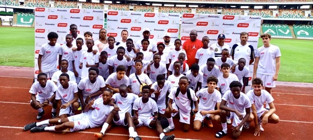 Image de Football. Le Stade Olympique Alassane Ouattara d’Ebimpé accueille, du 27 au 31 août 2024, la première édition du stage de perfectionnement organisé par la Fondation Real Madrid en Côte d’Ivoire. Cette initiative, annoncée lors de la clôture du Salon Africain du Football (SAF) en juin dernier, représente une collaboration significative entre l’association Akwandies et un acteur majeur de la vente de produits électroménagers en Côte d’Ivoire. Ce stage offre à 150 jeunes talents ivoiriens l'opportunité unique d'affiner leurs compétences footballistiques sous la supervision d'experts renommés, tout en apprenant des valeurs essentielles telles que le respect et le fair-play. Un événement qui promet de marquer le paysage du football ivoirien et d'inspirer la prochaine génération de footballeurs. Un projet ambitieux pour le développement du football en Afrique La tenue de ce stage de perfectionnement s’inscrit dans une volonté claire de promouvoir le football en Afrique et de développer les jeunes talents locaux. Florence Elomo Akoa, dirigeante de l’association Akwandies, a souligné l’importance de ce partenariat avec la Fondation Real Madrid, le qualifiant de "tournant majeur" pour le football africain. "C’est une opportunité inestimable pour nos jeunes footballeurs de bénéficier de l’expertise d’une institution de renom comme le Real Madrid", a-t-elle déclaré lors de la conférence de presse du 28 août. Ce stage est le fruit d’une collaboration étroite avec divers acteurs, notamment l’association Akwandies et une entreprise leader du marché de l’électroménager en Côte d’Ivoire. "Notre engagement dans ce projet témoigne de notre volonté de contribuer à l’inclusion et au développement personnel à travers le sport", a affirmé Zein M’Roueh, directeur général adjoint de Smart Technology, l'un des partenaires clés de l'initiative. Pendant cinq jours, 150 jeunes footballeurs, issus de différentes collectivités territoriales et centres de formation du pays, auront l’occasion d’apprendre aux côtés des techniciens de la Fondation Real Madrid. Ce stage ne se limite pas à l’amélioration des compétences techniques ; il vise également à inculquer des valeurs fondamentales telles que le respect, la discipline, et le fair-play. "Le football est plus qu'un jeu, c'est une école de la vie", a rappelé Salomon Kalou, ambassadeur du projet, en s’adressant aux jeunes participants. Kalou, ancien international ivoirien, a partagé son expérience personnelle sur l'impact de telles formations sur sa carrière. "Ces stages m’ont aidé à comprendre l’importance de la discipline et du travail d’équipe, des qualités indispensables non seulement sur le terrain, mais dans la vie", a-t-il souligné, encourageant les jeunes à tirer le meilleur parti de cette expérience unique. Le stage se terminera en apothéose par un gala de charité organisé le 31 août. Cet événement comprendra un dîner, un spectacle, et une vente aux enchères, dont les recettes seront entièrement dédiées au soutien de l’initiative et à l’épanouissement des jeunes footballeurs ivoiriens. "Nous voulons que ce stage soit non seulement une expérience d’apprentissage, mais aussi un tremplin vers un avenir meilleur pour ces jeunes", a expliqué Jean Tanguy Yapoidou, promoteur du SAF. L’idée du gala est de rassembler les différents acteurs du football ivoirien et international autour d’une cause commune : le développement des jeunes talents. "Ce gala symbolise notre engagement collectif à investir dans l'avenir de ces jeunes, qui sont les véritables ambassadeurs de notre sport", a ajouté Florence Elomo Akoa. L’impact du sport sur l’inclusion sociale et le développement personnel L’engagement de partenaires comme Smart Technology montre que le sport peut être un vecteur puissant d'inclusion sociale et de développement personnel. Zein M’Roueh a mis en avant l'importance de telles initiatives pour "fédérer les jeunes autour de valeurs positives et leur offrir des perspectives nouvelles". Le partenariat avec la Fondation Real Madrid, un club de football mondialement reconnu, est perçu comme une occasion de donner aux jeunes Ivoiriens l'inspiration et les outils nécessaires pour atteindre leurs objectifs, tant sur le terrain que dans la vie. De plus, ce stage est vu comme un modèle à suivre pour d'autres collaborations futures visant à renforcer les infrastructures sportives et éducatives en Afrique. "C'est un exemple de ce que nous pouvons accomplir lorsque nous unissons nos forces pour un objectif commun", a déclaré Pierre Mbas, directeur des programmes et des partenariats à Diambars. La collaboration entre l’association Akwandies, la Fondation Real Madrid, et les entreprises locales est un exemple clair de coopération internationale visant à promouvoir le développement des jeunes à travers le sport. Cette initiative illustre comment les partenariats stratégiques peuvent créer des opportunités de croissance et d'apprentissage pour les jeunes générations en Afrique. "Nous espérons que cette première édition inspirera d'autres initiatives similaires à travers le continent", a conclu Florence Elomo Akoa. Alors que la première édition de ce stage de perfectionnement touche à sa fin, une question se pose : quel impact ces quelques jours d'entraînement intensif et d'enseignement des valeurs auront-ils sur les jeunes footballeurs ivoiriens ? Cette expérience sera-t-elle le tremplin dont ces jeunes talents ont besoin pour percer dans le football professionnel et représenter la Côte d'Ivoire sur la scène internationale ?