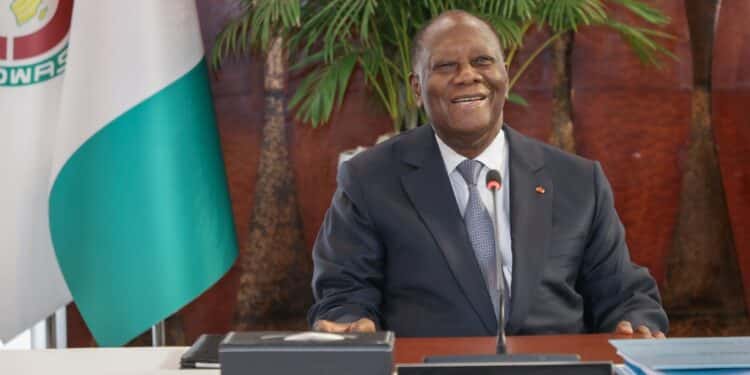 Image de Politique. Lors d’une conférence de presse tenue jeudi, le vice-président exécutif du Parti des Peuples Africains-Côte d’Ivoire (PPA-CI), Toussaint Toutou, a lancé un appel public au président Alassane Ouattara pour qu’il réduise son train de vie. En plein contexte de crise économique, marquée par une flambée des prix sur le marché ivoirien, ce membre influent de l'opposition a critiqué la gestion financière de l'État et proposé des mesures concrètes pour alléger les dépenses publiques. Cet appel, qui intervient à un moment de tensions socio-économiques croissantes, soulève des questions sur la capacité du gouvernement à répondre aux attentes des citoyens en matière de gouvernance et de responsabilité fiscale. Une critique acerbe de la gestion financière du gouvernement Lors de son intervention, Toussaint Toutou n’a pas mâché ses mots en critiquant ouvertement la gouvernance du président Alassane Ouattara. "Que le chef de l’État et le gouvernement diminuent leur train de vie. Que le chef de l’État, qui est le premier garant des institutions, commence par donner le ton en diminuant son fonds spécial de souveraineté à des proportions acceptables," a-t-il déclaré avec fermeté. Pour le PPA-CI, cette demande de réduction des dépenses est motivée par une situation économique nationale marquée par l’inflation et une hausse généralisée des prix des biens de consommation courante. En invitant le président à réduire ses dépenses personnelles et celles du gouvernement, le PPA-CI critique implicitement ce qu'il perçoit comme un manque de modération dans les dépenses publiques. "Tous les prix flambent sur le marché, et le PPA-CI pense que la vraie solution réside dans une politique de contrôle rigoureux des prix, sous la supervision du ministère du Commerce," a ajouté Toutou. Cette déclaration met en lumière l’insatisfaction de l’opposition face à l'absence de régulation efficace du marché et à la hausse du coût de la vie. Pour donner suite à ses critiques, Toussaint Toutou a proposé une série de mesures visant à rationaliser les dépenses publiques. Parmi celles-ci, il a suggéré au président Ouattara de vendre "au moins un de ses aéronefs présidentiels". "À quoi sert-il d’avoir plusieurs avions présidentiels, puisqu’un avion a une espérance de vie de 35 à 40 ans ?" a-t-il interrogé, remettant en question l’utilité de la flotte présidentielle actuelle. Cette proposition s’inscrit dans une logique de réduction des coûts superflus et de réaffectation des ressources vers des secteurs plus prioritaires. En outre, Toutou a exhorté à une réduction significative du nombre de ministres, en ne conservant que "les ministres à portefeuille", et à la suppression des "postes de ministre gouverneur". Pour le PPA-CI, ces mesures permettraient non seulement de réduire les dépenses de l'État, mais aussi d'améliorer l'efficacité gouvernementale. La flambée des prix : un problème de gouvernance économique ? La montée en flèche des prix des denrées alimentaires et des biens de consommation de base en Côte d’Ivoire a été un point central dans les critiques formulées par le PPA-CI. Selon Toutou, l'inefficacité du gouvernement à contrôler cette flambée des prix traduit un échec de la politique économique actuelle. "Le ministère du Commerce doit jouer un rôle clé dans la régulation des prix, mais cela ne sera possible que si une véritable volonté politique est manifestée," a-t-il affirmé. Le PPA-CI, qui aspire à revenir au pouvoir en 2025, promet une gestion plus stricte et plus responsable de l'économie nationale. "Si le PPA-CI revient au pouvoir, nous mettrons en place une politique de maîtrise des prix qui garantira la stabilité économique et le pouvoir d'achat des Ivoiriens," a poursuivi le vice-président exécutif du parti. Au-delà des propositions économiques, le discours de Toussaint Toutou reflète une demande plus large pour une gouvernance sobre et responsable. En appelant à une réduction des fonds spéciaux et des privilèges présidentiels, le PPA-CI cherche à incarner une alternative politique qui prône la transparence et la responsabilité fiscale. "Nous voulons un gouvernement qui se concentre sur les priorités du peuple et non sur les dépenses somptuaires," a-t-il ajouté. Cette position s’inscrit dans une stratégie de l'opposition visant à se démarquer du régime actuel, en se présentant comme un défenseur des intérêts populaires face à ce qu'elle perçoit comme une gestion élitiste et dispendieuse des ressources nationales. L'appel à réduire le train de vie de l'État résonne comme une critique de l'insensibilité perçue du gouvernement face aux difficultés économiques que traverse le pays. Alors que la Côte d’Ivoire fait face à des défis économiques croissants, exacerbés par les fluctuations du marché mondial et les incertitudes politiques, les propos de Toussaint Toutou soulèvent une question cruciale : le gouvernement d'Alassane Ouattara est-il prêt à repenser ses priorités économiques pour répondre aux besoins pressants des citoyens ? Et plus largement, comment l'État ivoirien peut-il équilibrer la nécessité d'une gestion financière stricte avec les exigences de développement et de croissance économique à long terme ?