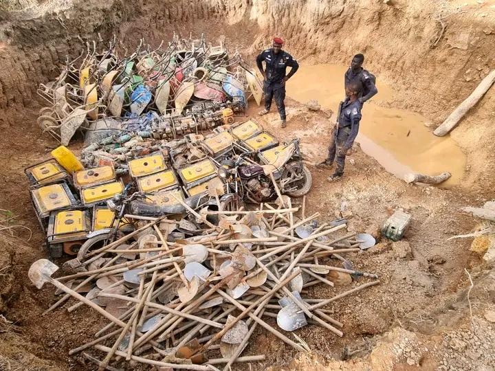 Image de Faits Divers. En Côte d'Ivoire, les forces de l'ordre ont récemment intensifié leur lutte contre l'orpaillage illégal dans la région de Tengrela, marquant une étape significative dans la lutte contre cette activité clandestine. Le mercredi 28 août 2024, une opération d'envergure menée à Basso a conduit au démantèlement d'un site d'extraction illégale d'or, révélant l'ampleur du défi auquel le gouvernement fait face pour protéger l'environnement et les ressources naturelles du pays. Un coup dur porté aux activités clandestines d'orpaillage L'opération de Basso, dans la région de Tengrela, n'est pas passée inaperçue. Selon un communiqué de la gendarmerie nationale, cette intervention a permis de neutraliser un vaste site d'extraction illégale d'or, une activité qui prolifère dans cette zone depuis plusieurs années. "Les équipements utilisés pour l'exploitation aurifère illégale, notamment 3 tricycles, 18 générateurs, 40 concasseurs, 8 motopompes, et 10 aspirateurs, ainsi que des centaines d'outils et infrastructures rudimentaires, ont été détruits," a précisé le communiqué. Cette action démontre la détermination des autorités ivoiriennes à lutter contre l'orpaillage clandestin, une activité qui cause des dégâts considérables sur l'environnement et représente une menace pour la biodiversité. "Cette opération s'inscrit dans le cadre de notre engagement à mettre fin à ces pratiques destructrices qui non seulement menacent notre écosystème, mais aussi la santé publique," a déclaré un porte-parole de la gendarmerie. L'orpaillage illégal en Côte d'Ivoire est un véritable fléau qui entraîne des conséquences environnementales catastrophiques. L'extraction sauvage de l'or dégrade les sols, pollue les cours d'eau avec des produits chimiques dangereux comme le mercure et le cyanure, et perturbe les écosystèmes locaux. Ces pratiques illégales ont également des répercussions directes sur la biodiversité, détruisant les habitats naturels de nombreuses espèces animales et végétales. Face à ces défis, le gouvernement ivoirien a mis en place des mesures rigoureuses pour lutter contre ce phénomène. En 2021, il a créé le Groupement Spécial de Lutte contre l’Orpaillage Illégal (GS-LOI), une force dédiée à la répression de ces activités illégales. "Le GS-LOI a été conçu pour mener des opérations de contrôle intensives et réprimer l'orpaillage illégal sur l'ensemble du territoire national," a expliqué un représentant du ministère de l'Environnement. Cette unité a été renforcée par la Brigade Spéciale de Surveillance et d’Intervention (BSSI), qui multiplie les actions sur le terrain pour éradiquer ce fléau. Une réponse coordonnée pour protéger les ressources naturelles La lutte contre l'orpaillage illégal en Côte d'Ivoire ne repose pas seulement sur des opérations de démantèlement. Elle nécessite une approche coordonnée impliquant divers acteurs gouvernementaux, les forces de l'ordre, ainsi que la société civile. Les autorités locales jouent un rôle clé en sensibilisant les communautés aux dangers de l'orpaillage illégal et en encourageant des pratiques alternatives et durables. "Nous travaillons en étroite collaboration avec les chefs de village et les organisations locales pour sensibiliser la population aux risques environnementaux et sanitaires de ces activités," a précisé un fonctionnaire du ministère des Mines. Le gouvernement ivoirien met également en œuvre des programmes de réhabilitation des sites affectés par l'orpaillage illégal, afin de restaurer les écosystèmes dégradés et de promouvoir des alternatives économiques durables pour les communautés locales. "Nous ne pouvons pas simplement réprimer ces activités sans offrir des solutions de rechange aux populations locales qui dépendent de l'orpaillage pour leur subsistance," a ajouté le fonctionnaire. Pour garantir l'efficacité de la lutte contre l'orpaillage illégal, les opérations de contrôle et de répression se multiplient dans toutes les régions touchées par ce phénomène. Les forces de l'ordre, appuyées par la gendarmerie et les unités spéciales comme la BSSI, conduisent des missions de surveillance régulières et inopinées pour identifier et démanteler les sites d'exploitation clandestine. Ces efforts sont soutenus par des technologies modernes, telles que les drones et les images satellites, pour surveiller les zones reculées et difficiles d'accès. Cependant, malgré ces efforts, le problème persiste. Les opérateurs clandestins, souvent bien organisés et financés, continuent de trouver de nouvelles façons de contourner la loi. "Il est crucial de rester vigilant et d'intensifier nos efforts pour prévenir la recrudescence de ces activités illégales," a affirmé un officier supérieur de la gendarmerie nationale. La lutte contre l'orpaillage illégal en Côte d'Ivoire est loin d'être terminée. Les autorités doivent non seulement poursuivre leurs efforts pour éradiquer cette pratique, mais aussi s'assurer que les communautés locales disposent des ressources et des opportunités nécessaires pour adopter des moyens de subsistance durables. "Il est impératif de développer des programmes de formation et de créer des emplois alternatifs pour décourager les populations locales de s'engager dans l'orpaillage illégal," a déclaré un expert en développement rural. La question reste ouverte : comment le gouvernement ivoirien peut-il équilibrer la nécessité de protéger ses ressources naturelles tout en offrant des perspectives économiques viables aux communautés locales ? Et quelles nouvelles stratégies pourraient être mises en place pour renforcer encore davantage la lutte contre l'orpaillage illégal ?