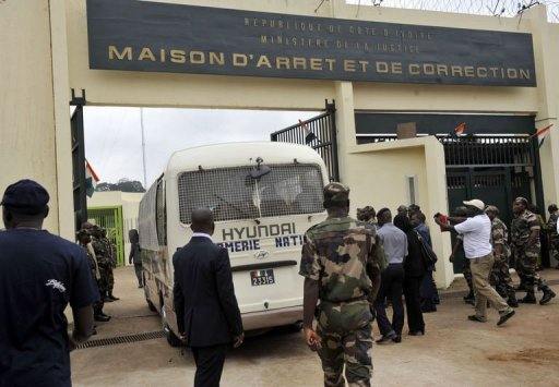 Image de Société. En Côte d'Ivoire, le personnel pénitentiaire a entamé une grève de 48 heures à partir de ce jeudi 29 août 2024, pour protester contre une série de mauvais traitements subis par leurs membres. Les syndicats du secteur ont dénoncé des incidents répétés impliquant des agressions physiques de leurs collègues, non seulement par des détenus, mais aussi par des forces de l'ordre, révélant ainsi des tensions croissantes au sein du système pénitentiaire ivoirien. Ce mouvement de grève, bien que temporaire, met en lumière les défis auxquels font face les agents pénitentiaires et soulève des questions sur les conditions de travail et la sécurité dans les prisons du pays. Des incidents récurrents de violence et de maltraitance dénoncés par les syndicats La décision de faire grève a été prise à la suite d’un incident particulièrement troublant. Un agent pénitentiaire a vu son domicile perquisitionné par des gendarmes qui l’ont accusé, à tort, de vol d’un pneu utilisé comme barrage routier. Cette intervention musclée s’est soldée par des agressions physiques sur l’agent et son épouse, accompagnées de menaces de mort. "Ces actes sont inadmissibles et reflètent une cohabitation difficile entre agents pénitentiaires et forces de l’ordre", a déclaré un porte-parole syndical. Ce n’est pas un cas isolé. Les syndicats ont rapporté plusieurs autres incidents où des agents ont été maltraités ou humiliés, soit par des détenus, soit par des membres des forces de sécurité. "Nous ne pouvons plus tolérer de tels comportements. Nos membres sont exposés quotidiennement à des risques sans que des mesures adéquates ne soient prises pour les protéger", a-t-il ajouté. Face à cette situation alarmante, les syndicats des agents pénitentiaires ont appelé à une grève de 48 heures pour faire entendre leur voix. "Nous appelons à un mouvement pacifique. Les agents sont invités à ne pas céder aux provocations," a précisé le communiqué officiel du syndicat. Cette grève vise à attirer l’attention des autorités sur les conditions de travail difficiles et parfois dangereuses auxquelles les agents sont confrontés. Les syndicats demandent non seulement une meilleure protection pour leurs membres, mais aussi des sanctions exemplaires contre les responsables des agressions. "Nous voulons que justice soit faite et que des mesures soient prises pour prévenir de futurs incidents," a insisté un leader syndical. Le mouvement, bien que limité à 48 heures, pourrait perturber considérablement le fonctionnement des établissements pénitentiaires à travers le pays. Les conséquences potentielles sur le fonctionnement des établissements pénitentiaires Bien que la grève soit de courte durée, elle pourrait avoir des répercussions significatives sur le fonctionnement des prisons. Avec les agents en grève, la gestion quotidienne des détenus et la sécurité des établissements pourraient être compromises. Les syndicats ont toutefois souligné que des mesures ont été prises pour minimiser les impacts sur les détenus. "Nous avons décidé de permettre aux familles de continuer à apporter des vivres aux détenus pour éviter toute pénalisation inutile," ont-ils assuré. Cependant, la situation reste tendue, et une prolongation de la grève pourrait entraîner des perturbations plus graves, affectant non seulement les détenus, mais aussi l'ensemble du système pénitentiaire. "Nous espérons que les autorités prendront rapidement des mesures pour répondre à nos préoccupations afin d'éviter une escalade," a prévenu un autre responsable syndical. La grève des agents pénitentiaires met en lumière les nombreux défis auxquels est confronté le système pénitentiaire ivoirien. Les conditions de travail difficiles, le manque de protection et le manque de ressources appropriées pour gérer les détenus sont autant de problèmes qui nécessitent une attention urgente. Les syndicats appellent à des réformes globales pour améliorer la situation. "Nous avons besoin d'une refonte totale de notre système pour garantir la sécurité et la dignité de tous les travailleurs pénitentiaires," a déclaré un porte-parole des syndicats. Ces revendications s'inscrivent dans un contexte plus large de malaise social en Côte d'Ivoire, où de nombreux secteurs réclament des améliorations de leurs conditions de travail et une meilleure reconnaissance de leurs droits. "Nous ne demandons pas l'impossible. Nous demandons simplement d'être traités avec respect et dignité," a conclu le porte-parole. Alors que la grève des agents pénitentiaires se poursuit, une question cruciale se pose : le gouvernement ivoirien répondra-t-il aux revendications des agents en entamant un dialogue constructif, ou faudra-t-il s'attendre à une escalade des tensions dans un secteur déjà fragile ? Et plus largement, comment l'État peut-il réformer son système pénitentiaire pour assurer la sécurité et le bien-être de tous ses acteurs tout en respectant les droits des détenus ?