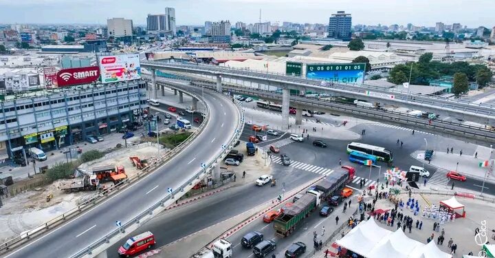 Image de Société. En Côte d'Ivoire, la modernisation des infrastructures routières ne cesse de se renforcer avec l'inauguration de la phase 2 de l'échangeur de l'amitié ivoiro-japonaise par le vice-président de la République, Tiémoko Meyliet Koné, le 30 août 2024. Un projet ambitieux et stratégique pour fluidifier la circulation dans la capitale économique et soutenir la croissance économique du pays. Cet échangeur, désormais baptisé « Échangeur Shinzo Abe », est plus qu'une simple infrastructure ; il incarne une volonté politique et économique de transformer Abidjan en un hub régional moderne et compétitif. Un Projet Stratégique pour le Développement Urbain L'échangeur de l'amitié ivoiro-japonaise, avec ses 760 mètres de long et ses 20 mètres de hauteur, est un ouvrage d'art qui surplombe le carrefour « Solibra » et relie les quartiers stratégiques de Marcory et Treichville. Ce projet, qui a nécessité un investissement de plus de 28 milliards de FCFA, s'inscrit dans une vision plus large de modernisation des infrastructures urbaines d'Abidjan. Le choix du nom « Échangeur Shinzo Abe » est un hommage à l'ancien Premier ministre japonais et reflète l'étroite coopération entre la Côte d'Ivoire et le Japon. Ce partenariat a été déterminant pour financer et réaliser ce projet ambitieux, témoignant de la volonté conjointe des deux pays de renforcer leurs relations bilatérales et de promouvoir un développement urbain durable. L'inauguration de cet échangeur intervient dans un contexte où Abidjan, la capitale économique de la Côte d'Ivoire, cherche à améliorer la fluidité du trafic pour soutenir sa croissance économique. « L'amélioration de la mobilité des personnes et des biens est cruciale pour renforcer la compétitivité de notre économie et attirer davantage d'investissements », a déclaré le vice-président Tiémoko Meyliet Koné lors de l'événement. En effet, en facilitant les déplacements à travers la ville, l'échangeur vise à réduire les coûts logistiques pour les entreprises, à augmenter l'efficacité des transports, et à soutenir la dynamique économique de la région. Abidjan, comme de nombreuses grandes métropoles africaines, est confrontée à des défis croissants de mobilité urbaine. L'engorgement des routes, les embouteillages incessants et l'augmentation constante de la population urbaine rendent la gestion du trafic particulièrement complexe. C'est dans ce contexte que le gouvernement ivoirien, sous la direction du président Alassane Ouattara, a initié une série de projets pour moderniser les infrastructures routières et améliorer la qualité de vie des citoyens. L'échangeur Shinzo Abe s'inscrit parfaitement dans cette démarche, en apportant une solution concrète et durable pour désengorger certains des axes les plus fréquentés d'Abidjan. L'inauguration de l'échangeur de l'amitié ivoiro-japonaise n'est qu'une étape dans le vaste programme de développement des infrastructures de transport dans le Grand Abidjan. Selon le vice-président Koné, « l'avènement de la ligne 1 du métro, la mise en exploitation du Bus Rapid Transit (BRT) et le développement du transport lagunaire » compléteront ces aménagements pour assurer une fluidité totale de la circulation dans la capitale économique. Ces initiatives visent à offrir une alternative crédible aux embouteillages chroniques et à promouvoir une mobilité plus verte et plus efficace. Un Investissement Massif dans les Infrastructures Routières La construction de l'échangeur Shinzo Abe s'inscrit dans un effort plus vaste et ambitieux du gouvernement ivoirien pour améliorer les infrastructures de transport à Abidjan. En effet, plus de 1 000 milliards de FCFA ont déjà été alloués pour moderniser le réseau routier du district d'Abidjan. Ces investissements comprennent non seulement la construction de nouveaux échangeurs, mais aussi la réhabilitation des routes existantes, la création de nouvelles voies et l'amélioration des infrastructures de transport public. Ces efforts visent à transformer Abidjan en une ville plus accessible, plus dynamique et mieux connectée. La mise en place de nouvelles infrastructures comme l'échangeur Shinzo Abe s'inscrit dans une stratégie globale pour répondre aux défis de la croissance urbaine rapide d'Abidjan. L'objectif est de créer un système de transport intégré, capable de répondre aux besoins d'une population en pleine expansion et de soutenir une économie en constante évolution. À cet égard, le gouvernement ivoirien a multiplié les initiatives pour promouvoir une mobilité durable, en investissant dans des infrastructures modernes, mais aussi en encourageant l'utilisation de modes de transport plus écologiques. L'inauguration de l'échangeur de l'amitié ivoiro-japonaise marque un tournant important pour Abidjan et, plus largement, pour la Côte d'Ivoire. Ce projet, qui combine modernité, efficacité et durabilité, pourrait bien servir de modèle pour d'autres villes africaines confrontées aux mêmes défis de mobilité urbaine. Cependant, au-delà de l'infrastructure elle-même, c'est la vision d'un développement urbain intégré et inclusif qui est mise en avant. Mais la question demeure : ces initiatives seront-elles suffisantes pour répondre aux besoins croissants d'une ville en pleine expansion, ou faudra-t-il repenser encore davantage la mobilité urbaine en Côte d'Ivoire ? En définitive, à quel point la Côte d'Ivoire est-elle prête à embrasser un avenir de mobilité durable et quels autres investissements seront nécessaires pour transformer cette vision en réalité concrète ?