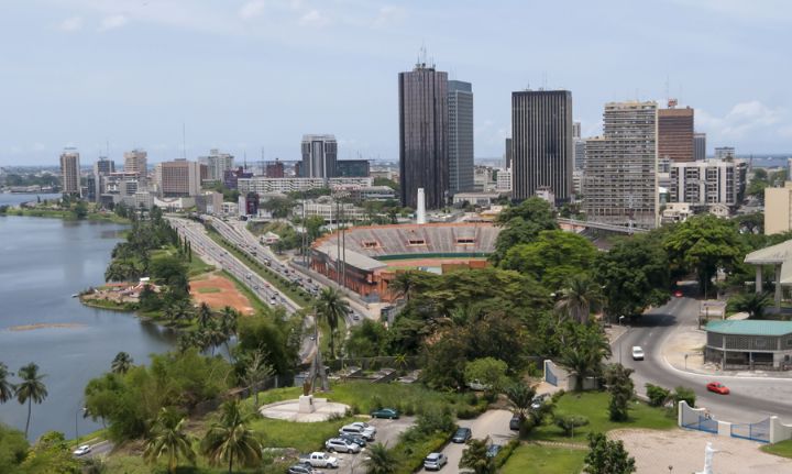 Image de Faits Divers. La lutte contre le terrorisme en Côte d'Ivoire prend une nouvelle tournure avec l'annonce récente du gel des avoirs de 29 personnes, accusées de participation à des activités terroristes. Cette mesure, inscrite dans l'arrêté N°0720/MFB/CAB du 22 août 2024, reflète la détermination des autorités ivoiriennes à intensifier leurs efforts pour combattre le terrorisme et assurer la sécurité nationale. Parmi les personnes visées figurent 15 Burkinabè, 7 Ivoiriens, 5 Maliens, 1 Gambien et 1 Mauritanien, impliqués à divers degrés dans des activités terroristes. Ces sanctions illustrent une volonté accrue de coopérer avec les partenaires internationaux pour contrer les menaces terroristes qui pèsent sur la région. Une Réponse aux Menaces Croissantes de Terrorisme L'arrêté du ministre des Finances et du Budget de la Côte d'Ivoire, daté du 22 août 2024, inscrit 29 personnes sur la liste nationale des sanctions et gel des avoirs, en réponse à leur implication présumée dans des activités terroristes. Ce document, intitulé "Arrêté N°0720/MFB/CAB", a été publié pour appliquer plusieurs résolutions internationales et dispositions nationales, dont la résolution 1373 (2001) du Conseil de sécurité des Nations Unies et divers articles d'ordonnances et de décrets nationaux. Cette décision intervient dans un contexte de renforcement des mesures de sécurité en Côte d'Ivoire, un pays déterminé à protéger son territoire et ses citoyens contre les menaces terroristes. L’arrêté se fonde sur un ensemble de textes juridiques à la fois nationaux et internationaux pour justifier le gel des avoirs des personnes accusées de terrorisme. Parmi ces textes, la résolution 1373 (2001) du Conseil de sécurité de l'ONU, qui exige que tous les États membres prennent des mesures pour prévenir et réprimer le financement du terrorisme, y compris le gel des fonds et autres ressources économiques des personnes impliquées dans des actes de terrorisme. En Côte d'Ivoire, cette directive internationale est renforcée par des textes locaux comme l'ordonnance N°2023-875 du 23 novembre 2023, le décret N°2024-216 du 17 avril 2024, et l'arrêté N°0487/MFB/CAB du 07 juin 2024, qui définissent les modalités d'application de ces sanctions. Les 29 personnes inscrites sur cette liste sont accusées d'une variété d'activités liées au terrorisme. Certaines d'entre elles sont soupçonnées de financement du terrorisme, une activité qui consiste à fournir des fonds ou des ressources pour soutenir des actions terroristes. D'autres ont été inculpées pour participation directe à des actes terroristes ou pour appartenance à des associations de malfaiteurs à caractère terroriste. Dans certains cas, ces individus sont accusés d'avoir pris part à des complots ou ententes visant à préparer ou commettre des attaques terroristes. Ces inculpations reflètent la diversité des menaces auxquelles la Côte d'Ivoire et ses voisins sont confrontés, et la complexité des réseaux terroristes dans la région. Des Résidents de la Côte d'Ivoire Parmi les Accusés Il est important de noter que la plupart des personnes inscrites sur cette liste de sanctions résident habituellement en Côte d'Ivoire. Cela soulève des questions sur l'ampleur de la menace terroriste à l'intérieur des frontières ivoiriennes et souligne l'importance de renforcer les mesures de sécurité intérieure. « Nous devons rester vigilants et collaborer étroitement avec nos partenaires internationaux pour débusquer et neutraliser les menaces potentielles », a déclaré un haut responsable du gouvernement ivoirien sous couvert d'anonymat. Cette déclaration reflète la prise de conscience croissante que la lutte contre le terrorisme ne peut être menée de manière isolée, mais nécessite une approche collaborative et intégrée. Selon l'article 2 de l'arrêté, "les biens des personnes mentionnées à l'article 1er du présent arrêté sont gelés pour une période de six mois renouvelables". Cette mesure vise à empêcher toute utilisation des fonds ou des ressources financières par les accusés pour soutenir des activités terroristes. En outre, l'article 3 stipule qu'il est interdit à toute personne sur le territoire ivoirien de fournir, directement ou indirectement, des biens, fonds, ou autres ressources financières aux individus concernés. Ces dispositions, bien que strictes, sont jugées nécessaires pour limiter les capacités des terroristes présumés à organiser ou financer des activités dangereuses. Cette initiative de la Côte d'Ivoire s'inscrit dans un contexte plus large de coopération régionale et internationale contre le terrorisme. La présence de ressortissants de plusieurs pays de la sous-région (Burkina Faso, Mali, Gambie, Mauritanie) parmi les personnes sanctionnées démontre l'importance d'une collaboration transfrontalière accrue. Les groupes terroristes opérant en Afrique de l'Ouest ont souvent exploité les frontières poreuses et les faiblesses institutionnelles pour mener leurs activités. En réponse, les pays de la région intensifient leurs efforts pour partager des renseignements, coordonner les actions de sécurité et geler les avoirs des individus et entités impliqués dans le terrorisme. Alors que la Côte d'Ivoire continue de renforcer ses mesures de sécurité et de lutte contre le terrorisme, une question demeure : ces sanctions et le gel des avoirs suffiront-ils à dissuader les activités terroristes sur son sol et dans la région ? La coopération internationale, le partage d’informations et les efforts concertés seront-ils suffisants pour contenir la menace terroriste qui pèse sur l'Afrique de l'Ouest ? Dans ce contexte de menaces terroristes persistantes et évolutives, quelle sera la prochaine étape pour la Côte d'Ivoire et ses partenaires régionaux pour garantir la sécurité et la stabilité à long terme ?