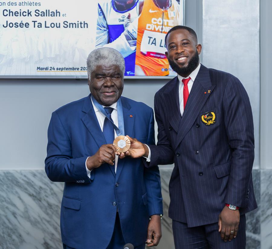 Image de Sport. Le 24 septembre 2024, le Premier ministre ivoirien, Robert Beugré Mambé, a accueilli au sein de la Primature, dans la commune du Plateau, deux figures emblématiques du sport national : Cissé Cheick Sallah, médaillé de bronze en taekwondo, et Marie-Josée Ta Lou Smith, représentée pour l'occasion. Cette rencontre n'était pas seulement une cérémonie protocolaire, mais un acte symbolique fort, témoignant de la reconnaissance de l'État envers ses athlètes qui ont fièrement hissé le drapeau ivoirien lors des Jeux Olympiques d'été qui se sont tenus à Paris du 26 juillet au 11 août 2024. Un Engouement Sportif Renouvelé Lors de cette rencontre, le ministre délégué des Sports, Adjé Silas Metch, a souligné l'importance de ces exploits sportifs, en affirmant que « l’État est fier de ses porte-drapeaux, qui ont démontré au monde entier le potentiel sportif de la Côte d'Ivoire ». Il a également rappelé que l'engagement du président Alassane Ouattara à moderniser les infrastructures sportives vise à propulser la Côte d'Ivoire sur la scène sportive mondiale. Les récents succès sportifs, dont la médaille de Cissé Cheick Sallah, témoignent de l'essor du sport ivoirien, mais ils soulèvent également des questions sur l'avenir du sport dans le pays. En effet, si ces athlètes sont célébrés aujourd'hui, comment l'État prévoit-il de soutenir et de développer les talents de demain ? L'accueil réservé à Cissé Cheick Sallah et à Marie-Josée Ta Lou Smith s'inscrit dans un contexte de renouveau sportif en Côte d'Ivoire. Le pays, qui a connu des turbulences par le passé, semble aujourd'hui engagé dans une dynamique positive. La cérémonie a été l'occasion pour le ministre des Sports de rappeler que le développement du sport est un levier crucial pour la cohésion sociale et l'épanouissement des jeunes. « Nous devons encourager les jeunes à s'investir dans le sport », a-t-il insisté. Cet appel à l'union entre les différentes forces vives de la nation souligne l'importance d'une mobilisation collective pour assurer un avenir prometteur au sport ivoirien. De fait, la préparation des athlètes en vue des compétitions internationales nécessite des investissements non seulement financiers, mais aussi en termes de formation et d'infrastructures. La Côte d'Ivoire a, ces dernières années, fait des avancées significatives en matière d'infrastructures sportives. Le ministre Adjé Silas Metch a déclaré : « Le gouvernement s’engage à doter le pays des installations nécessaires pour accueillir des événements sportifs de grande envergure ». Ces efforts visent à positionner la Côte d'Ivoire comme une destination incontournable pour les compétitions sportives internationales. Avec la tenue prochaine de la première édition de la Coupe du Monde de Maracana, les autorités mettent tout en œuvre pour que cet événement soit une vitrine de l'excellence ivoirienne. « Nous voulons montrer au monde ce dont la Côte d'Ivoire est capable », a déclaré le ministre, soulignant l'importance de l'événement pour le rayonnement du pays. Un Soutien Indispensable aux Athlètes La reconnaissance officielle des athlètes est essentielle, mais elle doit s'accompagner de mesures concrètes pour soutenir leur parcours. Cissé Cheick Sallah, en tant que médaillé, a reçu des éloges, mais il est crucial que le soutien ne se limite pas à des hommages. Les athlètes doivent bénéficier d'un encadrement professionnel, d'opportunités de formation et de conditions d'entraînement optimales pour rivaliser au plus haut niveau. De plus, le ministre a rappelé l'importance de l'accompagnement psychologique des sportifs, souvent confrontés à une pression intense lors des compétitions. « Il est impératif que nos athlètes se sentent soutenus non seulement physiquement, mais aussi mentalement », a-t-il affirmé. L’ascension des athlètes ivoiriens sur la scène internationale soulève également la question des valeurs véhiculées par le sport. Au-delà des médailles, ce sont des messages de persévérance, d'engagement et de solidarité qui doivent être diffusés. Le ministre Adjé Silas Metch a souligné : « Le sport est un moyen de rassembler les Ivoiriens autour d’un même objectif. Nous devons cultiver ces valeurs chez nos jeunes ». Cette vision inclusive du sport comme vecteur de paix et d’unité sociale est essentielle dans un contexte où les défis sociopolitiques demeurent présents. La célébration des athlètes peut ainsi servir de catalyseur pour un dialogue constructif au sein de la société. Les succès récents des athlètes ivoiriens sont le reflet d'un potentiel encore inexploré. Pour aller au-delà des victoires individuelles, il est essentiel d'envisager un projet à long terme qui place le sport au cœur des politiques publiques. Cela passe par un financement accru, une meilleure organisation des compétitions et un soutien aux fédérations sportives. La Côte d'Ivoire semble donc à un tournant décisif dans sa quête d'excellence sportive. Mais alors que l'État s'engage à soutenir ses athlètes, la question demeure : comment assurer une continuité et une durabilité de ces succès sportifs dans un contexte économique et social en constante évolution ? Quels sont les défis à relever pour faire de la Côte d'Ivoire une véritable nation sportive, reconnue sur la scène internationale ?