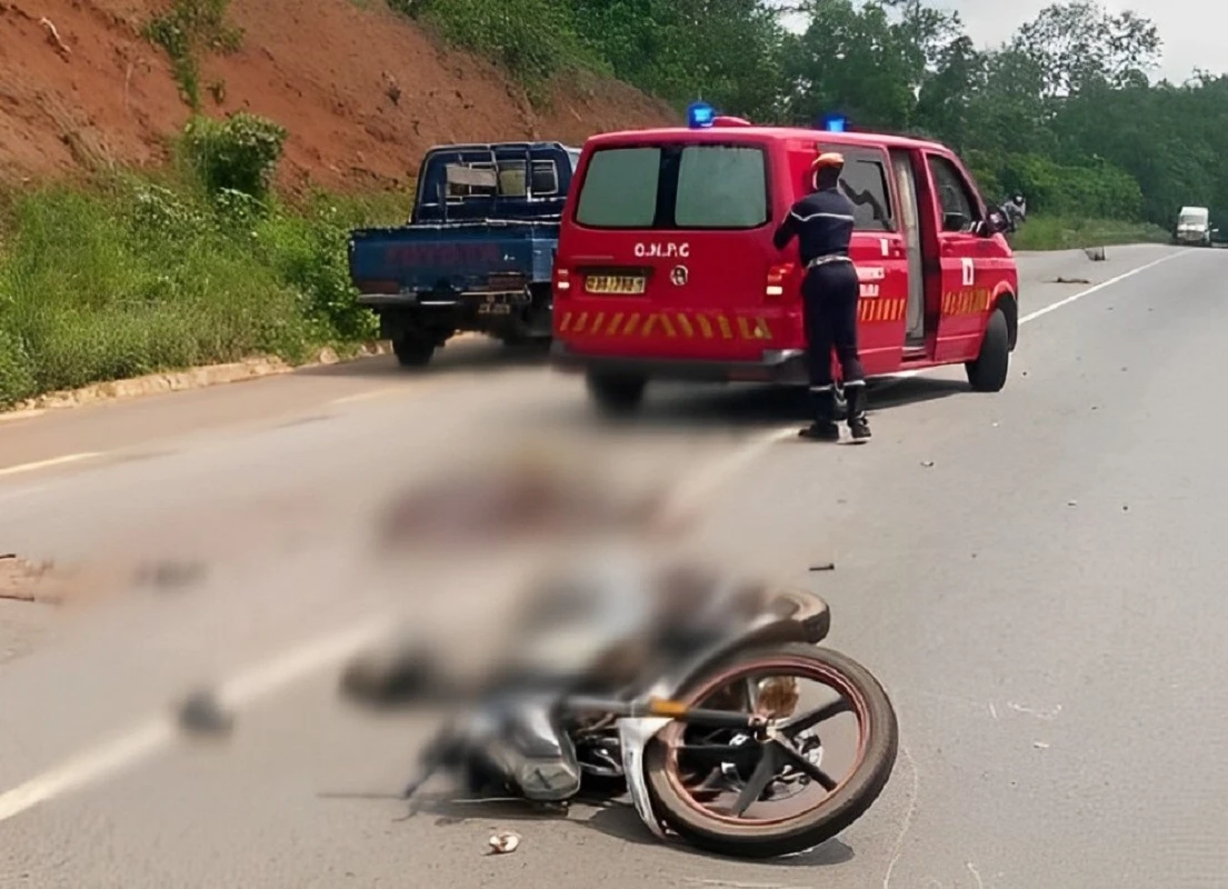 Image de Faits Divers. Le dimanche 29 septembre 2024 restera gravé dans les mémoires des habitants de Tengrela, une ville située au nord de la Côte d'Ivoire. Ce jour-là, un accident de la circulation d'une rare violence a coûté la vie à un jeune motocycliste de 29 ans. La collision, impliquant un camion-remorque transportant des marchandises à destination du Mali, s'est produite sur une route dangereuse reliant Tengrela au village de Nigouni. Cet événement tragique a profondément bouleversé la communauté locale, tout en mettant en lumière les défis persistants en matière de sécurité routière dans cette région. L'accident a également suscité des interrogations après la découverte de 300 000 FCFA en liquide sur le défunt. Retour sur les faits et les enjeux liés à ce drame. Un accident tragique sur une route périlleuse Le drame s'est déroulé en début d'après-midi, sur un tronçon de route tristement connu pour sa dangerosité. Le jeune motocycliste, âgé de 29 ans, circulait dans le sens opposé à un camion-remorque en provenance de la Côte d'Ivoire, chargé de bidons d'huile destinés au Mali. La violence du choc frontal a été telle que la mort du jeune homme a été constatée sur place. Selon les premières informations recueillies par les forces de l'ordre, l'état de la route, combiné à une vitesse excessive des véhicules, pourrait avoir joué un rôle décisif dans l'accident. La route menant à Nigouni est étroite, mal entretenue, et ne dispose pas de signalisation adéquate, augmentant ainsi les risques d'accidents, particulièrement pour les conducteurs de deux-roues qui partagent cette voie avec des poids lourds. Une jeune fille de 17 ans, passagère de la moto, a également été gravement blessée. Transportée d’urgence à l’hôpital général de Tengrela, elle a survécu, mais souffre de multiples blessures, dont une fracture ouverte au tibia gauche et une importante plaie au front. Son état reste préoccupant, mais elle est désormais hors de danger après des soins intensifs. Dès que l’accident a été signalé, les secouristes du Centre de Protection Civile (CPC) de Tengrela se sont rendus rapidement sur les lieux. Leur arrivée rapide a permis de stabiliser l’état de la jeune fille blessée, mais, malheureusement, ils n’ont pu que constater le décès du motocycliste. L’intervention d’un médecin légiste a confirmé le décès de ce dernier, dû à une grave blessure à la tête et à des blessures multiples, notamment au niveau des jambes. Le camion-remorque impliqué dans l’accident a également subi des dommages importants à l’avant, indiquant l’ampleur de la collision. Une enquête a immédiatement été ouverte pour déterminer les circonstances exactes de l’accident. Les premiers éléments pointent du doigt la combinaison de plusieurs facteurs, notamment l’excès de vitesse, le mauvais état de la route et le manque de visibilité sur cette portion sinueuse. Les autorités locales ont également relevé la nécessité de revoir les conditions de circulation sur cette route particulièrement accidentogène. La découverte de 300 000 FCFA suscite des interrogations Un élément troublant de cet accident est la découverte d’une somme de 300 000 FCFA sur le corps du défunt, ainsi que trois téléphones portables. Ces objets, retrouvés par les secouristes, ont immédiatement été remis à la police nationale pour vérification et enquête. Cette somme d'argent importante, bien que non inhabituelle dans certaines circonstances, a suscité de nombreuses questions au sein de la communauté. Certains habitants se demandent si le jeune homme transportait cet argent pour une mission particulière ou s’il s’agissait simplement de ses économies personnelles. Les enquêteurs n'ont pas encore livré de conclusions à ce sujet, mais la présence de cette somme a relancé les discussions sur l'activité et les fréquentations du défunt dans les jours précédant l'accident. La police n'exclut aucune piste pour l’instant et interroge les proches du jeune homme afin d’éclaircir cette partie de l’affaire. L'accident a choqué la communauté de Tengrela et des villages voisins. De nombreux habitants se sont rassemblés sur le lieu de l’accident, attristés et bouleversés par la brutalité de la mort du jeune homme, connu pour être un conducteur prudent. Les autorités locales, tout en exprimant leurs condoléances à la famille endeuillée, ont promis de tout mettre en œuvre pour clarifier les circonstances de ce drame et éviter que de tels accidents ne se reproduisent. Cet événement tragique relance la question de la sécurité routière dans cette région du nord de la Côte d’Ivoire, où les routes sont souvent en mauvais état et mal entretenues. Les infrastructures routières, notamment dans les zones rurales, sont souvent négligées, ce qui expose les usagers à des dangers constants. La route reliant Tengrela à Nigouni, particulièrement concernée, est devenue un point noir pour la circulation, en raison de son étroitesse et du manque d’investissements pour son amélioration. Des voix se sont élevées, tant au sein de la population qu'au niveau des autorités locales, pour demander une intervention rapide de l'État afin de réhabiliter cette voie et d'installer des dispositifs de sécurité, tels que des panneaux de signalisation, des ralentisseurs et une meilleure visibilité aux intersections. L’importance de la sécurité routière en Côte d’Ivoire : une priorité négligée ? Ce drame rappelle une nouvelle fois l’urgence d’améliorer la sécurité routière en Côte d’Ivoire, où le nombre d’accidents mortels ne cesse d'augmenter. Selon les statistiques des autorités ivoiriennes, plus de 12 000 accidents de la route sont recensés chaque année, avec un taux de mortalité particulièrement élevé dans les régions rurales, où les infrastructures sont souvent défaillantes. La question de la réhabilitation des routes rurales, qui sont des axes stratégiques pour le transport de marchandises et la circulation des populations, revient donc sur le devant de la scène. Le gouvernement a lancé plusieurs programmes d'infrastructures au cours des dernières années, mais beaucoup de régions restent en marge de ces efforts. Pour les habitants de Tengrela, cet accident est le dernier en date d’une longue série d’incidents qui auraient pu être évités avec des infrastructures appropriées. Les campagnes de sensibilisation sur le respect du code de la route, lancées par le gouvernement et les associations de sécurité routière, peinent également à toucher les populations des zones rurales, souvent moins informées des dangers liés à la vitesse excessive et au non-respect des règles de conduite. Face à ces constats, il devient impératif de repenser la sécurité routière dans des régions comme celle de Tengrela. Plusieurs pistes de solution pourraient être envisagées pour réduire le nombre d’accidents et protéger la vie des usagers de la route. Tout d'abord, l'amélioration des infrastructures demeure essentielle. Il est urgent de réhabiliter les routes en mauvais état, d'élargir les voies étroites, et d'installer des dispositifs de signalisation clairs et visibles. Ensuite, la formation et la sensibilisation des conducteurs, en particulier ceux des poids lourds, devraient être renforcées. Il est essentiel que ces professionnels du transport, souvent impliqués dans des accidents graves, soient mieux formés aux règles de sécurité, notamment en ce qui concerne la conduite sur des routes étroites et mal entretenues. Le gouvernement pourrait également envisager d’instaurer des contrôles routiers plus fréquents dans ces zones rurales, afin de veiller au respect des limitations de vitesse et des règles de circulation. La création de patrouilles mobiles, équipées de radars et d'autres dispositifs de surveillance, permettrait de dissuader les comportements dangereux et de responsabiliser les conducteurs. Le drame survenu à Tengrela est un douloureux rappel de la fragilité de la vie sur les routes ivoiriennes. Derrière chaque accident, ce sont des familles brisées, des communautés endeuillées et des rêves anéantis. Pourtant, de tels événements pourraient être évités avec une meilleure prévention, des infrastructures adaptées et une plus grande responsabilisation de tous les usagers de la route. Le défi pour les autorités ivoiriennes est désormais de répondre à cette urgence en investissant dans des solutions durables, tout en sensibilisant la population à l’importance du respect des règles de conduite. Les habitants de Tengrela, eux, attendent des réponses et des actions concrètes pour que de tels drames ne se reproduisent plus. Mais la question reste ouverte : la Côte d'Ivoire saura-t-elle prendre les mesures nécessaires pour garantir la sécurité de ses citoyens sur les routes rurales ?