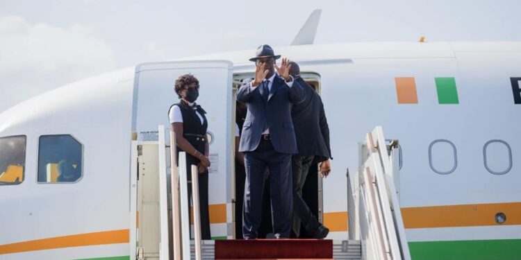 Image de Politique. Le Président Alassane Ouattara a quitté Abidjan ce mardi 1er octobre 2024 pour Paris, où se tiendra du 4 au 5 octobre le 19ᵉ sommet de la Francophonie. Ce déplacement important du Chef de l’État ivoirien marque une nouvelle étape dans la coopération entre les nations francophones, tout en plaçant des enjeux cruciaux tels que l'innovation, l'entrepreneuriat, et la gestion des défis globaux au centre des discussions. La communauté internationale attend des propositions concrètes de la part des dirigeants réunis dans la capitale française. Un sommet sous le signe de l’innovation et de la coopération en français Alassane Ouattara, Président de la République de Côte d’Ivoire, participe au 19ᵉ sommet de la Francophonie, un événement de premier plan pour les pays membres de l’Organisation Internationale de la Francophonie (OIF). Ce sommet, qui se déroulera à Paris, est placé sous le thème "Gérer, innover et entreprendre en français". Il constitue une opportunité majeure pour les pays francophones d’explorer de nouvelles formes de coopération dans un contexte mondial en pleine mutation. "Le français est non seulement une langue de culture, mais aussi un vecteur de développement économique", a déclaré un conseiller du Président ivoirien avant son départ. Ce sommet offrira l'occasion à Alassane Ouattara de plaider pour un renforcement des partenariats au sein de l'espace francophone, en particulier dans les domaines de l'innovation technologique, de l'entrepreneuriat et de la gestion des crises contemporaines. Outre les questions d’innovation et d’entrepreneuriat, des sujets d’une importance capitale comme le changement climatique, la sécurité et la géopolitique seront au cœur des discussions lors de ce sommet. Ces défis mondiaux, qui affectent particulièrement les pays africains, font de la coopération internationale un levier essentiel pour répondre aux crises actuelles. "Les conséquences du changement climatique se font sentir de manière aiguë en Afrique, et nos nations doivent unir leurs forces pour y faire face", a souligné Alassane Ouattara avant son départ. À Paris, le Président ivoirien compte insister sur la nécessité de soutenir davantage les pays en développement dans la lutte contre les effets dévastateurs du réchauffement climatique, en particulier en Afrique de l’Ouest, où les sécheresses et les inondations mettent en péril les moyens de subsistance des populations. La sécurité sera également un sujet clé. Dans un contexte où de nombreuses régions de l’Afrique sont touchées par le terrorisme et les conflits armés, Alassane Ouattara prévoit de discuter de la manière dont les pays francophones peuvent coopérer pour renforcer la paix et la stabilité. "La Francophonie a un rôle à jouer dans la promotion de la paix et de la sécurité sur notre continent," a-t-il déclaré à la veille de son départ. Le rôle du numérique dans l’avenir du citoyen francophone Le sommet abordera également les défis posés par l’ère numérique. La révolution digitale, qui transforme rapidement les sociétés à travers le monde, est à la fois une opportunité et un défi pour les pays francophones, notamment en Afrique. Le Président Ouattara participera à une série de sessions thématiques dédiées à l’impact du numérique sur les citoyens francophones et les nouvelles formes de multilatéralisme. Le numérique a profondément changé la manière dont les citoyens interagissent avec leurs gouvernements, accèdent aux services publics et s’impliquent dans la vie démocratique. Le Chef de l’État ivoirien mettra en avant l’importance d’investir dans l’éducation numérique et l'infrastructure technologique pour permettre à la jeunesse africaine de tirer parti de ces évolutions. "Nos jeunes doivent être préparés à relever les défis de demain, et cela passe par une maîtrise des outils numériques", a affirmé Alassane Ouattara. Les discussions devraient également porter sur la manière de garantir un accès équitable aux technologies dans les pays en développement, afin de ne pas accentuer la fracture numérique qui existe déjà entre le Nord et le Sud. Pendant que les chefs d’État se pencheront sur ces questions cruciales, la première dame ivoirienne, Dominique Ouattara, participera à un dîner officiel avec Brigitte Macron, son homologue française, au Palais de l’Élysée. Cette rencontre symbolise l’importance de la diplomatie sociale dans les relations internationales, où les premières dames jouent souvent un rôle discret mais crucial. Dominique Ouattara, engagée dans de nombreuses causes sociales en Côte d’Ivoire, notamment la lutte contre le travail des enfants et la promotion de l’éducation des jeunes filles, aura l’occasion d’échanger avec Brigitte Macron sur des initiatives similaires. Ce type de rencontre permet de renforcer les liens entre nations à travers des projets communs de solidarité et d’engagement social. "Le rôle des premières dames dans les initiatives sociales internationales est souvent sous-estimé, mais il est essentiel pour créer des passerelles entre les cultures", a souligné un expert en diplomatie sociale. Le sommet de Paris se déroule à un moment où la Francophonie doit faire face à des questions essentielles concernant son avenir. La langue française, parlée par environ 300 millions de personnes dans le monde, est en expansion rapide en Afrique, qui devrait représenter la majorité des francophones d’ici 2050. Cependant, cette croissance démographique s’accompagne de défis considérables, notamment en matière d’éducation, de développement économique et de stabilité politique. L’espace francophone est traversé par des dynamiques géopolitiques complexes. La France, autrefois au centre de la Francophonie, doit désormais partager la scène avec d’autres puissances émergentes, notamment des pays africains dont le poids diplomatique et économique ne cesse de croître. Alassane Ouattara, en tant que leader influent en Afrique de l'Ouest, est bien conscient de ce rééquilibrage. "L'Afrique est le futur de la Francophonie, et notre voix doit être entendue," a-t-il affirmé récemment lors d’un discours à Abidjan. Les attentes autour de la participation d’Alassane Ouattara Les attentes autour de la participation du Président Ouattara à ce sommet sont élevées. Ses interventions seront scrutées de près, tant par les observateurs internationaux que par la société civile ivoirienne. La Côte d’Ivoire, pays moteur en Afrique de l’Ouest, est souvent considérée comme un baromètre pour les questions de développement, de sécurité et de gouvernance dans la région. Lors du sommet, Alassane Ouattara aura également l’occasion de rencontrer d’autres chefs d’État africains et européens afin de discuter de dossiers bilatéraux. La France, partenaire stratégique de la Côte d’Ivoire, reste un acteur clé dans le développement économique du pays. Les discussions bilatérales entre Ouattara et Emmanuel Macron pourraient porter sur des questions telles que les investissements français en Côte d’Ivoire, la lutte contre le terrorisme au Sahel, et le renforcement des infrastructures dans la sous-région ouest-africaine. "Nous attendons que le Président Ouattara représente dignement les intérêts de la Côte d’Ivoire lors de ce sommet, en particulier sur les questions économiques et sécuritaires," a déclaré un analyste politique ivoirien. Le sommet pourrait également permettre à Alassane Ouattara de réaffirmer son engagement pour une Francophonie solidaire et innovante, à même de répondre aux défis du 21ᵉ siècle. Enfin, une attention particulière sera portée à la jeunesse, qui représente une grande partie de la population francophone, surtout en Afrique. Lors de ce sommet, les dirigeants discuteront des moyens d’encourager l’entrepreneuriat et l’innovation parmi les jeunes francophones, en particulier à travers des initiatives visant à leur offrir des opportunités dans les secteurs technologiques et créatifs. "L’avenir de la Francophonie se joue dans les universités et les incubateurs d’entreprises," a déclaré Alassane Ouattara, soulignant l’importance d’une politique active pour soutenir les jeunes talents. La Côte d’Ivoire, avec sa population jeune et dynamique, pourrait jouer un rôle central dans cette stratégie. La question de l’éducation et de la formation professionnelle sera également abordée, dans l’objectif de donner aux jeunes les compétences nécessaires pour s’adapter à un marché du travail en constante évolution. Alors que le 19ᵉ sommet de la Francophonie s’ouvre à Paris, de nombreux défis se posent aux dirigeants francophones : comment faire de cet espace linguistique un levier pour l'innovation, l’entrepreneuriat et la gestion des crises mondiales ? Alassane Ouattara et ses homologues ont devant eux l’opportunité de redéfinir la coopération francophone à l’ère numérique et face aux bouleversements géopolitiques. Reste à savoir si ce sommet sera un catalyseur de transformation pour la Francophonie ou si les défis actuels, notamment en Afrique, continueront de freiner l’avènement d’une communauté francophone plus solidaire et dynamique. La question demeure : la Francophonie saura-t-elle s'adapter aux réalités du 21ᵉ siècle tout en conservant son unité et ses valeurs fondatrices ?