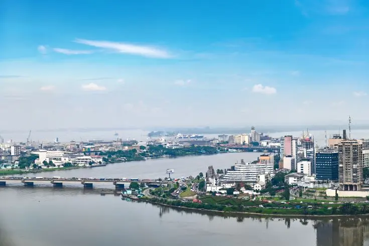 Image de Immobilier. Abidjan, la capitale économique de la Côte d'Ivoire, connaît une croissance immobilière fulgurante. La ville, avec ses quartiers aux caractéristiques variées, attire de plus en plus de nouveaux résidents, investisseurs, et expatriés à la recherche de biens immobiliers. Que ce soit pour acheter ou louer, certains quartiers se démarquent par leur accessibilité, leur cadre de vie ou encore leur dynamisme. Quels sont ces quartiers où il fait bon vivre ou investir à Abidjan ? Cocody : Entre prestige et modernité Le quartier de Cocody est sans doute l’un des plus emblématiques d’Abidjan. Il attire aussi bien les classes aisées ivoiriennes que les expatriés en quête de luxe et de confort. Situé à l’est de la ville, Cocody se distingue par ses nombreux espaces verts, ses écoles internationales et ses centres culturels prestigieux. De nombreux ambassadeurs et dignitaires y ont élu domicile, faisant de cette zone une véritable enclave diplomatique. Cocody abrite également l’une des universités les plus prestigieuses d’Afrique de l’Ouest : l’Université Félix Houphouët-Boigny. Ce quartier, à la fois résidentiel et dynamique, est prisé pour ses résidences de haut standing et ses complexes immobiliers modernes. Il n’est pas rare de voir des villas luxueuses cohabiter avec des immeubles contemporains, offrant ainsi une large palette de choix aux acheteurs et locataires potentiels. En matière d’investissement immobilier, Cocody offre de nombreuses opportunités. Les prix de l’immobilier dans cette zone sont relativement élevés, mais ils reflètent la qualité des infrastructures et la sécurité du quartier. Pour les investisseurs, acheter à Cocody est synonyme de sécurité et de rentabilité à long terme. Plateau : Le cœur battant des affaires Le Plateau, également connu sous le nom de « Manhattan d’Abidjan », est le quartier des affaires par excellence. C’est ici que l’on trouve les principales institutions financières, les grandes entreprises, ainsi que les bureaux des multinationales présentes en Côte d’Ivoire. Ce quartier, situé en plein cœur d’Abidjan, est un véritable centre névralgique pour les affaires. En termes d’immobilier, le Plateau offre principalement des bureaux et des appartements haut de gamme. Bien que les offres pour acheter ou louer y soient limitées, en raison du caractère essentiellement commercial de la zone, les quelques biens disponibles sont très recherchés. Les investisseurs y trouvent une forte rentabilité, surtout pour la location de bureaux ou d’espaces commerciaux. Le Plateau est aussi très bien desservi par les infrastructures de transport, ce qui en fait un lieu stratégique pour les entreprises et les professionnels. Toutefois, le quartier souffre parfois d’embouteillages en raison de son activité intense, mais il reste incontournable pour ceux qui cherchent à investir dans un secteur au potentiel économique indéniable. Marcory : Un quartier en pleine mutation Marcory est l’un des quartiers qui a le plus évolué ces dernières années. Situé au sud de la ville, il a longtemps été perçu comme une zone résidentielle tranquille, mais aujourd’hui, il se transforme en un quartier dynamique, prisé pour son ambiance à la fois familiale et moderne. La présence de plusieurs centres commerciaux, comme le célèbre Centre Commercial Playce, en fait un lieu de choix pour les familles à la recherche de commodités à proximité. L’immobilier à Marcory connaît une forte demande, tant pour l’achat que pour la location. Les projets immobiliers se multiplient, avec la construction de nouvelles résidences modernes, d’appartements et de bureaux. Ce quartier est également connu pour son mélange culturel, avec une population cosmopolite composée d’expatriés et de résidents ivoiriens. Pour ceux qui cherchent à acheter, Marcory représente une opportunité intéressante, notamment grâce à ses prix encore abordables par rapport à Cocody ou au Plateau. Cependant, avec l'essor rapide du quartier, les prix pourraient continuer à augmenter dans les prochaines années, offrant ainsi de bonnes perspectives de plus-value pour les investisseurs. Les Deux Plateaux : Une harmonie entre tradition et modernité Les Deux Plateaux, une sous-division de Cocody, est un quartier résidentiel qui allie parfaitement tradition et modernité. Les rues y sont bordées de maisons individuelles et de villas, rappelant le charme ancien des quartiers d’Abidjan, tout en abritant des complexes immobiliers récents. Ce quartier est particulièrement prisé par les familles et les jeunes couples en quête de tranquillité, mais également par ceux qui cherchent un cadre de vie plus paisible tout en restant proche des commodités. Le quartier des Deux Plateaux se distingue par son offre éducative et sanitaire, avec la présence d’écoles réputées et d’hôpitaux modernes. Cette combinaison en fait un lieu prisé par les familles, qui apprécient à la fois la qualité de vie et l’accessibilité aux services essentiels. En matière d’investissement, les Deux Plateaux offrent de belles opportunités, notamment pour ceux qui cherchent à acheter des biens à long terme. Les prix de l’immobilier y sont stables, avec une légère tendance à la hausse, garantissant ainsi une certaine sécurité pour les investisseurs. Yopougon : L’émergence d’un nouveau pôle attractif Yopougon, longtemps perçu comme un quartier populaire, connaît une véritable mutation. Avec ses millions d’habitants, Yopougon est aujourd'hui l’un des quartiers les plus peuplés d’Abidjan. Cependant, son développement rapide en fait désormais un lieu où l’on trouve des opportunités immobilières intéressantes, notamment pour ceux qui disposent d’un budget plus modeste. L’immobilier à Yopougon reste relativement abordable, comparé aux autres quartiers d’Abidjan. De nombreuses initiatives de construction ont vu le jour, avec des projets de résidences modernes, de nouveaux centres commerciaux et des infrastructures améliorées. Ce quartier est particulièrement attractif pour les jeunes primo-accédants ou ceux qui souhaitent investir à moindre coût. Yopougon est également en plein développement économique, avec l'implantation de nombreuses entreprises locales et étrangères, attirées par le dynamisme et la main-d'œuvre abondante de la zone. Pour les investisseurs, Yopougon représente une opportunité de taille, avec des perspectives de plus-value importantes à moyen et long terme. Zone 4 : Le rendez-vous des expatriés et de la modernité Zone 4, située dans le quartier de Marcory, est un véritable pôle d’attraction pour les expatriés. Avec ses nombreux restaurants, bars, hôtels, et commerces haut de gamme, cette zone est particulièrement prisée pour sa vie nocturne et son dynamisme. Les résidences y sont souvent modernes, avec des appartements et des villas destinés à une clientèle aisée, composée principalement d’expatriés et de cadres supérieurs. L’immobilier à Zone 4 est marqué par des prix élevés, mais qui reflètent la qualité de vie du quartier. Acheter ou louer à Zone 4 est un gage de confort et de modernité, avec des biens immobiliers offrant des prestations haut de gamme : piscines, salles de sport, parkings sécurisés, etc. Ce quartier, bien que plus onéreux, reste une valeur sûre pour les investisseurs, notamment pour ceux qui cherchent à louer à une clientèle étrangère. Les rendements locatifs y sont intéressants, et la demande ne faiblit pas, surtout dans le secteur des expatriés. Investir à Abidjan : Un marché en pleine expansion Le marché immobilier d’Abidjan est en pleine expansion, porté par une croissance économique robuste et un dynamisme urbain sans précédent. Que l’on cherche à acheter pour y vivre ou pour investir, les opportunités sont nombreuses. Chaque quartier possède ses spécificités et son attrait propre, permettant ainsi aux investisseurs et résidents de trouver leur bonheur. Cependant, avant de se lancer dans un projet immobilier à Abidjan, il est essentiel de bien comprendre les tendances du marché et d’analyser les opportunités offertes par chaque zone. Qu’il s’agisse de quartiers huppés comme Cocody ou d’émergents comme Yopougon, le potentiel est là, mais il faut savoir où et quand investir. Pour finir, face à la diversité des quartiers abidjanais, quels critères devraient vraiment guider un acheteur ou un investisseur immobilier aujourd'hui ?