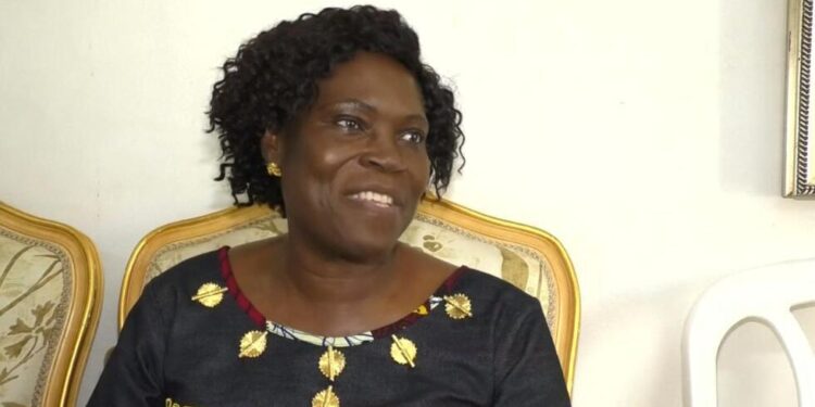 Image de Politique. Simone Ehivet Gbagbo, ancienne Première Dame de Côte d’Ivoire, fait une nouvelle fois parler d’elle. Au cœur des débats, l’utilisation continue du nom « Gbagbo » malgré son divorce avec l’ancien président Laurent Gbagbo. La revendication du Parti des Peuples Africains-Côte d’Ivoire (PPA-CI) a enflammé les discussions publiques, interrogeant sur les limites entre sphère privée et politique. Mais Simone Ehivet Gbagbo a décidé de clarifier sa position dans une déclaration ferme, où elle réaffirme son attachement à ce nom emblématique de sa carrière publique et politique. Une critique du PPA-CI qui soulève des interrogations Le Parti des Peuples Africains-Côte d’Ivoire (PPA-CI), le mouvement politique dirigé par Laurent Gbagbo, a émis des critiques claires envers Simone Ehivet Gbagbo. Selon le parti, l’ancienne Première Dame devrait cesser d’utiliser le nom « Gbagbo », une requête qui a pris de l'ampleur après le remariage de l’ancien président avec Nady Bamba. La question, qui semblait au départ relever d’un simple différend personnel, s’est rapidement transformée en une affaire publique. Dans un communiqué, le PPA-CI a exprimé sa position en termes non équivoques : pour eux, l’usage du nom « Gbagbo » par Simone Ehivet ne serait plus justifié depuis que le divorce entre les deux personnalités est devenu effectif. Mais cette demande soulève un débat plus large : pourquoi est-ce le parti politique de Laurent Gbagbo, et non ce dernier, qui prend une telle position ? Ce point de vue a suscité l’interrogation dans l’opinion publique. Pour beaucoup, il est difficile de comprendre pourquoi une telle exigence, qui relève principalement de la sphère privée, prendrait une dimension politique à ce point. Face à ces critiques, Simone Ehivet Gbagbo n’a pas tardé à réagir. Invitée de l’émission « Les Grandes Rencontres de Joël Ettien », elle a tenu à répondre directement à ceux qui estiment qu’elle devrait renoncer à son nom de famille, devenu presque aussi célèbre qu’elle. « Le nom Gbagbo, je le porte, je le porterai. Les gens m’appellent Gbagbo. Les gens m’appelleront Gbagbo. Les gens me connaissent dans le monde entier par ce nom Gbagbo », a-t-elle affirmé avec assurance. Ce débat, qu’elle qualifie elle-même de « faux », n’a, selon elle, aucune véritable substance et ne mérite pas qu’on s’y attarde plus longuement. Simone Ehivet Gbagbo a insisté sur le fait que son utilisation du nom de son ancien mari ne constitue pas un problème, ni pour elle, ni pour ceux qui la côtoient. D’ailleurs, elle considère que sa reconnaissance publique est indissociable de ce patronyme qui l’a accompagnée tout au long de sa vie politique. Elle ne se laisse donc pas déstabiliser par ces critiques qu’elle juge superficielles. « Ce n’est pas un problème pour moi », a-t-elle martelé, préférant se concentrer sur des questions plus importantes. Pour elle, ce débat est clos. Entre sphère publique et vie privée : la frontière floue La réponse de Simone Ehivet Gbagbo ouvre la porte à une réflexion plus large sur les rapports entre la vie privée et la vie publique des personnalités politiques. L’usage du nom d’un ancien époux est-il une question relevant du privé, ou devient-il une affaire politique lorsqu’il s’agit de figures emblématiques comme les Gbagbo ? Simone Ehivet Gbagbo a choisi de s’emparer de ce nom comme d’un symbole de son parcours, et son attachement à ce patronyme reflète plus qu’un simple lien marital. Il s’agit aussi, pour elle, d’une affirmation de son identité politique, forgée aux côtés de Laurent Gbagbo durant des décennies d’engagement. Les Ivoiriens la connaissent sous ce nom, et elle en a fait une marque de sa vie publique, transcendant le cadre strictement conjugal. Pourtant, certains au sein du PPA-CI estiment que l’usage continu de ce nom après le divorce pourrait créer une ambiguïté. Ils voient en cela une forme d’usurpation d’un titre qui, selon eux, devrait revenir exclusivement à la nouvelle épouse de l’ancien président, Nady Bamba. Cependant, d'autres voix considèrent que ce débat est inutile et ne sert qu’à détourner l’attention des véritables enjeux politiques actuels du pays. Simone Ehivet Gbagbo ne semble nullement affectée par cette polémique. Durant son passage à l’émission, elle a montré un visage serein et apaisé. « Je suis tranquille », a-t-elle affirmé en décrivant sa vie après son divorce. Elle a insisté sur le fait que cette rupture ne l’avait pas fragilisée, et que sa vie était désormais centrée sur ses relations familiales et ses engagements personnels. L’ancienne Première Dame a mis en avant la stabilité de ses liens avec ses enfants et ses proches, qui lui apportent un soutien indéfectible dans cette période de transition. Sa carrière politique, bien qu’assombrie par les événements post-électoraux, reste active, et elle entend bien continuer à jouer un rôle dans l’avenir politique de la Côte d'Ivoire. Simone Ehivet Gbagbo, malgré les nombreuses épreuves traversées, semble donc déterminée à ne pas se laisser entraîner dans des querelles de bas étage. « Ce débat ne mérite pas que l’on s’y attarde », a-t-elle répété à plusieurs reprises, renvoyant ainsi la balle dans le camp de ses détracteurs. Le poids du nom dans la carrière politique Le nom « Gbagbo » n’est pas simplement un patronyme pour Simone Ehivet. Il est devenu le symbole d’un combat politique mené aux côtés de son ex-mari, mais aussi pour des idéaux plus larges qu’elle continue de défendre. Pendant plusieurs décennies, elle a été une figure de proue du mouvement pro-Gbagbo, incarnant une forme de résistance face aux pouvoirs successifs en Côte d’Ivoire. Aujourd’hui, bien que séparée de Laurent Gbagbo, elle n’en reste pas moins une figure publique majeure. Son influence politique est encore notable, notamment au sein des cercles proches de l’ancien régime. En ce sens, renoncer au nom « Gbagbo » serait, pour elle, une manière de renoncer à une partie de son histoire, à une partie de sa propre légitimité politique. Son refus catégorique de céder à cette demande en dit long sur son attachement à ce nom, mais aussi sur sa volonté de préserver son héritage politique. « Je continuerai à porter ce nom », a-t-elle assuré, consciente du symbole qu’il représente. Le PPA-CI, pour sa part, semble divisé sur la question. Si certains membres expriment leur soutien à la demande du parti, d’autres estiment que cette affaire risque de créer des divisions inutiles au sein du mouvement. Pour eux, il serait préférable de laisser cette question se régler dans la sphère privée, sans en faire un enjeu politique. « Il y a des choses plus importantes à traiter que cela », confie un militant du PPA-CI sous couvert d’anonymat. Les tensions internes au parti sont palpables, et la question de l’usage du nom « Gbagbo » semble cristalliser des désaccords profonds sur la direction à donner au mouvement. Derrière cette question apparemment anodine, se cache peut-être une lutte de pouvoir plus complexe, où chaque camp tente de s’assurer une place dans l’héritage politique de Laurent Gbagbo. Pour certains, l’ombre de Simone Ehivet Gbagbo demeure trop présente et trop influente pour être ignorée. Pour d’autres, elle reste une alliée stratégique qu’il ne faudrait pas aliéner. La polémique autour du nom « Gbagbo » met en lumière un enjeu plus large qui dépasse la simple querelle familiale. La Côte d’Ivoire est à un moment charnière de son histoire politique, où les anciens clivages refont surface et où les luttes d’influence se multiplient. Dans ce contexte, les symboles, tels que les noms de famille, prennent une dimension presque mythique. Pour beaucoup d’Ivoiriens, le nom « Gbagbo » incarne à la fois l’espoir d’une renaissance politique, mais aussi le souvenir douloureux des crises passées. Simone Ehivet Gbagbo, en revendiquant ce nom, s’inscrit dans cette dualité, prête à assumer l’héritage tout en traçant sa propre voie. Mais dans un pays où la politique est souvent mêlée à des questions d’identité personnelle et collective, chaque geste, chaque mot est scruté avec attention. La véritable question est donc la suivante : au-delà des querelles sur l’usage d’un nom, quelle place pour Simone Ehivet Gbagbo dans la politique ivoirienne de demain ?