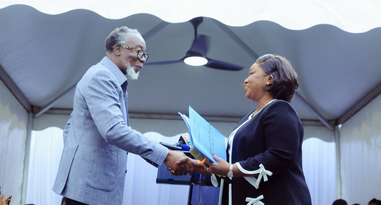 Image de Société. Le mercredi 2 octobre 2024 restera une date historique pour la profession d'avocat en Côte d'Ivoire. Maître Florence Loan-Messan a officiellement pris ses fonctions en tant que première femme Bâtonnier de l'Ordre des avocats de Côte d'Ivoire. C’est dans une atmosphère empreinte de solennité et d’espoir que s’est déroulée la cérémonie de passation des charges à la maison des avocats à Abidjan, Cocody les II Plateaux. Entourée de collègues, de personnalités du monde judiciaire et de membres de la société civile, la nouvelle Bâtonnier a pris la mesure de la tâche qui l'attend, tout en affichant une détermination sans faille pour faire évoluer la profession et renforcer l'accès à la justice. Retour sur un événement marquant qui dessine les contours d’une nouvelle ère pour le Barreau ivoirien. Une cérémonie symbolique, un tournant historique pour l'Ordre des avocats de Côte d'Ivoire La cérémonie de passation des charges entre le Bâtonnier sortant, Maître Claude Mentenon, et Maître Florence Loan-Messan a été marquée par des discours émouvants et des témoignages de soutien. Claude Mentenon, qui a dirigé l’Ordre des avocats de Côte d’Ivoire à plusieurs reprises, notamment entre 2003 et 2005, de 2007 à 2009, puis de 2021 à 2024, a exprimé sa confiance dans les capacités de sa successeure à relever les défis de la profession. "La tâche est ardue, mais elle est noble. Je ne doute pas que vous saurez être à la hauteur des défis", a-t-il déclaré, avant de passer le flambeau à la nouvelle Bâtonnier. Parmi les personnalités présentes figuraient le ministre d'État, conseiller spécial à la présidence de la République, Ahoussou Jeannot Kouadio, ainsi que d'anciens Bâtonniers, de nombreux avocats et des invités de marque. Cette présence massive témoigne de l'importance de cet événement pour le Barreau, mais également pour la société ivoirienne dans son ensemble, qui voit pour la première fois une femme accéder à cette position éminente. Pour Maître Florence Loan-Messan, cette cérémonie était avant tout l'occasion de rendre hommage à son prédécesseur, mais également à toutes les avocates qui ont lutté avant elle pour que le Barreau soit un espace plus inclusif. "Claude Mentenon demeure un modèle de dévouement envers l’Ordre des avocats. Je rends également hommage aux femmes qui ont postulé au Bâtonnat avant moi et qui, par leur audace, ont ouvert la voie. C’est grâce à elles que je me tiens ici aujourd’hui", a-t-elle déclaré, émue. Maître Florence Loan-Messan n'a pas perdu de temps pour annoncer les grandes lignes de son mandat. Elle a souligné l'importance de faciliter la vie professionnelle des avocats, de promouvoir l'accès à la justice pour tous, et d'établir des relations harmonieuses avec les divers acteurs du système judiciaire. Son programme est placé sous le signe de la solidarité et de la confraternité, des valeurs qu'elle considère essentielles pour le bon fonctionnement de l'Ordre. "Nous devons travailler ensemble pour faire de l'Ordre des avocats une institution encore plus forte et plus respectée. La solidarité doit être notre boussole. C’est par l’entraide et la cohésion que nous pourrons relever les défis qui se dressent devant nous", a affirmé Maître Loan-Messan. Parmi ses priorités, la nouvelle Bâtonnier a également mis en avant la promotion de l'accès à la justice. Pour elle, il est essentiel que le Barreau ivoirien s'implique davantage pour que chaque citoyen, indépendamment de sa situation socio-économique, puisse avoir accès à une défense de qualité. "L'accès à la justice est un droit fondamental, et nous devons tout mettre en œuvre pour le garantir à tous les Ivoiriens", a-t-elle insisté. Pour atteindre ces objectifs, Maître Florence Loan-Messan a appelé l'ensemble des avocats à la soutenir dans un exercice d'intelligence collective. "Je ne pourrai rien faire seule. Je compte sur chacun d'entre vous pour que nous fassions vivre nos valeurs, que nous soyons fiers de notre Ordre et de ce qu'il représente pour la société ivoirienne", a-t-elle déclaré. Des événements à venir pour célébrer le Barreau et son histoire Pour marquer le début de son mandat, Maître Florence Loan-Messan a annoncé plusieurs événements importants, dont la célébration des 65 ans de l’Ordre des avocats de Côte d’Ivoire, le 7 novembre 2024, ainsi que la tenue de la rentrée solennelle du 6 au 9 novembre. Ces événements seront placés sous le slogan "Fiers de notre héritage, engagés pour l’avenir", et seront précédés d’un colloque international réunissant des experts du monde juridique pour discuter des défis actuels de la profession. "J’appelle tous les avocats à se mobiliser pour assurer le succès de cet événement majeur qui mettra en lumière notre Barreau. Dès demain, nous lancerons la campagne de communication pour cet événement important", a exhorté la nouvelle Bâtonnier. Ces célébrations seront l’occasion de revenir sur l’histoire du Barreau ivoirien, une institution créée en 1959 qui compte aujourd’hui environ 600 avocats. Elles permettront également de réfléchir aux défis à venir et aux moyens de renforcer l'impact du Barreau sur la société ivoirienne. Pour Maître Loan-Messan, il est essentiel de célébrer le passé tout en restant tourné vers l'avenir : "Nous devons être fiers de notre héritage, mais aussi déterminés à construire un avenir meilleur pour notre profession et pour nos concitoyens", a-t-elle affirmé. En devenant la première femme à occuper le poste de Bâtonnier en Côte d'Ivoire, Maître Florence Loan-Messan ouvre la voie à une plus grande féminisation de la profession. Bien que le Barreau ivoirien compte de nombreuses avocates talentueuses, les postes de responsabilité sont encore majoritairement occupés par des hommes. La nomination de Maître Loan-Messan est donc un signal fort envoyé aux jeunes femmes qui aspirent à des postes de leadership dans le milieu juridique. "Je suis consciente de la responsabilité qui m'incombe en tant que première femme Bâtonnier. Je veux être un modèle pour toutes les jeunes femmes qui hésitent encore à se lancer dans cette carrière ou à viser des postes à responsabilité", a-t-elle déclaré. Pour elle, l'égalité des genres est un enjeu crucial, non seulement pour le Barreau, mais pour l'ensemble de la société ivoirienne. Elle s'est engagée à mettre en place des initiatives visant à encourager la parité et à soutenir les avocates dans leur progression professionnelle. Le défi de la féminisation de la profession ne concerne pas seulement le Barreau, mais l'ensemble du système judiciaire. La présence de femmes à des postes de responsabilité est essentielle pour garantir une justice plus équitable et plus représentative de la diversité de la société. Pour Maître Loan-Messan, il est temps de briser les barrières et de montrer que les femmes ont toute leur place dans le milieu juridique, y compris aux plus hauts niveaux. Renforcer la cohésion avec les acteurs du système judiciaire Un autre aspect clé du programme de Maître Florence Loan-Messan est l'établissement de relations harmonieuses avec les divers acteurs du système judiciaire. Pour elle, le Barreau ne peut fonctionner efficacement que s'il entretient des relations de confiance et de coopération avec les magistrats, les greffiers et les autres professionnels du droit. "Nous devons travailler main dans la main pour que la justice soit rendue de manière efficace et équitable. Le Barreau a un rôle central à jouer dans le bon fonctionnement de la justice, et nous devons être des partenaires fiables et constructifs", a-t-elle affirmé. Le renforcement de ces relations passe par le dialogue et la concertation. Maître Loan-Messan a exprimé sa volonté de mettre en place des plateformes de discussion régulières avec les autres acteurs du système judiciaire, afin de trouver des solutions communes aux problèmes qui affectent la justice en Côte d'Ivoire. "La justice est un service public essentiel, et nous devons tous travailler ensemble pour qu'elle fonctionne dans l'intérêt de tous", a-t-elle ajouté. La solidarité et la confraternité sont des valeurs que Maître Florence Loan-Messan souhaite placer au cœur de son mandat. Pour elle, le Barreau doit être un espace de soutien mutuel, où chaque avocat peut compter sur ses confrères et consœurs. "Nous avons choisi une profession exigeante, qui peut parfois être difficile. C'est pourquoi il est essentiel que nous soyons unis, que nous nous soutenions les uns les autres, pour surmonter les défis que nous rencontrons", a-t-elle expliqué. Cette solidarité se traduira par des actions concrètes, telles que la mise en place de programmes de mentorat pour les jeunes avocats, le renforcement des dispositifs de soutien en cas de difficultés financières ou professionnelles, et la promotion d'activités de formation continue pour permettre à tous les avocats de rester au fait des évolutions du droit. "Notre profession est en constante évolution, et nous devons être prêts à nous adapter. La formation continue est un moyen de garantir notre compétence et de maintenir le prestige de notre Ordre", a-t-elle précisé. La prise de fonction de Maître Florence Loan-Messan en tant que première femme Bâtonnier de l'Ordre des avocats de Côte d'Ivoire marque un tournant important dans l'histoire de la profession juridique dans le pays. Les défis qui l'attendent sont nombreux : renforcer l'accès à la justice, promouvoir l'égalité des genres, établir des relations harmonieuses avec les acteurs du système judiciaire, et faire vivre la solidarité et la confraternité au sein de l'institution. Mais avec la détermination et la vision qu'elle a affichées, il est permis d'espérer que le Barreau ivoirien saura relever ces défis et continuer à jouer un rôle central dans la défense des droits des citoyens. La question reste cependant ouverte : comment cette nouvelle direction influencera-t-elle l'avenir du Barreau ivoirien, et parviendra-t-elle à apporter des réponses concrètes aux enjeux de modernisation et d'équité qui se posent aujourd'hui ?