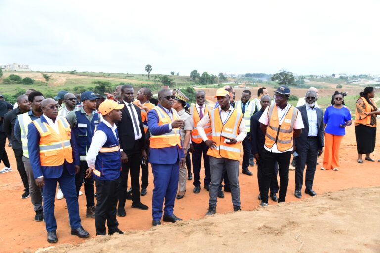 Image de Société. Mercredi 2 octobre 2024, le ministre de l'Équipement et de l'Entretien routier, Amédé Koffi Kouakou, s'est rendu sur le chantier du prolongement du boulevard Mitterrand, un projet ambitieux de 64,8 milliards de FCFA destiné à transformer et moderniser la commune de Bingerville. Cette visite de terrain, organisée dans le cadre d'un vaste programme de développement des infrastructures routières, marque une étape importante vers l'amélioration de la fluidité du trafic dans une zone en pleine expansion urbaine. Retour sur un chantier emblématique qui vise à redessiner le visage de Bingerville et, par extension, à renforcer l'attractivité d'Abidjan. Prolongement du boulevard Mitterrand : Une étape cruciale pour l'urbanisation de Bingerville Le prolongement du boulevard Mitterrand représente bien plus qu’un simple projet routier. Avec une longueur totale de 11,5 km à cette phase, et une extension prévue à 26,2 km incluant des aménagements complémentaires, ce chantier s’inscrit dans une vision globale de modernisation des infrastructures de Bingerville, l'une des communes périphériques d'Abidjan qui connaît une forte expansion. "Le prolongement du boulevard Mitterrand est une étape cruciale dans l'aménagement urbain de Bingerville", a déclaré le ministre Kouakou, soulignant l'importance de ce projet pour l'amélioration de la qualité de vie des habitants. Ce projet s'intègre dans le cadre des priorités stratégiques du gouvernement ivoirien, qui entend moderniser la voirie urbaine des grandes villes du pays, tout en facilitant la circulation et en soutenant le développement économique. La commune de Bingerville, en constante croissance, est un véritable pôle d'attraction pour les populations et les investisseurs. En améliorant la connectivité et en réduisant la congestion routière, le gouvernement espère faire de Bingerville une commune encore plus attractive et accessible. Le boulevard Mitterrand est l'une des artères clés de la ville d'Abidjan, et son prolongement à Bingerville répond à un double objectif : désengorger le trafic qui paralyse souvent la circulation aux heures de pointe et préparer la commune à accueillir une population en augmentation constante. "Il ne s’agit pas seulement d’un projet de voirie, mais d’une démarche stratégique visant à préparer Bingerville à devenir un acteur majeur du développement de la région d'Abidjan", a ajouté le ministre. Le ministre Amédé Koffi Kouakou s'est montré satisfait de l'avancement des travaux, qui ont déjà atteint 35 % de réalisation, mais il a également fait état des défis auxquels les équipes sur le terrain sont confrontées. L'urbanisation croissante de Bingerville entraîne des complications imprévues, notamment en matière de gestion des eaux pluviales. En effet, certaines zones initialement prévues pour l'évacuation des eaux ont été occupées par des constructions, compliquant ainsi les travaux. "Il subsiste des contraintes dues à l'urbanisation rapide de la commune, notamment en ce qui concerne l'évacuation des eaux pluviales", a expliqué le ministre. Ce problème n’est pas nouveau dans les grandes villes africaines en plein développement, où l’expansion urbaine précède souvent la mise en place d’infrastructures adéquates. La croissance démographique et la pression foncière ont mené à des occupations spontanées de terrains, rendant complexe la mise en œuvre de grands projets d’infrastructure. Pour faire face à ces défis, le ministère a décidé de renforcer la collaboration entre les différents acteurs, notamment les autorités locales et les responsables des travaux, afin de trouver des solutions adaptées et rapides. "Nous devons trouver des solutions pragmatiques pour surmonter ces défis techniques, car il est essentiel de respecter le calendrier prévisionnel pour éviter toute gêne prolongée pour les usagers", a affirmé Amédé Kouakou. Un calendrier ambitieux pour une fin des travaux en février 2026 Le calendrier prévisionnel des travaux reste fixé à 24 mois, avec une fin des travaux prévue pour février 2026. Le ministre a exhorté l'entreprise en charge de la réalisation du projet à intensifier ses efforts afin de respecter les délais impartis. "Nous repartons satisfaits de cette visite et espérons qu'à court terme, la circulation dans cette région sera grandement facilitée. Nous sommes contents de l'avancement des travaux, qui atteignent déjà 35 %, mais j'ai demandé à l'entreprise d'accélérer le rythme afin que tout soit achevé dans les délais", a déclaré le ministre. L'achèvement de ce chantier dans les délais prévus est crucial pour garantir la continuité des efforts de modernisation d'Abidjan et de ses environs. En effet, le prolongement du boulevard Mitterrand doit permettre de désenclaver certaines parties de Bingerville, et de faciliter l'accès à cette commune pour les usagers venant des autres quartiers d'Abidjan. Les retards, souvent fréquents dans ce type de projets d'infrastructures, pourraient avoir des répercussions importantes sur la qualité de vie des habitants et sur l'économie locale. Pour garantir la bonne exécution des travaux, le ministre a promis de multiplier les visites de contrôle sur le chantier, afin de s'assurer que les efforts sont maintenus et que toutes les mesures sont prises pour respecter les délais. "Nous devons être rigoureux et vigilants, car ce projet est un symbole de notre capacité à répondre aux attentes des citoyens et à construire un avenir meilleur pour Bingerville", a-t-il insisté. Le prolongement du boulevard Mitterrand est financé par l'État de Côte d'Ivoire à hauteur de 64,8 milliards de FCFA. Ce budget est réparti entre différents volets, reflétant l'ampleur et la complexité du projet : les travaux de voirie à eux seuls représentent 39,6 milliards de FCFA, tandis que les travaux connexes s'élèvent à 9,7 milliards de FCFA. À cela s'ajoutent les coûts liés aux déplacements de réseaux (4,7 milliards de FCFA), aux indemnisations pour les expropriations nécessaires (7 milliards de FCFA), et aux prestations techniques (3,6 milliards de FCFA). Cette répartition des financements montre que le prolongement du boulevard Mitterrand est bien plus qu'une simple route. Il s'agit d'un projet intégré qui prend en compte les différentes composantes de l'aménagement urbain : de la voirie à la gestion des réseaux, en passant par l'accompagnement des populations impactées. "Ce projet est un exemple de ce que nous voulons pour nos villes : un développement harmonieux, respectueux des besoins des habitants et adapté aux défis de l'urbanisation", a précisé le ministre Kouakou. L'un des enjeux majeurs de ce type de projet est de garantir une urbanisation durable, qui prenne en compte non seulement les besoins actuels, mais aussi les défis à venir. Bingerville, qui attire de plus en plus de nouveaux habitants grâce à ses nombreuses activités de construction et à l'amélioration de ses infrastructures, doit être en mesure d'offrir un cadre de vie agréable, tout en étant résiliente face aux défis du changement climatique et de la pression démographique. Bingerville est en train de devenir l'une des communes les plus dynamiques de la région d'Abidjan, attirant à la fois des investisseurs, des habitants en quête de nouvelles opportunités, et des projets d'envergure qui contribuent à son développement. La construction du prolongement du boulevard Mitterrand s'inscrit dans cette dynamique de transformation, qui vise à faire de Bingerville une ville moderne, bien connectée et capable de répondre aux besoins de sa population croissante. "Le gouvernement est engagé dans une politique de développement équilibré de l'ensemble du territoire, et Bingerville fait partie intégrante de cette vision. Les infrastructures que nous construisons aujourd'hui sont les fondations de la ville de demain", a souligné le ministre Kouakou. En effet, l'objectif est de faire de Bingerville une commune modèle, capable de concilier modernité et qualité de vie, tout en préservant son patrimoine et son identité. Le projet de prolongement du boulevard Mitterrand est également lié à d'autres initiatives majeures dans le cadre de la modernisation d'Abidjan, telles que la construction de la voie Y4, qui permettra de contourner entièrement la ville et de désengorger les axes routiers les plus saturés. Ces infrastructures visent à transformer la mobilité urbaine dans la région, en facilitant les déplacements, en réduisant les embouteillages, et en améliorant l'accessibilité des différents quartiers de la capitale économique. Les habitants de Bingerville entre espoir et attente : Quels impacts sur la qualité de vie ? La modernisation des infrastructures de Bingerville, bien que saluée par de nombreux observateurs, suscite également des interrogations parmi les habitants. Si la perspective d'une meilleure circulation et d'une connectivité accrue est accueillie avec optimisme, certains craignent les effets secondaires de ces travaux, notamment en ce qui concerne les expropriations, les nuisances liées au chantier, ou encore l'augmentation du coût de la vie. "Nous sommes heureux de voir Bingerville se développer, mais nous espérons que ce développement se fera dans le respect des droits des habitants et avec une réelle prise en compte de nos besoins", a déclaré un habitant de la commune. Pour beaucoup, la réussite de ce projet dépendra de la capacité des autorités à mener à bien les travaux sans perturber outre mesure la vie quotidienne des citoyens, et à assurer une répartition équitable des bénéfices de la modernisation. Les travaux en cours représentent également une opportunité pour créer des emplois locaux et renforcer l'économie de la commune. Les entreprises locales impliquées dans la construction, ainsi que les prestataires de services liés au chantier, devraient bénéficier de cette dynamique, contribuant ainsi à la croissance économique de Bingerville. Toutefois, cette opportunité doit être saisie avec discernement pour éviter que la modernisation ne se traduise par des inégalités accrues ou une gentrification de la commune. Le prolongement du boulevard Mitterrand, avec son budget de 64,8 milliards de FCFA et ses ambitions de transformation urbaine, est un projet qui pourrait profondément changer le visage de Bingerville. En facilitant la circulation, en modernisant les infrastructures, et en attirant de nouveaux investisseurs, ce chantier a le potentiel de faire de Bingerville une ville modèle dans la région d'Abidjan. Mais la question reste posée : comment ces transformations affecteront-elles le quotidien des habitants, et les autorités seront-elles capables de concilier développement urbain, respect des droits des citoyens, et préservation du cadre de vie ?