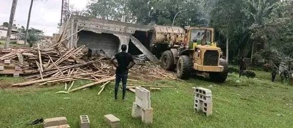 Image de Société. Les dernières semaines ont été marquées par une série de mesures répressives à l'encontre de la Fédération Estudiantine et Scolaire de Côte d'Ivoire (FESCI), la principale organisation étudiante du pays. Alors que la suspension de ses activités est encore dans les esprits, la destruction de son nouveau siège en construction sur le campus de l'université de Cocody a intensifié la tension. Retour sur un épisode qui met en lumière la défiance entre les autorités et les organisations étudiantes et questionne l'avenir du militantisme étudiant en Côte d'Ivoire. Les Origines d'une Crise : De la Suspension à la Destruction La Fédération Estudiantine et Scolaire de Côte d'Ivoire|, mieux connue sous le nom de FESCI, n'est pas à sa première crise. Organisation de premier plan dans la défense des droits des étudiants depuis sa création en 1990, elle a souvent fait l'objet d'attentions aussi bien favorables que critiques de la part des autorités publiques et de l'opinion. Ces dernières semaines ont cependant vu une escalade inédite, allant de la suspension des activités de la FESCI à la démolition de son siège en construction, un véritable coup de massue pour ses membres. C'est sous la supervision directe des forces de l'ordre qu'un bulldozer est intervenu sur le site en question, rasant le nouveau bâtiment de la FESCI sur le campus de Cocody, symbole des ambitions de l'organisation de doter ses membres d'une infrastructure moderne et fonctionnelle. Le timing de cette destruction est éloquent : il intervient peu de temps après la mort tragique d'Agui Mars Aubin Deagoué, surnommé « Général Sorcier », un élément actif au sein de la FESCI. L'enquête sur cette disparition a conduit à l'arrestation de Kambou Sié, autre figure influente de l'organisation. Ces événements ont visiblement envenimé les relations entre la FESCI et les autorités gouvernementales. Les circonstances entourant la destruction du nouveau siège de la FESCI ne manquent pas de susciter des interrogations. Nombreux sont ceux qui estiment que cette décision n'est pas seulement une mesure administrative, mais un acte à forte connotation politique. Le siège était en effet plus qu'un simple bâtiment : il représentait un symbole de rassemblement, d'organisation et de continuité pour la FESCI. Avec sa destruction, c'est toute une partie de l'identité de l'organisation qui est mise à mal. La destruction de ce bâtiment a été perçue par bon nombre de militants et d'observateurs comme une tentative de « briser » la FESCI et de limiter son influence, surtout sur les campus universitaires où elle demeure très présente malgré les divisions internes. « On veut nous faire taire, mais la FESCI est une institution qui ne se laissera pas intimider », a déclaré un membre sous couvert d'anonymat. Pour plusieurs membres de l'organisation, cet épisode n'est que la preuve de l'acharnement des autorités à vouloir étouffer toute forme de contestation émanant des étudiants. Un Soutien Généralement Ambigu de la Part des Autorités Il est paradoxal de constater que quelques semaines auparavant, le ministre de l'Enseignement supérieur et de la Recherche scientifique avait lui-même visité le chantier, s'étant félicité de l'avancement des travaux. Lors de cette visite, le ministre avait rappelé à quel point la FESCI, malgré ses déboires, demeurait un acteur essentiel pour la défense des intérêts étudiants. En l'espace de quelques jours, ce soutien semble s'être évaporé au profit de mesures musclées, qui interrogent sur la volonté réelle du gouvernement de dialoguer avec les organisations étudiantes. Les raisons de ce revirement restent floues, même si beaucoup pointent du doigt la montée de l'insécurité et des tensions sur les campus, conséquence directe des querelles intestines au sein de la FESCI. Le gouvernement a-t-il décidé de prendre des mesures radicales afin de restaurer le calme et la sécurité dans les universités ? Ou s'agit-il plutôt d'une tentative de contrôler une organisation jugée trop influente, à un moment où la question de la gouvernance des institutions publiques devient de plus en plus préoccupante ? La FESCI a toujours été un acteur incontournable dans la vie étudiante en Côte d'Ivoire. Depuis les années 1990, elle a joué un rôle majeur dans la défense des droits des étudiants, la lutte contre la corruption dans les établissements d'enseignement supérieur, et la réclamation de meilleures conditions d'études. Toutefois, sa méthode d'action, souvent musclée, a divisé l'opinion. L'organisation est souvent accusée de pratiques d'intimidation, voire de violences, qui ont éloigné une partie de la population étudiante de ses revendications initiales. La mort d'Agui Mars Aubin Deagoué, alias « Général Sorcier », a envenimé une situation déjà tendue. Beaucoup voient en cette tragédie la conséquence des querelles intestines qui minent l'organisation, mettant en évidence les divisions internes et les luttes de pouvoir. Ces divisions ont été exploitées par les autorités, selon certains observateurs, pour affaiblir la FESCI à un moment où elle paraissait vulnérable. Pour les membres de la FESCI, la destruction du siège est vécue comme une trahison. « C'est un symbole qui s'effondre, et avec lui, nos espoirs de construire un lieu de réunion pour l'élaboration de nos projets », confie un militant. Le bâtiment devait être le lieu où les étudiants pouvaient se retrouver pour réfléchir, échanger et organiser la défense de leurs droits. Sa démolition, loin de constituer une simple perte matérielle, est perçue comme un acte visant à priver la FESCI d'une base logistique et d'un espace de mobilisation. Ce sentiment de désillusion semble également gagner certains étudiants qui, bien qu'éloignés des pratiques de la FESCI, voyaient dans la construction de ce siège un signe de la reconnaissance par les autorités des revendications étudiantes. Beaucoup s'interrogent désormais sur la possibilité d'un dialogue entre étudiants et gouvernement, tant les actes posés par ce dernier semblent aller dans le sens de l'affrontement plutôt que du consensus. Quel Avenir pour le Militantisme Étudiant en Côte d'Ivoire ? Face à cette escalade, la question se pose : quel avenir pour le militantisme étudiant en Côte d'Ivoire ? La destruction du siège de la FESCI pourrait avoir des conséquences importantes sur la capacité de l'organisation à se réorganiser et à continuer son action. Pour certains analystes, c'est une nouvelle étape dans la tentative de dépolitisation des campus, une tendance observée dans de nombreux pays africains, où les autorités cherchent de plus en plus à contrôler les mouvements étudiants. Cependant, il est peu probable que la destruction du siège mette fin à la contestation étudiante. L'histoire de la FESCI est celle d'une résilience face aux multiples tentatives de déstabilisation. Malgré les divisions, l'organisation a toujours su renaître de ses cendres, adaptant ses revendications aux évolutions du contexte politique et économique du pays. La destruction de ce bâtiment pourrait même devenir un nouveau symbole de la lutte étudiante pour les droits et la dignité. Reste que les étudiants devront trouver les moyens de se structurer autrement, face à une répression qui ne semble pas faiblir. À cet égard, les enjeux sont d'une importance capitale : la manière dont les étudiants, mais aussi les autorités, gèreront cette crise pourrait redéfinir la place du militantisme étudiant dans la société ivoirienne. Pour l'heure, la question demeure : comment la jeunesse ivoirienne peut-elle encore croire en une organisation qui se voit systématiquement affaiblie et, surtout, quel espace de dialogue reste-t-il ouvert pour faire valoir leurs revendications ?