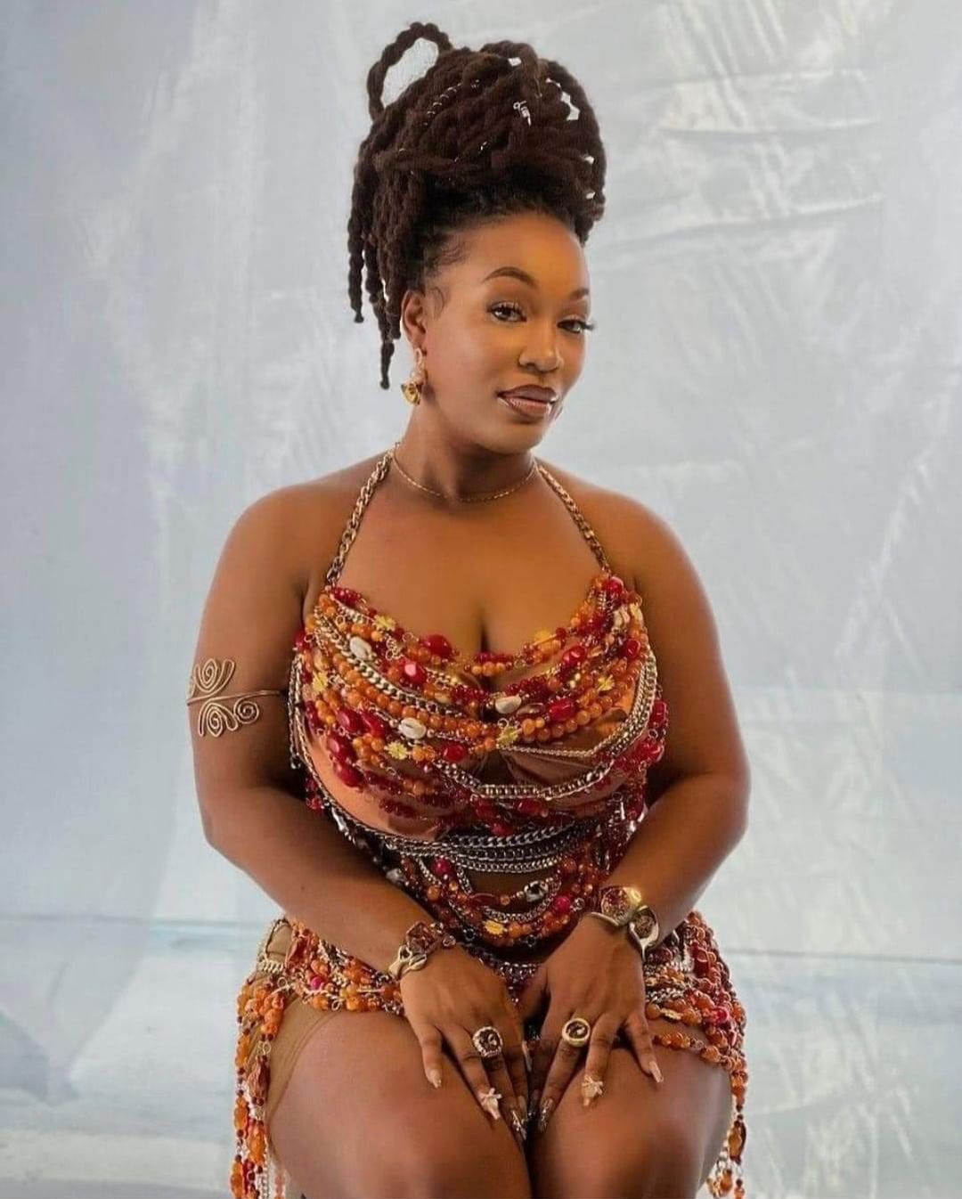 Image de Célébrités. Les réseaux sociaux, ces dernières heures, sont en effervescence suite à la publication de nouvelles images de la célèbre chanteuse ivoirienne Josey. Avec son charisme indéniable et son style osé, l'artiste a su capter l'attention de millions de followers. Cet épisode s'inscrit dans une dynamique de reconquête et de mise en avant de son image, un atout essentiel pour rester au sommet de l'industrie musicale ivoirienne. Retour sur une publication qui ne cesse de faire parler et sur l'impact que cette présence sur les réseaux peut avoir sur sa carrière et son public. Un Look Sensuel Qui Captive le Public Josey n'est pas seulement une chanteuse talentueuse, elle est aussi une icône de la mode qui sait comment utiliser son image pour enflammer la toile. La dernière série de photos qu'elle a partagée sur Instagram est l'exemple parfait de son savoir-faire en matière de communication visuelle. Dans un look audacieusement sensuel, la chanteuse s'est présentée avec une tenue qui laisse transparaître toute la féminité et l'assurance qui la caractérisent. Sa tenue, ornée de perles à empiècements transparents, mettait en valeur sa silhouette harmonieuse, tout en gardant une part de mystère qui n'a fait qu'accroître l'intérêt des internautes. C'était une tenue pensée pour faire sensation, et le moins que l'on puisse dire, c'est que l'objectif a été atteind. Chaque détail de sa tenue semblait pensé pour rééquilibrer son look : les perles, les éléments transparents, mais également les chaînes délicatement disposées, étaient autant d'étails qui ont ajouté de l'éclat et de la sophistication à son ensemble. « Ce look est à couper le souffle », peut-on lire parmi les commentaires de ses abonnés. En effet, les réactions ne se sont pas faites attendre. Compliments, émojis de flamme et de cœur ont déferlé sous la publication de Josey, qui a su, une fois encore, séduire son public. Cette tenue démontre que l'artiste maîtrise les codes de la communication moderne, où l'image prend une place prépondérante dans le succès d'une carrière artistique. Ces images ne sont pas simplement l'expression du style de Josey, elles s'inscrivent dans un contexte promotionnel. En effet, elles sont tirées de la toute dernière vidéo de l'artiste, "Soyons Fous", une collaboration musicale avec Mary Jo. Ce projet a été accueilli avec un engouement sans précédent, comme en témoignent les 140 000 vues atteintes en seulement vingt heures sur YouTube. Un chiffre à la hauteur de l'attente suscitée par le retour de Josey sur le devant de la scène. Ce morceau, qui prône l'audace et l'envie de vivre sans limites, semble résonner avec la philosophie même de l'artiste. Josey, par sa présence scénique et son énergie communicative, invite son public à sortir des sentiers battus et à exprimer leur joie de vivre sans retenue. La collaboration avec Mary Jo est également une belle illustration de l'esprit de sororité qui anime de plus en plus les artistes féminines de la scène ivoirienne. « Nous avons voulu faire une chanson qui donne envie de danser, qui pousse chacun à vivre pleinement l'instant présent », a confié Mary Jo dans une interview récente. Avec « Soyons Fous », les deux artistes ont offert une chanson où le rythme, la danse, et la liberté sont au cœur du propos, ce qui explique sans doute pourquoi le morceau a aussi bien résonné avec le public. La Stratégie de Communication de Josey : Un Succès sur Tous les Plans Les réseaux sociaux sont devenus un élément incontournable dans la stratégie de communication des artistes, et Josey en a parfaitement saisi les rouages. En publiant cette série de photos sur Instagram, la chanteuse a su jouer de l'effet de surprise, générant un buzz autour de son image et de son nouveau projet musical. Le réseau social, avec ses millions d'utilisateurs, est une plateforme idéale pour tisser un lien direct avec son public, au-delà des scènes et des studios d'enregistrement. Ce type de contenu visuel, à la fois esthétique et intimiste, permet à l'artiste de maintenir une relation de proximité avec ses fans, tout en renforçant son positionnement en tant qu'icône de la mode et du glamour. Les commentaires laissés par ses followers montrent bien que le message est passé : Josey incarne la confiance en soi, l'élégance et l'audace. En publiant des contenus qui combinent la promotion de sa musique et une mise en avant soignée de son image, Josey s'assure une visibilité maximale, tout en diversifiant son public. La dynamique de ses publications est également à souligner : alternant des extraits de sa vie privée, des moments de création artistique et des collaborations professionnelles, elle permet de maintenir l'engouement et la curiosité autour de sa carrière. La mode joue un rôle central dans l'identité artistique de Josey. Les tenues qu'elle choisit de porter, que ce soit pour ses vidéos musicales, ses concerts ou ses publications sur les réseaux sociaux, reflètent son caractère et sa vision de l'art. Dans cette dernière série de photos, Josey a fait appel à des éléments de mode audacieux, tels que des empiècements en perles et des chaînes, créant une tenue qui combine modernité et élégance intemporelle. Pour de nombreux fans, Josey est bien plus qu'une chanteuse : elle est un modèle de confiance en soi et d'affirmation personnelle. Ses choix vestimentaires, souvent atypiques et parfois provocateurs, sont autant de moyens d'exprimer une personnalité complexe, faite de force, de séduction et d'authenticité. Le fait de toujours innover dans ses apparitions publiques contribue à faire de Josey une figure incontournable de la scène artistique ivoirienne et au-delà. Les Réseaux Sociaux, un Outil de Pouvoir pour les Artistes L'impact des réseaux sociaux sur l'industrie musicale moderne est indéniable. Pour Josey, Instagram, YouTube et autres plateformes sont des outils essentiels pour contrôler sa narrative et maintenir une influence constante. Ces plateformes permettent aux artistes de séduire, d'engager et de transformer leurs abonnés en fans fidèles qui soutiennent non seulement leur musique, mais aussi leur personnalité publique. Les publications comme celles de Josey vont au-delà de la simple promotion musicale. Elles participent à la création d'une identité publique cohérente et captivante, qui touche les fans au niveau émotionnel. En choisissant de se présenter sous un angle sensuel et assumé, Josey ne vend pas seulement de la musique : elle vend une vision de la féminité, une idée de ce que peut être une artiste ivoirienne contemporaine à une époque où les réseaux sociaux sont devenus les nouveaux royaumes de l'image. Le retour de Josey sur la scène musicale, après quelques mois de silence, est à la hauteur des attentes de ses fans. Avec "Soyons Fous", elle prouve qu'elle est toujours prête à explorer de nouveaux horizons et à repousser les limites de son art. Ce titre, porté par une mélodie entrainante et un message positif, fait déjà danser la Côte d'Ivoire et au-delà. Le succès de cette nouvelle sortie témoigne non seulement de la popularité de l'artiste, mais également de sa capacité à s'adapter aux évolutions de la scène musicale et aux attentes de son public. Elle ne se contente pas de suivre les tendances, elle les crée et les redéfinit à chaque apparition. Cette démarche est sans doute l'une des raisons de son succès durable. Avec ces nouvelles images et la sortie de "Soyons Fous", Josey réaffirme son statut d'icône culturelle en Côte d'Ivoire. Son retour sur la scène musicale est remarqué, et ses choix esthétiques continuent de captiver son public. Mais au-delà de la musique et de l'image, ces dernières publications posent aussi des questions sur l'avenir de la scène musicale ivoirienne. Comment Josey et ses pairs continueront-ils à utiliser les réseaux sociaux pour étendre leur influence et s'adapter aux nouveaux défis du marché musical mondial ? Et surtout, comment cette nouvelle génération d'artistes ivoiriens peut-elle continuer à innover, tout en restant fidèle à ses racines culturelles ?