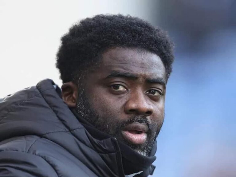 Image de Football. Kolo Touré, l'ancien international ivoirien, continue d'être une source d'inspiration pour de nombreux joueurs, fans et experts du football, des années après la fin de sa carrière sur les terrains. Sa trajectoire, marquée par des passages dans les plus grands clubs d'Europe, reste emblématique pour ceux qui admirent son engagement, sa force physique et son habileté technique. Pour Edmond Tapsoba, défenseur du Bayer Leverkusen, Kolo Touré est tout simplement le plus grand défenseur africain de l'histoire, une reconnaissance qui suscite l'intérêt des amateurs de ballon rond et invite à revisiter le parcours d'une légende. Un Parcours d'Exception à Travers l'Europe Kolo Touré a connu un parcours exceptionnel, évoluant au sein de quelques-uns des clubs les plus prestigieux du football européen. De ses débuts à Arsenal sous les ordres d'Arsène Wenger, jusqu'à Liverpool et Manchester City, l'Ivoirien a su marquer de son empreinte chacune des équipes pour lesquelles il a joué. Ces passages l'ont vu participer aux plus grandes compétitions et s’imposer comme un joueur de premier plan sur la scène internationale. À Arsenal, Kolo Touré a fait partie de la célèbre équipe des "Invincibles", celle qui a réussi l'exploit de terminer la saison 2003-2004 de Premier League sans subir la moindre défaite. Sa complicité avec des joueurs tels que Sol Campbell en défense centrale, et sa participation à des matchs épiques, ont fait de lui une figure incontournable des Gunners. Son passage à Manchester City a également été marquant. Il a rejoint un club en pleine transformation, avec l'ambition de devenir une force dominante en Angleterre. Avec Touré en défense, les Citizens ont progressivement bâti une équipe capable de régner sur la Premier League. Enfin, son aventure à Liverpool lui a permis de mettre au service des Reds son expérience et sa capacité à jouer les rôles de leader, tant sur le terrain qu'en dehors. Ce qui distinguait Kolo Touré des autres défenseurs était son impressionnante force physique. Mesurant 1,83 mètre, il possédait une puissance qui lui permettait de s'imposer face aux attaquants les plus coriaces de la Premier League. Les duels aériens, les tacles rugueux mais propres, et sa capacité à lire le jeu faisaient de lui un adversaire redouté. Mais au-delà de la force physique, c'est sa polyvalence qui a fait de Kolo Touré un défenseur unique. Capable de jouer en tant que défenseur central mais aussi à d'autres postes, Touré n'était jamais limité dans ses contributions sur le terrain. Il pouvait s'aventurer vers l'avant, parfois jusqu'à marquer des buts importants. Avec une frappe de balle puissante, il était un atout précieux lors des coups francs et des corners. Cette capacité à apporter une contribution offensive supplémentaire, tout en étant solide en défense, était précisément ce qui le rendait si particulier. « Il était incroyable en attaque, en défense, et je l'aime beaucoup », a déclaré Edmond Tapsoba, le défenseur burkinabé, au micro de Goalglobal. Des mots qui témoignent de l'admiration suscitée par celui qui a su incarner à la fois la puissance et la finesse dans le jeu défensif. L'Impact de Kolo Touré sur la Nouvelle Génération de Footballeurs Africains Pour de nombreux jeunes joueurs africains, Kolo Touré est un modèle. En Afrique, où l'accès aux infrastructures de football et aux formations professionnelles reste parfois limité, l'exemple d'un joueur qui a réussi à atteindre le sommet est une source d'inspiration immense. Kolo Touré n'était pas seulement un défenseur talentueux ; il était aussi un leader sur le terrain, connu pour son esprit d'équipe et sa capacité à motiver ses coéquipiers. Pour Edmond Tapsoba, qui a grandi en suivant les exploits de Touré, celui-ci représente le sommet de ce qu'un défenseur africain peut accomplir. Le fait de voir un compatriote africain jouer au plus haut niveau, et évoluer dans des clubs prestigieux, a ouvert la voie à toute une génération. Kolo Touré a montré que l'on pouvait passer des terrains poussiéreux d'Afrique de l'Ouest aux plus grandes scènes d'Europe avec talent, discipline, et détermination. « Kolo Touré a toujours été un exemple à suivre pour moi. Sa force, son calme et son intelligence de jeu m'ont beaucoup inspiré », a ajouté Tapsoba. Pour les jeunes défenseurs qui rêvent de marcher sur ses traces, Touré reste une référence, tant pour ses qualités sportives que pour les valeurs qu'il a incarnées durant toute sa carrière. Il est indéniable que le continent africain a produit de nombreux grands défenseurs centraux au fil des années. Parmi eux, des noms comme Rigobert Song, Samuel Kuffour, Taribo West, et bien d'autres encore, ont marqué l'histoire du football. Chaque défenseur a apporté une contribution unique, et chacun a influencé le jeu d'une manière ou d'une autre. Pour Tapsoba, cependant, Kolo Touré se distingue. Non seulement par ses performances et ses trophées remportés avec Arsenal, Manchester City, et Liverpool, mais aussi par son engagement auprès de la sélection nationale ivoirienne. Touré était un élément incontournable des Éléphants de Côte d'Ivoire, et sa présence a été essentielle lors de grandes compétitions comme la Coupe d'Afrique des Nations (CAN) et la Coupe du Monde de la FIFA. Sa longévité dans le football de haut niveau est également un élément qui plaide en sa faveur. Peu de défenseurs peuvent se targuer d'avoir évolué au plus haut niveau sur une aussi longue période, démontrant une constance remarquable, même face aux blessures et aux changements d'entraîneurs. Pour cette raison, Touré est souvent considéré comme une figure de stabilité dans un secteur du terrain qui est souvent sujet à des turbulences. Le Leadership sur et en Dehors du Terrain En plus de ses qualités footballistiques, Kolo Touré était reconnu pour son leadership. Il a joué un rôle crucial non seulement en tant que joueur, mais également en tant que mentor pour les jeunes talents qui émergeaient. Après sa retraite, il a poursuivi cette dynamique en s'impliquant comme entraîneur adjoint dans différents clubs, apportant son expérience et sa sagesse à une nouvelle génération de joueurs. Le leadership de Touré était particulièrement visible lorsqu'il s'agissait de motiver ses équipes dans des situations difficiles. Nombreux sont ceux qui se souviennent de sa voix porteuse dans les vestiaires, de ses encouragements et de son aptitude à maintenir une dynamique positive, même face à l'adversité. À Liverpool, par exemple, il était très apprécié par ses coéquipiers pour sa présence bienveillante et inspirante. « Kolo était toujours celui qui mettait de l'énergie dans le groupe, qui rappelait aux jeunes l'importance du respect et du travail acharné », a confié un ancien coéquipier des Éléphants de Côte d'Ivoire. Cette qualité de meneur d'hommes est sans aucun doute l'un des aspects qui fait de lui une véritable légende, bien au-delà de ses compétences techniques sur le terrain. La reconnaissance accordée à Kolo Touré par Edmond Tapsoba illustre la progression du football africain sur la scène mondiale. Longtemps considés comme des outsiders, les joueurs africains occupent désormais une place centrale dans les meilleurs clubs d'Europe. Des défenseurs comme Touré ont ouvert la voie, prouvant que l'Afrique était une terre de talents, capable de produire des joueurs capables de rivaliser avec les meilleurs. La contribution de Touré va bien au-delà de ses performances individuelles. En évoluant dans des championnats prestigieux, il a contribué à améliorer l'image du football africain et à ouvrir des portes à une nouvelle génération. Aujourd'hui, des joueurs comme Edmond Tapsoba, Kalidou Koulibaly ou Victor Osimhen, suivent ce chemin tracé par des pionniers tels que Touré, portés par l'ambition de représenter fièrement leur continent sur les plus grandes scènes du football. Alors que Kolo Touré continue d'influencer les jeunes générations, la question se pose de savoir quel sera son héritage durable dans le football africain. Sera-t-il perçu comme un mentor et un leader ayant permis à de nouveaux talents de s'épanouir ? Ou bien sera-t-il surtout rappelé pour ses performances exceptionnelles sur le terrain, dans une époque où le football africain cherchait encore à se faire une place au sommet ? Pour Edmond Tapsoba, la réponse est claire : Kolo Touré restera le plus grand défenseur africain de l'histoire, un homme dont le parcours et l'influence continuent de résonner bien au-delà des terrains. Mais au-delà des trophées et des succès, c'est surtout l'impact humain, le leadership et la volonté de transmission qui pourraient marquer la trace indélébile laissée par Touré dans l'histoire du football. Dans un contexte où le football continue d'évoluer à grande vitesse, quel est finalement l'avenir du rôle des défenseurs africains dans ce paysage en constante mutation ? La nouvelle génération saura-t-elle conserver l'esprit de détermination et de résilience qui faisait la force de Kolo Touré ?