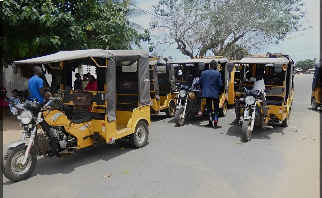 Image de Société. Depuis trois jours, le sous-quartier de Sans Fil et le village d'Anoumabo, situés dans la commune de Marcory, sont le théâtre d'une tension grandissante. L'interdiction des tricycles, principal moyen de transport pour de nombreux habitants de cette zone, a provoqué la colère des jeunes chauffeurs et des propriétaires de ces véhicules. Cette mesure, présentée par les autorités locales comme nécessaire pour réguler le trafic et réduire les tensions entre transporteurs, a suscité une véritable levée de boucliers. La situation risque de s'intensifier dès le lundi 7 octobre 2024 si aucun compromis n'est trouvé, prévient Koné Adama, président du collectif des propriétaires de tricycles de Marcory Sans Fil. Un Conflit Alimenté par une Nouvelle Taxe La tension s'est accrue après l'annonce de l'instauration d'une nouvelle taxe de 2 000 francs CFA par jour et par tricycle. Selon Koné Adama, cette mesure est tout simplement inacceptable. « Nous subissons des rackets. Nous ne pouvons accepter cela », a-t-il déclaré avec force. Pour les jeunes chauffeurs et leurs employeurs, cette nouvelle taxation représente une pression économique de plus dans un contexte déjà difficile. Soutenus par certains syndicats locaux, ils dénoncent une mesure qui les pousse encore plus vers la précarité et se préparent à bloquer la zone d'Anoumabo en signe de protestation. La taxe n'est pas le seul sujet de discorde. Les chauffeurs de tricycles se plaignent aussi de ce qu'ils appellent « l'injustice » dans la gestion du transport à Marcory. Pour eux, l'interdiction de circuler n'est pas justifiée et sert uniquement les intérêts des taxis et autres transporteurs, au détriment de leur gagne-pain. Dans une région où le taux de chômage des jeunes est élevé, toute perte de revenu constitue une véritable tragédie pour ceux qui dépendent des tricycles pour subvenir aux besoins de leurs familles. Face à ces tensions, le chef du village d'Anoumabo, Avri Amon, a pris la parole pour clarifier sa position. Il a rejeté les accusations de racket, affirmant que la décision d'interdire les tricycles venait des autorités du district d'Abidjan, et non de la chefferie locale. « Moi, j'ai imposé quelle taxe ? » s'est-il défendu lors d'une réunion publique. Pour Avri Amon, la présence des tricycles à Anoumabo, initialement introduits pour encadrer et occuper la jeunesse, est devenue source de tensions imprévues. Les jeunes du village, qui avaient accueillis les tricycles comme une opportunité économique, sont aujourd'hui partagés quant à leur avenir. Le chef Avri Amon a également exprimé ses inquiétudes concernant les risques de violences liés à la situation actuelle. « À tout moment, cette situation de tension peut s'embraser », a-t-il averti, appelant toutes les parties à la retenue et au dialogue. Selon lui, il est essentiel de trouver une solution avant que la colère des jeunes chauffeurs ne se transforme en affrontements ouverts, susceptibles de dégénérer et de mettre en péril la sécurité de la communauté. L'Interdiction des Tricycles : Une Mesure Controversée L'interdiction des tricycles à Anoumabo et Marcory n'est pas un fait isolé. Depuis quelques temps, le district d'Abidjan a entrepris de réguler la circulation des tricycles et des motos, principalement dans les zones urbaines denses. L'objectif affiché par les autorités est de réduire les accidents de la route, souvent causés par ces engins, et de réguler un secteur largement informel. Ces mesures s'inscrivent dans un plan global de réorganisation du transport à Abidjan, où la circulation est souvent chaotique et sujette à des bouchons monstres. Cependant, pour les habitants d'Anoumabo et de Marcory Sans Fil, cette interdiction est synonyme de grandes difficultés. Les tricycles sont le moyen de transport le plus accessible et le mieux adapté aux ruelles étroites et souvent en mauvais état qui caractérisent ces quartiers. Leur interdiction pourrait avoir des conséquences désastreuses sur la mobilité des riverains, qui devront se tourner vers des moyens de transport plus coûteux, notamment les taxis, moins nombreux et souvent inabordables pour les classes les plus modestes. Outre les conséquences directes sur la mobilité, l'interdiction des tricycles menace également l'économie locale. Pour beaucoup de jeunes, conduire un tricycle représente la seule source de revenu disponible. Ces engins, qui sont souvent achetés grâce à des emprunts ou loués à des propriétaires, permettent à des centaines de familles de survivre. L'interdiction signifie une perte de revenu immédiate, sans qu'aucune alternative concrète ne soit proposée. Certains jeunes chauffeurs, comme Mamadou, témoignent de la difficulté de trouver une alternative : « Que devons-nous faire si on nous empêche de travailler ? Nous avons des familles à nourrir, des factures à payer », déplore-t-il. Pour ces jeunes, le tricycle est bien plus qu'un simple moyen de transport ; c'est un symbole de leur autonomie économique et de leur capacité à subvenir aux besoins de leurs proches. Leur frustration face à cette interdiction est donc compréhensible et soulève la question de l'avenir de ces travailleurs précaires. Les Autorités Locales Cherchent une Solution Conscient des difficultés que cette interdiction entraîne, le chef Avri Amon a évoqué la possibilité d'accroître le nombre de taxis communaux dans la zone. Cette mesure vise à compenser la disparition des tricycles et à offrir une alternative aux habitants. Cependant, cette initiative n'a pas encore été mise en œuvre, laissant les habitants et les chauffeurs dans l'incertitude la plus totale. Pour sa part, Koné Adama plaide pour un allègement de la taxe et un réaménagement des zones d'activité des tricycles et des taxis. « Nous ne demandons pas la lune, nous voulons juste qu'on nous laisse travailler dans des conditions décentes », explique-t-il. Le dialogue semble donc être la seule issue possible, mais encore faut-il que les deux parties soient prêtes à faire des concessions pour éviter que la situation ne dégénère. Alors que la menace d'un mouvement de protestation plane sur Marcory, il est essentiel que les autorités locales et les représentants des jeunes chauffeurs entament des discussions constructives. La situation actuelle ne bénéficie à personne, et le risque d'une escalade violente est bien réel. Les tensions entre les différents acteurs du secteur du transport pourraient mener à des affrontements si aucun compromis n'est trouvé. Le cas de Marcory révèle également les enjeux économiques et sociaux auxquels sont confrontés les jeunes ivoiriens dans un environnement où les opportunités d'emploi sont rares. Le secteur informel, y compris les tricycles, joue un rôle crucial dans la survie de nombreuses familles. L'enjeu est donc de taille : comment réguler un secteur tout en garantissant que ceux qui en dépendent pour vivre ne se retrouvent pas sans ressources ? La régulation des tricycles s'inscrit dans un contexte plus large de réorganisation du transport urbain à Abidjan. La capitale économique ivoirienne est confrontée à une explosion de son parc automobile, qui a entraîné des problèmes majeurs de circulation. Pour résoudre ces problèmes, les autorités ont pris plusieurs mesures ces dernières années, comme l'interdiction des motos dans certaines zones ou la construction de nouvelles infrastructures routières. Cependant, ces mesures sont parfois perçues comme pénalisant les populations les plus vulnérables, qui n'ont pas les moyens de se tourner vers d'autres modes de transport. « On nous interdit de circuler, mais on ne nous donne pas de solution », explique un chauffeur de tricycle. Pour beaucoup, la question est simple : comment les habitants des quartiers populaires peuvent-ils se déplacer si les moyens de transport abordables sont supprimés un à un ? C'est là que se trouve le dilemme des autorités : assurer la sécurité et la fluidité de la circulation, tout en garantissant l'accessibilité économique du transport urbain. Alors que la colère des jeunes chauffeurs de tricycles monte et que la tension persiste à Marcory, il est plus urgent que jamais d'engager un dialogue constructif entre les différentes parties prenantes. Les tricycles, bien qu'imparfaits, répondent à un besoin réel pour les populations locales. Leur interdiction sans alternative crédible ne ferait qu'aggraver les difficultés économiques d'une partie déjà vulnérable de la population. L'avenir des tricycles à Abidjan repose sur la capacité des autorités à trouver un équilibre entre la nécessité de réguler le secteur et la prise en compte des réalités économiques des plus modestes. Mais la question reste posée : comment concilier sécurité, accessibilité et équité dans un système de transport où les inégalités sont omniprésentes ?