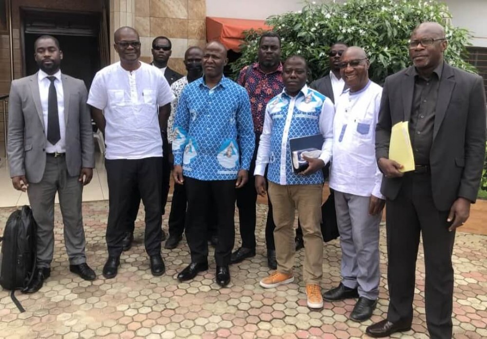 Image de Politique. Un climat de tension et de peur règne à Abidjan depuis l'annonce du Parti des Peuples Africains - Côte d'Ivoire (PPA-CI) concernant l'enlèvement de l'ancien ministre Charles Rodel Dosso. Dans la soirée du samedi 5 octobre, le parti a diffusé un communiqué accablant, dénonçant l'intervention musclée d'un groupe d'hommes encagoulés, présumément armés, venus à son domicile. L'ex-ministre, actuellement Secrétaire Général Adjoint (SGA) du PPA-CI en charge de la mobilisation de la société civile, aurait été enlevé sous les yeux de sa famille, sans qu'aucun mandat d'arrêt ne soit présenté. Ce rapt, qui survient dans un contexte politique déjà tendu, fait craindre un retour aux méthodes répressives et autoritaires, marquant une étape supplémentaire dans la crispation de la vie politique ivoirienne. Un Enlèvement en Pleine Nuit : Le Récit Accablant du PPA-CI Selon le communiqué publié par le PPA-CI, Charles Rodel Dosso a été enlevé par un commando d'hommes armés et encagoulés. Les faits se sont produits au domicile de l'ancien ministre, où il était entouré de sa femme et de ses enfants. Le récit est glaçant : les assaillants se sont introduits par effraction, imposant la terreur dans cette maison familiale, avant de s'emparer de l'ancien membre du gouvernement et de deux de ses collaborateurs, qu'ils ont emmenés vers une destination inconnue. « Ils ont affirmé être en mission pour le gouvernement », dénonce le parti dans son communiqué, soulignant que ces hommes n'ont présenté aucun mandat d'arrêt. Le PPA-CI dénonce fermement cette intervention, qu'il qualifie de « dérive dictatoriale et de pratique d'un autre âge ». Pour les responsables du parti, cet acte s'inscrit dans une logique de répression politique visant à museler les opposants et à intimider la société civile. Les détails fournis par le PPA-CI ont suscité une vague d'indignation, tant au sein de la classe politique que dans l'opinion publique. Cet acte de violence symbolise pour beaucoup un retour en arrière, vers des pratiques déjà dénoncées pendant la crise post-électorale de 2011. Pour de nombreux observateurs, ce genre de méthode, loin de promouvoir la stabilité, ne fait qu'éloigner les perspectives d'une réconciliation nationale tant espérée. Le Parti des Peuples Africains - Côte d'Ivoire n'a pas tardé à réagir à l'enlèvement de l'un de ses principaux dirigeants. Dans un communiqué diffusé le soir même, le parti a fait part de son indignation et de sa colère face à ce qu'il considère comme une attaque dirigée contre l'opposition politique en Côte d'Ivoire. « Nous dénonçons avec force ces méthodes d'un autre âge, qui rappellent les heures sombres de la répression politique dans notre pays », a déclaré le porte-parole du parti. Le PPA-CI a appelé à la libération immédiate de Charles Rodel Dosso et de ses collaborateurs, tout en exhortant les autorités à respecter les principes fondamentaux de l'État de droit. Pour le parti, cet enlèvement est une tentative flagrante de faire taire une voix qui dérange. Le Secrétaire Général Adjoint était, en effet, connu pour son engagement en faveur des libertés civiles et son activisme au sein de la société civile. Son rôle dans la mobilisation citoyenne faisait de lui une figure emblématique de la résistance pacifique à ce que le PPA-CI qualifie de « dérive autoritaire du régime RHDP ». « Nous demandons aux services de sécurité de respecter la procédure normale, qui consiste à convoquer et à auditionner les personnes s'il y a des reproches à leur faire », précise le communiqué. Le parti appelle également la communauté internationale à réagir face à ce qu'il qualifie de violation manifeste des droits humains, soulignant que le silence face à de tels actes ne fait qu'encourager leur répétition. Un Contexte Politique Sous Haute Tension Cet enlèvement survient dans un contexte politique déjà très tendu en Côte d'Ivoire. Depuis la crise post-électorale de 2011, qui a vu le pays sombrer dans la violence et la division, la situation politique est restée fragile. Le Parti au pouvoir, le Rassemblement des Houphouëtistes pour la Démocratie et la Paix (RHDP), est souvent accusé par ses détracteurs de vouloir étouffer toute opposition et de gouverner par la peur. Le PPA-CI, parti fondé par l'ancien président Laurent Gbagbo, incarne pour beaucoup la résistance face à ce qu'ils considèrent comme une dérive autoritaire. L'enlèvement de Charles Rodel Dosso n'est pas un acte isolé. Ces derniers mois, plusieurs figures de l'opposition ont fait l'objet d'intimidations, de convocations arbitraires et parfois d'arrestations. Pour les observateurs, cette situation témoigne d'une volonté de restreindre l'espace politique et d'empêcher toute mobilisation populaire. La stratégie semble claire : affaiblir l'opposition en la privant de ses figures emblématiques, en multipliant les actes d'intimidation et en instaurant un climat de peur. « Le but est de faire taire toute opposition, de museler toute forme de contestation », explique un analyste politique ivoirien sous couvert d'anonymat. Il souligne que cette stratégie risque de polariser davantage une société déjà marquée par des tensions ethniques et politiques. Face à ce qu'ils considèrent comme une tentative d'intimidation, le PPA-CI a appelé ses militants et l'ensemble des Ivoiriens à rester mobilisés. « Ne cédons pas à la peur. Restons unis et solidaires », a déclaré l'un des responsables du parti lors d'une intervention publique. Cet appel à la mobilisation vise à résister à ce que le parti perçoit comme une tentative d'étouffer toute contestation citoyenne. Le PPA-CI a également sollicité l'intervention de la communauté internationale, demandant aux organisations de défense des droits de l'homme de se pencher sur la situation. Pour le parti, il est essentiel que des observateurs indépendants puissent enquêter sur cet enlèvement et garantir la sécurité des personnes enlevées. Plusieurs organisations non gouvernementales, tant locales qu'internationales, ont déjà exprimé leur préoccupation face à cette situation et ont appelé les autorités ivoiriennes à faire la lumière sur cette affaire. La réaction des partenaires internationaux de la Côte d'Ivoire est attendue, notamment celle des Nations Unies et de l'Union Africaine, qui ont souvent joué un rôle de médiation dans les crises que le pays a connues. Pour beaucoup, il est crucial que ces institutions réagissent de manière proactive afin d'éviter une nouvelle escalade de la violence et de la répression. Des Conséquences Sur la Vie Politique Ivoirienne ? L'enlèvement de Charles Rodel Dosso pourrait avoir des conséquences profondes sur la scène politique ivoirienne. En effet, cet acte pourrait décider d'autres figures de l'opposition à réduire leurs activités publiques, par crainte de subir le même sort. Un climat de peur et d'incertitude risque de s'installer, limitant l'exercice des libertés d'expression et de manifestation, pourtant essentielles à la démocratie. Par ailleurs, la mobilisation citoyenne pourrait s'intensifier face à cet acte perçu comme une provocation de trop. Le PPA-CI, en tant que parti politique influent, pourrait profiter de cet élan pour renforcer ses rangs et réunir des soutiens au niveau national comme international. La question est de savoir si cette mobilisation sera suffisante pour résister aux tentatives d'intimidation et pour plaider en faveur d'une transition démocratique et paisible. « Nous ne resterons pas silencieux face à l'injustice », a promis un membre influent du parti, appelant la population à ne pas se laisser intimider. Pour beaucoup de militants, cet enlèvement est l'incarnation même des luttes qu'ils mènent contre la répression et pour la restauration des libertés publiques en Côte d'Ivoire. La situation actuelle en Côte d'Ivoire pose de sérieuses questions sur l'avenir de la démocratie et de l'État de droit dans le pays. L'enlèvement de Charles Rodel Dosso, s'il est avéré, est une atteinte grave aux libertés fondamentales et aux principes d'un gouvernement démocratique. Alors que le pays s'apprête à entrer dans une nouvelle phase électorale, ces pratiques sont susceptibles de nuire à la confiance des citoyens dans les institutions et de compromettre la stabilité nationale. La communauté internationale est-elle prête à intervenir pour prévenir une nouvelle crise en Côte d'Ivoire ? Le gouvernement ivoirien est-il disposé à faire un pas en avant pour restaurer un climat de confiance et de respect des droits de l'homme ? La question reste ouverte, et l'avenir de la Côte d'Ivoire semble plus incertain que jamais face à ces défis politiques.