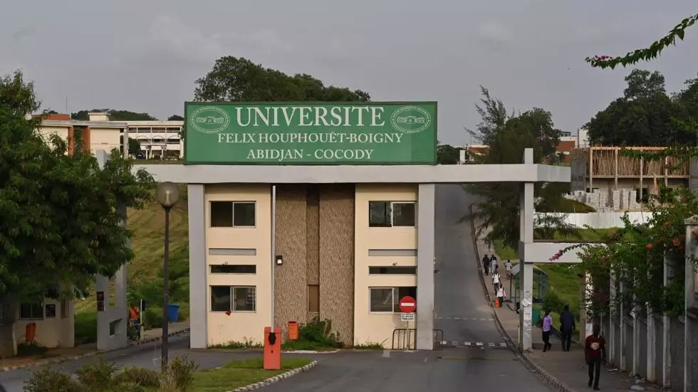 Image de Politique. La situation de Kambou Sié, Secrétaire général de la Fédération estudiantine et scolaire de Côte d’Ivoire (FESCI), s’est brusquement compliquée suite aux événements tragiques ayant conduit à la mort de Deagoue Mars Aubin, alias « Général sorcier ». Après quelques jours de garde à vue, Kambou Sié et plusieurs autres membres de la FESCI ont été placés sous mandat de dépôt pour des accusations graves d’homicide, d'association de malfaiteurs et de complicity dans ce meurtre. Les autorités judiciaires se penchent sur cette affaire qui révèle les tensions internes d'une organisation historiquement marquée par des controverses, et démontrent une volonté de ne laisser aucune impunité prévaloir. Un épisode sombre au sein de la FESCI La mort de Deagoue Mars Aubin, surnommé « Général sorcier », a plongé l’organisation estudiantine la plus influente de Côte d’Ivoire dans une crise d’une ampleur sans précédent. L'arrestation du Secrétaire général de la FESCI, Kambou Sié, accompagnée de plusieurs de ses collaborateurs, suscite de vives interrogations sur la nature des relations entre les membres de cette organisation qui a souvent joué un rôle important sur la scène politique ivoirienne. Les faits qui ont conduit à cette tragédie se sont déroulés dans un contexte de tensions internes au sein de la FESCI, alors que des dissensions étaient de plus en plus perceptibles parmi les différents groupes qui la composent. Selon plusieurs témoins, les conflits entre factions rivales au sein de l'organisation se sont intensifiés ces dernières semaines, menant à une escalade de la violence qui a finalement coûté la vie à Deagoue Mars Aubin. Celui-ci était connu pour son influence grandissante au sein de la FESCI et pour ses prises de position parfois controversées, ce qui pourrait avoir contribué à alimenter ces tensions fatales. Le procès en vue pour Kambou Sié et les autres membres de la FESCI impliqués s'annonce complexe, tant les accusations portées à leur encontre sont lourdes. Selon le procureur de la République, une information judiciaire a été ouverte pour « association de malfaiteurs », « assassinat », et « complicity d'assassinat », notamment en lien avec le décès de Deagoue Mars Aubin. Les prévenus doivent également répondre des faits de « coups mortels » à l'encontre de Diomandé Khalifa, un autre membre de l'organisation, laissant présager un climat de violence systémique au sein de la FESCI. Cette affaire a entraîné une mobilisation importante des forces de sécurité pour retrouver les autres membres activement recherchés. Parmi les personnes en fuite figurent des figures bien connues du milieu estudiantin, tels que Konin Ané Cyriac, dit Yanko, Kouessi Toty, surnommé Non Coupable, Assy Benié, alias Toumba, et bien d'autres. La liste des suspects montre l'ampleur de l'organisation et l'influence des protagonistes impliqués. La violence au cœur d'une organisation étudiante influente La FESCI est loin d'être une organisation comme les autres. Depuis sa création, elle s’est illustrée par son influence considérable au sein du monde étudiant, mais également par son rôle parfois controversé dans la sphère politique nationale. Née dans un contexte où la voix des étudiants devait être entendue face aux difficultés rencontrées par le système éducatif, la FESCI a su se faire une place à part, tant auprès des jeunes que des dirigeants. Cependant, cette influence n’a pas toujours été positive. L’organisation a souvent été accusée d’user de la violence pour faire entendre ses revendications, et les récents événements ne font que raviver ces allégations. De nombreux observateurs estiment que la violence est devenue une composante systémique de l'organisation, où des conflits de leadership débouchent sur des affrontements physiques entre ses membres. Les tensions entre groupes rivaux, qui s'affrontent pour le contrôle de la FESCI, semblent avoir été un élément déclencheur du drame actuel. Pour plusieurs anciens membres de l'organisation, cette dynamique interne est symptomatique d'une structure qui a perdu de vue ses valeurs fondatrices. « La FESCI n'est plus ce qu'elle était. Aujourd'hui, c'est avant tout un jeu de pouvoir », a déclaré un ancien membre sous couvert d'anonymat. L'incarcération de Kambou Sié et de ses camarades met en évidence la volonté des autorités ivoiriennes de faire face à la violence au sein du monde estudiantin. Le procureur de la République a été clair sur la question : « Les événements récents ne resteront pas impunis. La justice fera son travail, et les coupables seront sanctionnés conformément à la loi ». Ces propos illustrent une ferme détermination à ne pas laisser cette affaire être étouffée, comme cela a pu être le cas par le passé pour d'autres affaires impliquant la FESCI. Au-delà des conséquences judiciaires, cette affaire risque également d'avoir des répercussions importantes sur le fonctionnement de la FESCI et sa perception par le grand public. Pour nombre d'observateurs, l'organisation fait face à une crise existentielle qui pourrait remettre en question sa légitimité et son rôle au sein de la communauté estudiantine. En effet, les étudiants eux-mêmes sont de plus en plus divisés quant au rôle de la FESCI dans la défense de leurs intérêts. Une FESCI en perte de vitesse ? La FESCI a été pendant des décennies le porte-étendard de la lutte pour de meilleures conditions éducatives en Côte d'Ivoire. De nombreuses batailles ont été menées pour l’amélioration des infrastructures universitaires, la baisse des frais d'inscription et la valorisation des diplômes. Mais les récents événements semblent marquer une époque où la FESCI est perçue moins comme une organisation à l'avant-garde de la défense des droits des étudiants et plus comme une structure gangrenée par les luttes de pouvoir. Les tensions internes, souvent motivées par des intérêts personnels ou par le désir de contrôler les réseaux d'influence, ont fini par éloigner l'organisation de sa mission initiale. Pour certains étudiants, la FESCI n'est plus en phase avec leurs préoccupations quotidiennes et ses méthodes violentes ne trouvent plus d'écho auprès de la jeunesse actuelle, en quête de solutions constructives et pacifiques pour faire valoir ses droits. « La FESCI a joué un rôle crucial par le passé, mais aujourd'hui, elle a perdu sa voie. Nous avons besoin de leaders qui soient de véritables porte-parole des étudiants, pas de factions qui s'entredéchirent », témoigne un étudiant de l'Université de Cocody. Face à cette situation, le rôle de l’État est crucial. Si la justice doit faire son travail en punissant les responsables, il est également essentiel de se pencher sur la prévention de ce type de violence. L’implication de l’État dans la gestion des conflits au sein des campus doit être repensée pour prévenir les dérapages qui ont émaillé cette affaire tragique. Il est également important de réfléchir à des moyens de canaliser les revendications étudiantes vers des formes d'expression non violentes. Pour ce faire, le dialogue entre les autorités académiques, les étudiants et les responsables de la FESCI doit être renforcé. Le gouvernement a récemment annoncé la création d'un comité de concertation pour améliorer les relations entre les étudiants et l'administration universitaire, une mesure qui pourrait être un premier pas vers l'apaisement. Vers une reconfiguration de la FESCI ? Le futur de la FESCI semble incertain. Avec l'incarcération de Kambou Sié et de plusieurs autres membres importants de l'organisation, la question de la succession se pose de manière urgente. Certains étudiants et observateurs plaident pour une refonte complète de la structure, afin de la rendre plus démocratique et transparente. « La FESCI doit se réinventer si elle veut encore jouer un rôle dans le système éducatif ivoirien. Elle doit revenir à ses fondamentaux, c'est-à-dire la défense des droits des étudiants sans violence ni coercition », soutient un universitaire. Certains éléments de la société civile ont également appelé à un encadrement plus strict des organisations étudiantes pour éviter les débordements. Pour ces acteurs, il est nécessaire de créer des espaces de dialogue où les revendications étudiantes peuvent être discutées dans un cadre apaisé, loin des tensions qui caractérisent actuellement la FESCI. Alors que la FESCI est plongée dans la tourmente, la question de l'avenir de la représentation des étudiants en Côte d'Ivoire se pose. Les événements récents ont mis en lumière les failles d'une organisation en perte de repères, où les luttes internes prennent le pas sur les intérêts des étudiants. Dans un contexte où la jeunesse ivoirienne est en quête de perspectives et d'opportunités, il est essentiel que leur voix soit portée par des leaders capables d'incarner leurs aspirations de manière pacifique et constructive. Alors, quel avenir pour la représentation étudiante en Côte d'Ivoire ? La FESCI parviendra-t-elle à se réformer pour redevenir un acteur positif dans la vie universitaire, ou la place est-elle à prendre par une nouvelle génération de leaders prêts à réinventer la représentation estudiantine ?