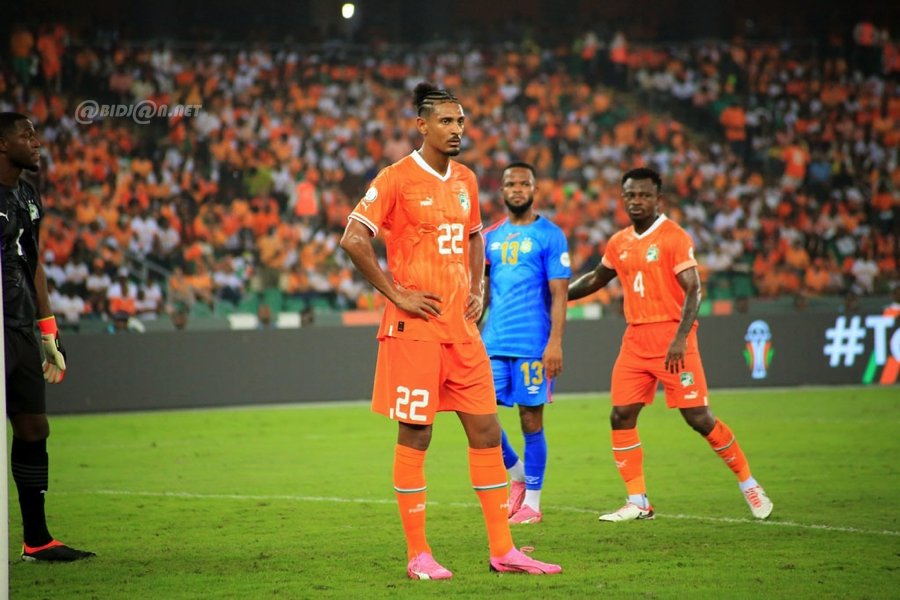 Image de Football. La nouvelle est tombée comme un couperet. La Fédération Ivoirienne de Football (FIF) a annoncé ce lundi 7 octobre l'indisponibilité de l'international ivoirien Sébastien Haller, convoqué pour participer aux 3ème et 4ème journées des éliminatoires de la Coupe d'Afrique des Nations (CAN) Maroc 2025. Cette absence, due à une blessure contractée à la hanche, représente un véritable coup dur pour les Éléphants, qui s'apprêtaient à affronter la Sierra Leone dans une double confrontation cruciale pour la suite de leur parcours qualificatif. Retour sur les événements et les enjeux de cette compétition continentale. Une blessure qui tombe au pire moment L'absence de Sébastien Haller est sans doute un coup de massue pour l'équipe nationale ivoirienne. Le joueur de Leganés, qui évolue en Liga, a contracté une blessure à la hanche le vendredi 4 octobre 2024 lors de la 9ème journée de championnat face au FC Valence. Selon le communiqué de la FIF, l'international ivoirien sera indisponible pendant au moins dix jours pour des raisons médicales, une décision qui a été prise après une évaluation médicale approfondie. Ce forfait intervient à un moment crucial pour la sélection ivoirienne, qui doit disputer deux matchs importants dans le cadre des éliminatoires de la CAN 2025. Sébastien Haller, connu pour ses qualités de buteur et son expérience, était considéré comme un atout majeur pour les Éléphants face aux Leone Stars de la Sierra Leone. Son absence laisse un vide dans l'attaque ivoirienne, une situation qui inquiète les supporters et le staff technique, qui comptaient sur sa présence pour faire la différence lors de ces rencontres décisives. Pour pallier l'absence de Sébastien Haller, le sélectionneur national Emerse Faé a fait appel à Guy Stéphane Bedi, attaquant du FC San Pedro. Ce dernier a été appelé pour intégrer l'équipe durant cette fenêtre internationale qui s'étend du 7 au 15 octobre 2024. Bien que moins expérimenté sur la scène internationale, Guy Stéphane Bedi a su montrer ses compétences sur le plan local, où il a réalisé de bonnes performances avec son club. Cependant, les attentes sont grandes, et la pression est bien présente. Le jeune attaquant devra saisir cette opportunité pour se montrer à la hauteur de la situation et prouver qu'il peut être une solution viable en attaque. Pour Emerse Faé, c'est un pari, mais c'est aussi une chance de montrer la profondeur de l'équipe ivoirienne et de mettre en avant de nouveaux talents. « Nous avons toute confiance en Guy Stéphane Bedi, qui a démontré de belles choses avec son club. Nous espérons qu'il saura répondre aux attentes et aider l'équipe dans ces moments cruciaux », a déclaré le sélectionneur national. Les Éléphants face à un défi crucial La double confrontation face à la Sierra Leone constitue un tournant décisif dans la campagne de qualification de la Côte d'Ivoire pour la CAN 2025, qui se tiendra au Maroc. Le premier match est prévu pour le vendredi 11 octobre 2024, au stade Laurent Pokou de San Pedro, tandis que le match retour se déroulera le 15 octobre au Complexe sportif Samuel-Kanyon-Doe de Monrovia, au Liberia. Ces deux rencontres sont capitales, non seulement parce qu'elles peuvent permettre aux Éléphants de consolider leur position en tête du groupe, mais aussi parce qu'elles serviront de test pour évaluer la résilience de l'équipe face aux imprévus. La Sierra Leone, bien que moins réputée que la Côte d'Ivoire sur la scène continentale, est connue pour son jeu physique et son envie de renverser les grandes équipes. Les Éléphants devront se présenter sous leur meilleur jour pour espérer récolter les six points en jeu. Le capitaine de la sélection, Franck Kessié, a appelé à la mobilisation et à l'unité de l'équipe. « La blessure de Sébastien est un coup dur, mais nous devons rester concentrés. Nous avons un groupe solide et nous sommes prêts à relever le défi. C'est ensemble que nous pourrons aller chercher la qualification », a-t-il affirmé lors de la conférence de presse pré-match. Le stade Laurent Pokou prêt pour accueillir les supporters Le stade Laurent Pokou de San Pedro, qui accueillera la rencontre du 11 octobre, est prêt à recevoir les énormes foules de supporters qui se préparent à encourager les Éléphants. La FIF a annoncé avoir pris des mesures pour assurer la sécurité et le bon déroulement de l'événement, et les billets ont été mis en vente plusieurs jours à l'avance. Les autorités espèrent que les supporters viendront en grand nombre pour galvaniser l'équipe, malgré l'absence d'une des têtes d'affiche, Sébastien Haller. À San Pedro, l'ambiance s'annonce électrique, les fans espérant voir leurs héros surmonter cette épreuve et continuer sur la voie de la qualification pour la CAN. Pour beaucoup, ces matchs à domicile sont l'occasion de rappeler la ferveur du peuple ivoirien pour le football et de montrer à quel point cette équipe représente un symbole d'unité et de fierté nationale. Les Éléphants devront faire face à la Sierra Leone avec une équipe remaniée, mais l'objectif reste le même : s'imposer et poursuivre leur parcours vers la CAN 2025. Le sélectionneur Emerse Faé a insisté sur l'importance de maintenir la dynamique de groupe et de ne pas laisser cette blessure perturber l'équipe. « Chaque joueur a un rôle à jouer, et c'est en restant soudés que nous pourrons faire face aux difficultés. Nous avons des talents, et nous devons faire confiance à ceux qui sont présents », a-t-il déclaré. L'absence de Haller pourrait également offrir l'opportunité à d'autres joueurs de se révéler et de prendre des responsabilités au sein de l'équipe. Des joueurs comme Christian Kouamé, qui a montré des signes prometteurs ces derniers mois, devront élever leur niveau de jeu pour compenser l'absence du buteur phare. La capacité de l'équipe à s'adapter aux imprévus sera déterminante pour la suite de la compétition. Quel avenir pour Sébastien Haller dans ces éliminatoires ? La question qui se pose maintenant est celle de l'avenir de Sébastien Haller dans cette campagne de qualification pour la CAN 2025. Sa blessure, bien que jugée sans gravité majeure, intervient à un moment crucial où chaque match compte pour la qualification. Le staff médical de la sélection est confiant quant à son rétablissement rapide, mais il faudra voir dans quelle mesure cette blessure affectera ses performances futures. Les supporters ivoiriens espèrent un retour rapide de leur attaquant vedette, qui est considéré comme l'une des pièces maîtresses du dispositif des Éléphants. En attendant, c'est une équipe sans Haller qui devra prouver sa valeur sur le terrain et montrer que le collectif peut prévaloir sur les individualités. Alors que les Éléphants se préparent à affronter la Sierra Leone, l'incertitude autour de la blessure de Sébastien Haller soulève des questions sur la capacité de l'équipe à maintenir son niveau de performance. Le défi est de taille, mais il représente aussi une opportunité pour les autres joueurs de se démarquer et de prouver qu'ils peuvent faire la différence. La question qui demeure est la suivante : comment l'équipe ivoirienne peut-elle surmonter cette épreuve et continuer son parcours vers la CAN 2025 sans l'un de ses meilleurs éléments ? Les matchs contre la Sierra Leone seront-ils l'occasion de révéler de nouveaux talents capables de porter les Éléphants vers la victoire ? Seul le terrain apportera la réponse.