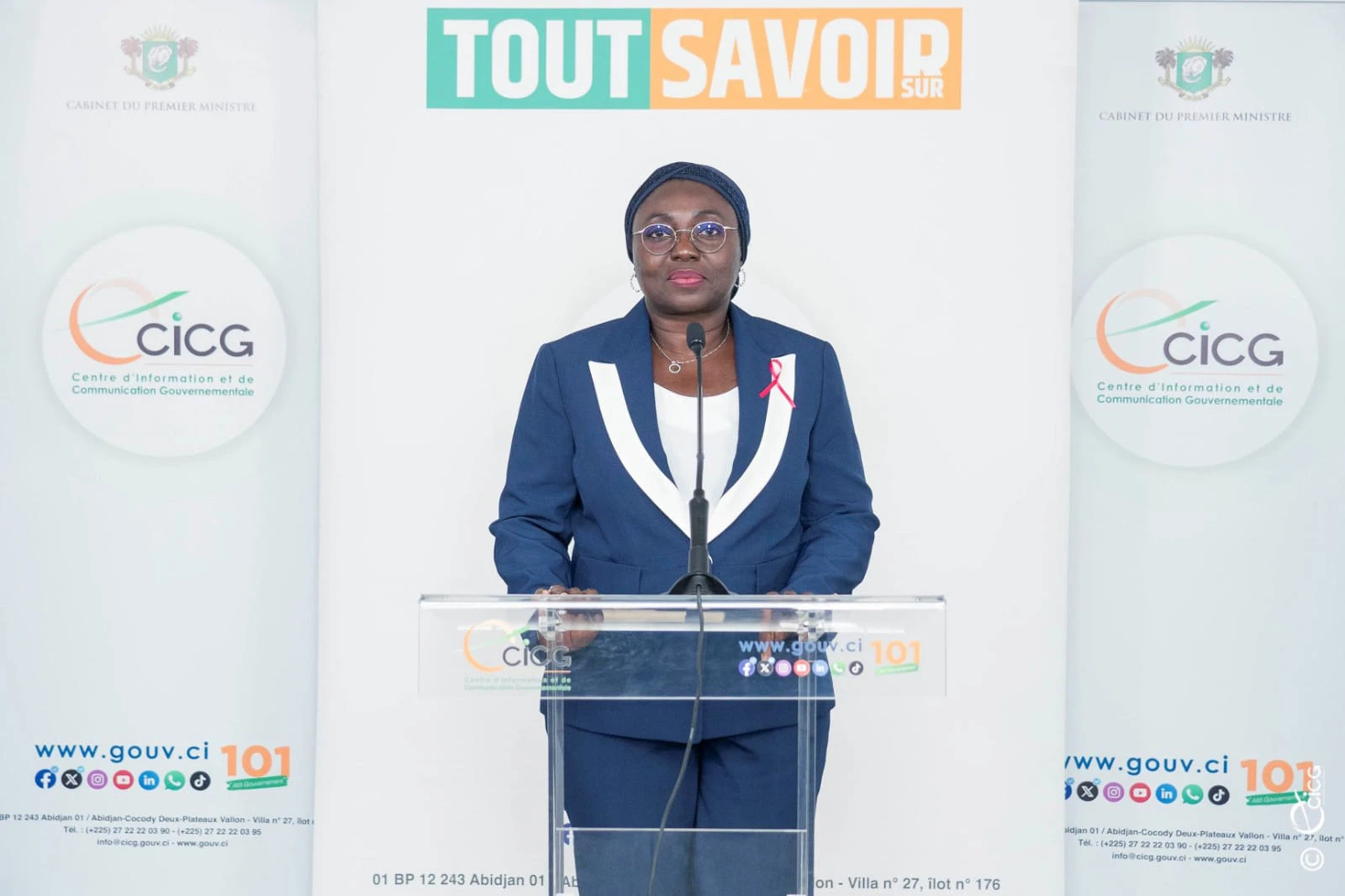 Image de Société. Lors de la conférence de presse hebdomadaire "Tout Savoir Sur", organisée par le Centre d'Information et de Communication Gouvernementale (CICG), Fatou Fofana Soro, directrice générale de la Protection sociale, a annoncé une hausse significative des pensions des retraités en Côte d'Ivoire. Cette mesure s'inscrit dans une volonté claire du gouvernement de préserver le pouvoir d'achat des retraités et de garantir leur bien-être face aux défis économiques actuels. Des revalorisations pour compenser l'inflation et améliorer le niveau de vie Au cours des dix dernières années, les pensions des retraités ivoiriens ont connu une revalorisation globale de 30 %. Cette progression, annoncée par Fatou Fofana Soro, est le résultat d'une politique de revalorisations périodiques, appliquées tant au secteur public qu'au secteur privé. "Afin de préserver et d'améliorer le pouvoir d'achat des retraités, le gouvernement a institué des revalorisations périodiques des pensions. En dix ans, les pensions ont ainsi enregistré une augmentation de 30 %", a-t-elle déclaré. Cette initiative vise à compenser les effets de l'inflation qui, au fil des ans, grignote le pouvoir d'achat des retraités. En augmentant les pensions, le gouvernement souhaite non seulement préserver le niveau de vie des anciens travailleurs, mais aussi maintenir l'équilibre financier des caisses de retraite. Cette approche, qui prend en compte l'évolution des prix et les besoins accrus des retraités, témoigne de l'attention portée par les autorités aux problèmes socio-économiques auxquels sont confrontées les personnes âgées. En plus de la revalorisation des pensions, Fatou Fofana Soro a également annoncé une augmentation des allocations familiales pour les retraités du secteur public ayant des enfants à charge. Désormais, ces allocations sont passées de 2 500 à 5 000 francs CFA par mois et par enfant, une mesure mise en place depuis 2022. Cette augmentation constitue un soutien supplémentaire pour les retraités, leur permettant de faire face aux dépenses liées à leurs enfants à charge, et de renforcer ainsi leur pouvoir d'achat. Cette mesure est particulièrement importante dans un contexte où de nombreux retraités continuent d'avoir des charges familiales élevées, que ce soit des enfants ou des petits-enfants à leur charge. En augmentant ces allocations, le gouvernement montre sa volonté d'accompagner les familles et d'assurer un niveau de vie décent aux retraités qui continuent de jouer un rôle central au sein de leurs foyers. La question de la protection sociale en Côte d'Ivoire ne concerne pas uniquement les retraités du secteur formel. Fatou Fofana Soro a souligné l'importance d'inclure les travailleurs indépendants et ceux du secteur informel dans le système de retraite. Ces travailleurs représentent entre 80 et 90 % de la population active en Côte d'Ivoire, et leur adhésion au système de protection sociale est une priorité pour le gouvernement. Cette initiative vise à étendre les bénéfices de la retraite à une population qui, jusqu'ici, était souvent exclue des dispositifs de protection sociale. Les travailleurs du secteur informel, qu'ils soient artisans, commerçants ou employés de services, contribuent de manière significative à l'économie ivoirienne. Toutefois, leur absence de couverture sociale les expose à une grande vulnérabilité une fois qu'ils atteignent l'âge de la retraite. En intégrant cette frange importante de la population dans le système de retraite, le gouvernement aspire à créer une société plus juste et équitable, où chacun peut bénéficier d'une protection tout au long de sa vie. La Couverture Maladie Universelle : un accès renforcé aux soins de santé L'accès aux soins de santé est un autre volet essentiel de la politique sociale du gouvernement ivoirien. Fatou Fofana Soro a rappelé que plus de 14,7 millions de personnes, dont de nombreux retraités, sont aujourd'hui enrôlées dans le programme de Couverture Maladie Universelle (CMU). Ce dispositif vise à garantir un accès aux soins de santé pour tous, en offrant une couverture des frais médicaux à un coût abordable. Pour les retraités, l'accès aux soins de santé est une préoccupation majeure, car les besoins médicaux tendent à augmenter avec l'âge. La CMU constitue donc un soutien précieux, permettant aux retraités de recevoir les soins nécessaires sans avoir à supporter des coûts prohibitifs. En élargissant l'accès à la CMU, le gouvernement cherche à garantir une vie digne aux personnes âgées et à prévenir la précarité liée aux dépenses de santé. En plus de la CMU, la Côte d'Ivoire a mis en place un régime de retraite complémentaire, qui compte aujourd'hui environ 95 000 adhérents. Ce régime offre une couverture supplémentaire aux travailleurs, leur permettant de percevoir une pension plus élevée au moment de la retraite. L'objectif est de garantir une meilleure qualité de vie aux retraités et de compléter les prestations offertes par le système de retraite de base. Le régime de retraite complémentaire est particulièrement adapté aux travailleurs qui souhaitent épargner davantage pour préparer leur retraite. Il permet de diversifier les sources de revenu et de réduire la dépendance envers les pensions de base. Pour les jeunes travailleurs, c'est également un moyen de se constituer une épargne à long terme, avec l'assurance d'un revenu décent une fois qu'ils auront quitté la vie active. Lors de son intervention, Fatou Fofana Soro a également réitér l'engagement du gouvernement à garantir à chaque retraité une fin de carrière digne, paisible et sécurisée. Actuellement, la Côte d'Ivoire compte environ 220 000 retraités, et le gouvernement est déterminé à poursuivre ses actions pour améliorer leurs conditions de vie, en renforçant les dispositifs de protection sociale et en veillant à ce que chaque retraité puisse vivre dans la dignité. Les initiatives entreprises, telles que la revalorisation des pensions et l'inclusion des travailleurs du secteur informel, sont autant de mesures qui témoignent de cette volonté de construire un système social inclusif et juste.