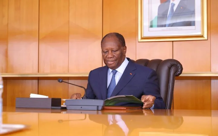 Image de Société. Le président Alassane Ouattara a récemment pris une initiative significative pour répondre aux revendications des fonctionnaires ivoiriens, en particulier celles des enseignants. Par le biais d'un décret, il a créé un Comité consultatif de la Fonction publique chargé d'examiner des questions cruciales telles que les primes, la grille salariale et le reversement des ponctions salariales. Cette mesure, adoptée dans un contexte de tensions sociales persistantes, vise à calmer le climat social avant la présidentielle de 2025. Retour sur les enjeux de cette décision et sur les attentes qu'elle suscite. Une mesure face à des revendications anciennes Le Comité consultatif de la Fonction publique sera officiellement lancé le jeudi 10 octobre 2024 à la Primature. Sa création marque une réponse du gouvernement aux revendications des syndicats de fonctionnaires, notamment ceux du secteur de l'éducation. Depuis plusieurs années, les enseignants ivoiriens réclament une révision de leurs primes et un rééquilibrage de leurs conditions salariales. Les grèves qui ont eu lieu entre 2018 et 2020 ont laissé un impact durable sur le climat social, avec des inégalités persistantes dans les rémunérations, une prime jugée insuffisante et des ponctions effectuées sur les salaires des enseignants grévistes. Ces ponctions avaient suscité une vive colère parmi le personnel enseignant, qui estime avoir été pénalisé pour avoir exercé leur droit de grève. Face à cette situation, la mise en place du Comité apparaît comme un geste d'apaisement et une volonté de trouver une solution concertée aux revendications. Les missions de ce Comité Consultatif sont vastes et relèvent d'une certaine complexité. Parmi les principales tâches qui l'attendent, figure la nécessité de réviser la grille salariale des fonctionnaires. Ce sujet est depuis longtemps un point de friction entre les syndicats et l'Etat, les enseignants reprochant au gouvernement une absence de prise en compte de leurs réalités professionnelles et une grille salariale qui ne correspond pas aux attentes du secteur. Le Comité devra également se pencher sur l'indice référentiel de base (IRB), qui constitue un autre point crucial dans les discussions salariales. Cet indice détermine le niveau de rémunération des fonctionnaires en fonction de leur ancienneté et de leur poste. Pour les syndicats, une révision de l'IRB est essentielle afin de réduire les disparités qui existent entre les différents corps de la fonction publique et de garantir une meilleure équité salariale. En outre, le Comité abordera la question des ponctions salariales imposées aux enseignants grévistes lors des mouvements sociaux de 2018 à 2020. Ces retenues avaient été imposées en guise de sanction pour participation aux grèves, mais elles sont toujours perçues par une grande partie des enseignants comme une injustice à corriger. Le Comité devra donc examiner la possibilité de reverser ces ponctions, dans le but de rétablir un climat de confiance entre le gouvernement et le secteur de l'éducation. Des représentants syndicaux et des experts pour un dialogue constructif Le décret présidentiel prévoit que le Comité Consultatif réunira des représentants des syndicats, des fonctionnaires, ainsi que des experts du secteur public. Parmi les membres nommés figure Théodore Gnagna Zadi, président de la Confédération syndicale Plateforme nationale des travailleurs de Côte d'Ivoire. Sa présence dans ce Comité est perçue comme un signe positif par les enseignants, qui espèrent que sa voix permettra de mettre en avant les préoccupations des travailleurs et de garantir que leurs revendications soient considérées avec sérieux. Pour le gouvernement, cette initiative s'inscrit dans une volonté de dialogue et de concertation avec les partenaires sociaux, afin de trouver des solutions durables aux problèmes posés par les conditions de travail des fonctionnaires. La ministre de la Fonction publique, Anne Ouloto, s'est engagée à faire tout ce qui est en son pouvoir pour que les discussions se déroulent dans un esprit constructif et que les résultats soient bénéfiques pour toutes les parties impliquées. La création de ce Comité intervient à un moment stratégique pour l'Exécutif ivoirien. Alors que les élections présidentielles de 2025 se profilent à l'horizon, le président Alassane Ouattara cherche visiblement à désamorcer les tensions sociales et à prévenir tout mouvement social susceptible de perturber le processus électoral. Le secteur de l'éducation, en particulier, est considéré comme stratégique, car il concerne un grand nombre de familles et de citoyens, et tout conflit dans ce secteur peut rapidement avoir des répercussions sur le climat politique. L'objectif affiché est d'assurer une année scolaire sans grèves et un climat social apaisé, permettant ainsi une présidentielle se déroulant dans de bonnes conditions. Les enseignants, qui ont longtemps été en première ligne des revendications sociales, sont déterminés à obtenir des réponses concrètes avant de s'engager sur la voie de l'apaisement. Cependant, la réussite de cette initiative reste conditionnée à la capacité du gouvernement à apporter des réponses concrètes aux revendications des enseignants et des autres fonctionnaires. Les attentes sont grandes, et les syndicats restent vigilants quant aux résultats que produiront les discussions au sein du Comité. Les attentes des syndicats et des fonctionnaires Pour les syndicats, la création de ce Comité est une première étape positive, mais elle doit être suivie de mesures concrètes et tangibles. Les enseignants et les autres fonctionnaires attendent des engagements fermes de la part du gouvernement, notamment en ce qui concerne l'amélioration des conditions salariales, la révision de la grille et le reversement des ponctions salariales. Théodore Gnagna Zadi, président de la Plateforme nationale des travailleurs de Côte d'Ivoire, a déclaré : "Nous attendons que le Comité soit un véritable espace de dialogue et non une simple formalité. Les enseignants ont besoin de réponses concrètes, et nous ferons tout pour que leurs revendications soient entendues et satisfaites." Cette déclaration illustre bien la volonté des syndicats de ne pas se contenter de promesses, mais de s'assurer que des mesures concrètes seront prises. Avec la mise en place du Comité consultatif de la Fonction publique, le gouvernement ivoirien espère rétablir un dialogue social serein et durable. Toutefois, la réussite de cette initiative dépendra de la capacité des deux parties à faire des compromis et à trouver des solutions qui répondent aux attentes des fonctionnaires tout en étant réalistes au regard des contraintes budgétaires de l'Etat. La question qui demeure est de savoir si ce Comité Consultatif saura réellement apporter les réformes attendues et répondre aux besoins des fonctionnaires, ou s'il ne sera qu'une tentative temporaire de calmer les tensions avant les élections. Comment le gouvernement pourra-t-il s'assurer que les engagements pris seront effectivement mis en œuvre pour prévenir de nouvelles crises sociales ?