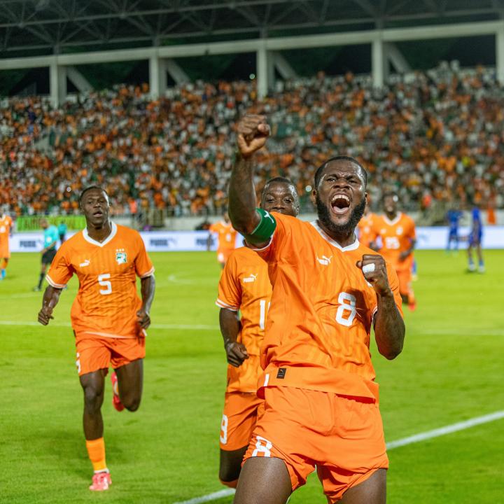 Image de Football. La troisième journée des éliminatoires de la Coupe d'Afrique des Nations 2025 a été marquée par une performance éblouissante des Éléphants de Côte d'Ivoire, qui ont imposé leur suprématie dans le groupe G en écrasant la Sierra Leone sur le score de 4-1. Une victoire qui permet à la Côte d'Ivoire de se rapprocher significativement de la qualification pour le grand tournoi continental, prévu en 2025. Les Éléphants ont démontré leur solidité, leur résilience et leur désir de briller sur la scène internationale, offrant une prestation qui ne laisse aucun doute quant à leurs ambitions futures. Un début de match à sens unique Dès les premiers instants du match, les Éléphants ont fait preuve d'une détermination sans faille. En seulement trois minutes de jeu, Nicolas Pépé a ouvert la marque, envoyant un signal clair aux Leone Stars : la Côte d'Ivoire ne venait pas pour se contenter du minimum. "Nous voulions prendre les commandes dès le début," a déclaré l'attaquant ivoirien après la rencontre. Son but précoce, résultat d'une attaque fulgurante, a illustré la capacité des Ivoiriens à exploiter chaque ouverture offerte par leurs adversaires. Cependant, la réaction de la Sierra Leone n'a pas tardé à venir. Alhassan Koroma, par un éclair de génie, a réussi à tromper la défense ivoirienne et à égaliser avant la mi-temps. "C'était un moment crucial pour nous, nous devions réagir," a expliqué Koroma. Ce but est venu rappeler aux Éléphants qu'une victoire n'était jamais acquise d'avance et que la Sierra Leone était prête à se battre jusqu'au bout. À leur retour sur le terrain, les Ivoiriens étaient déterminés à prouver leur supériorité. Franck Kessié, le capitaine des Éléphants, a su prendre ses responsabilités et redonner l'avantage à son équipe à la 51e minute. Ce but est venu concrétiser la pression offensive des Ivoiriens qui ne laissaient aucune marge de manœuvre à leurs adversaires. Le capitaine Kessié, dans une performance de grande classe, a ensuite transformé un penalty à la 76e minute, portant le score à 3-1. Ce penalty était le résultat d'une faute commise sur Max-Alain Gradel, qui, par ses percées incessantes, a mis à mal la défense adverse. "Il fallait que je sois présent pour mon équipe dans ces moments décisifs," a affirmé Kessié, qui, par son calme et son assurance, a réussi à convertir ce coup de pied arrêté. L'incontournable Oumar Diakhité conclut le spectacle La fin de la rencontre a été marquée par l'entrée en scène d'Oumar Diakhité, surnommé le "wrouwrou", qui a scellé la victoire des Éléphants en inscrivant un nouveau penalty à la 87e minute. Avec son habituel sang-froid, Diakhité a réalisé une frappe imparable, éteignant tout espoir de remontée pour les Leone Stars. "Nous avons su rester concentrés jusqu'à la fin," a-t-il déclaré. Ce quatrième but est venu symboliser la domination totale des Ivoiriens sur la rencontre. La prestation des Éléphants de Côte d'Ivoire face à la Sierra Leone est le résultat d'une dynamique collective impressionnante. Le coach Jean-Louis Gasset a su trouver la formule pour optimiser le potentiel de son équipe. "La force de cette équipe, c'est l'esprit de groupe et la solidarité sur le terrain," a affirmé l'entraîneur ivoirien. Le retour en forme de certains cadres comme Nicolas Pépé et Franck Kessié, ainsi que l'émergence de jeunes talents, permet à la Côte d'Ivoire d'afficher une équipe équilibrée, capable de rivaliser avec les meilleures nations africaines. Les automatismes semblent se renforcer à chaque match, et la profondeur du banc ivoirien offre au sélectionneur de multiples options stratégiques. L'implication de chaque joueur, même ceux qui entrent en cours de jeu, est également un élément-clé qui a fait la différence lors de cette rencontre. Avec cette victoire probante, la Côte d'Ivoire se rapproche sérieusement de la qualification pour la CAN 2025. Le parcours sans faute des Éléphants jusqu'à présent leur permet d'envisager sereinement la suite des éliminatoires. Une qualification anticipée serait non seulement une récompense pour le travail accompli par toute l'équipe, mais également une occasion de préparer avec plus de sérénité la phase finale du tournoi. L'entraîneur Gasset a déclaré : "Il est essentiel pour nous de nous qualifier le plus tôt possible afin de pouvoir peaufiner nos stratégies et donner du temps de jeu à des joueurs qui doivent encore s'intégrer." Cette gestion anticipée est d'autant plus importante que la CAN 2025 se déroulera en Côte d'Ivoire, un élément de motivation supplémentaire pour les Éléphants, qui voudront briller devant leur public. La Sierra Leone : une équipe en reconstruction De l'autre côté du terrain, la Sierra Leone a montré de belles choses, malgré le score final. Pour une équipe en pleine phase de reconstruction, affronter une formation aussi bien rodée que celle de la Côte d'Ivoire constituait un véritable défi. "Nous avons encore du travail à accomplir, mais il y a des motifs de satisfaction," a reconnu le sélectionneur John Keister. Les Leone Stars ont démontré une résilience notable, réussissant à égaliser en première mi-temps malgré la pression constante des Éléphants. Cette défaite pourrait servir de leçon pour la Sierra Leone, qui cherche encore à retrouver une certaine stabilité dans son jeu et à intégrer de jeunes talents prometteurs. L'objectif principal reste de construire une équipe compétitive pour l'avenir, capable de jouer les trouble-fêtes lors des prochaines compétitions continentales. La performance des Éléphants lors de cette journée des éliminatoires est de bon augure pour la suite. La sélection ivoirienne, qui reste sur une trajectoire ascendante, est aujourd'hui vue comme l'une des favorites pour la CAN 2025. Mais cette victoire écrasante n'est qu'une étape dans un parcours qui promet encore de nombreux défis. "Nous devons rester concentrés et continuer à travailler dur," a prévenu Kessié. Les prochains matchs seront décisifs pour maintenir la dynamique positive. En tant qu'hôtes de la prochaine Coupe d'Afrique des Nations, les attentes sont énormes, tant du côté des supporters que des observateurs. La préparation devra être minutieuse, et les Éléphants devront éviter les excès de confiance qui pourraient leur être fatals. L'appui populaire : un élément incontournable Un élément qui ne doit pas être sous-estimé est l'appui populaire dont bénéficie l'équipe nationale. Les Éléphants, en tant qu'hôtes de la CAN, savent qu'ils pourront compter sur le soutien indéfectible de leurs supporters. "Jouer devant notre public est un privilège, mais aussi une grande responsabilité," a souligné Jean-Louis Gasset. La passion des Ivoiriens pour le football est bien connue, et la perspective de voir leur équipe soulever le trophée à domicile est un rêve qui transcende les simples frontières sportives. Si cette victoire face à la Sierra Leone a permis aux Éléphants de marquer les esprits, elle pose aussi une question fondamentale : la Côte d'Ivoire est-elle prête à relever le défi de la CAN 2025 et à confirmer son statut de favori ? Le talent est là, la motivation aussi, mais il faudra une préparation sans faille et une cohésion totale pour parvenir à triompher sur la scène continentale. Dans cette quête, chaque détail comptera, chaque match sera une étape vers un objectif ultime : le sacre africain. En définitive, cette victoire spectaculaire ouvre la voie à de grandes espérances pour les Éléphants, qui semblent avoir toutes les cartes en main pour réussir un parcours exemplaire. Mais comme le rappelle leur capitaine, "rien n'est jamais acquis dans le football, et chaque match est une nouvelle histoire à écrire." Et vous, pensez-vous que les Éléphants pourront répondre présent et être à la hauteur des attentes lors de la CAN 2025 ?